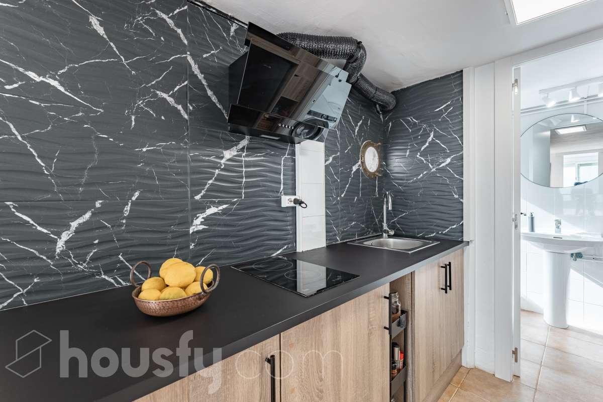 Housfy vende acogedor apartamento con vistas al mar en Vallpineda, Sitges. Ubicado en la exclusiva urbanización de Vallpineda, este luminoso apartamento esquinero ofrece un entorno tranquilo y rodeado de naturaleza, a tan solo dos minutos en coche del centro de Sitges y de sus playas. La vivienda, situada en una tercera planta con ascensor, cuenta con una distribución cómoda y funcional. Al entrar encontramos un espacio abierto que integra el salón-comedor y la cocina, con acceso directo a una agradable terraza de aproximadamente 7 m², desde donde disfrutar de unas bonitas vistas despejadas al entorno natural. Dispone de un dormitorio con grandes ventanales correderos que aportan mucha luz natural y permiten disfrutar de vistas al mar. Completa la vivienda un baño completo con ventana al exterior. La comunidad cuenta con piscina, zonas ajardinadas, servicio de conserjería y seguridad 24 horas. Además, existe la posibilidad de acceder a un club deportivo privado con piscinas, gimnasio, pistas de pádel y restaurante. La vivienda dispone de aire acondicionado y calefacción mediante split, agua caliente mediante termo eléctrico, suelos de gres, carpintería exterior de aluminio con persianas y ascensor. Zona y entorno Vallpineda es una tranquila zona residencial de Sitges, rodeada de naturaleza y bien comunicada, con servicios como supermercado, colegio internacional, club deportivo y autobús. Además, se encuentra a pocos minutos del centro, las playas y los principales accesos por carretera, con buena conexión con Barcelona y el aeropuerto. Aviso legal El precio de venta no incluye gastos de la compraventa como notaría, registro, impuestos, ni tampoco honorarios agencia. Esta publicación no es vinculante. Consulta siempre la nota simple con Housfy antes de formalizar la compraventa. Sobre nosotros Housfy es la plataforma integral de servicios inmobiliarios. Nuestra combinación de expertos y tecnología pone al alcance de todo el mundo servicios cómodos, claros y seguros. AICAT número: 7922. Nos encargamos de la gestión y asesoramiento de la compra. ¡Olvídate de todo! Hacemos los trámites por ti. Y, si además necesitas financiación, ponemos a tu disposición un bróker hipotecario para ayudarte a conseguir las mejores condiciones para tu perfil económico. ¿Quieres visitarla? Contacta con Housfy y agenda tu visita sin compromiso. Más información en: housfy.com-18