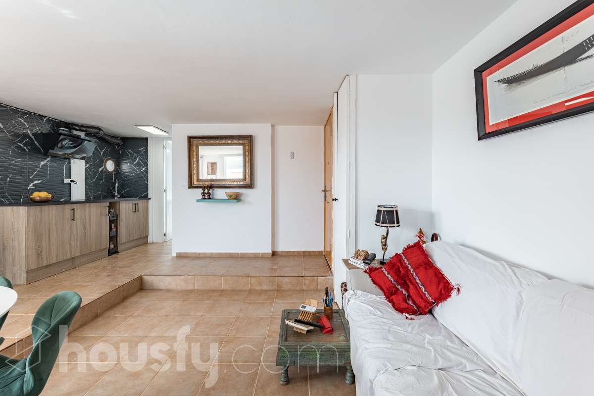 Housfy vende acogedor apartamento con vistas al mar en Vallpineda, Sitges. Ubicado en la exclusiva urbanización de Vallpineda, este luminoso apartamento esquinero ofrece un entorno tranquilo y rodeado de naturaleza, a tan solo dos minutos en coche del centro de Sitges y de sus playas. La vivienda, situada en una tercera planta con ascensor, cuenta con una distribución cómoda y funcional. Al entrar encontramos un espacio abierto que integra el salón-comedor y la cocina, con acceso directo a una agradable terraza de aproximadamente 7 m², desde donde disfrutar de unas bonitas vistas despejadas al entorno natural. Dispone de un dormitorio con grandes ventanales correderos que aportan mucha luz natural y permiten disfrutar de vistas al mar. Completa la vivienda un baño completo con ventana al exterior. La comunidad cuenta con piscina, zonas ajardinadas, servicio de conserjería y seguridad 24 horas. Además, existe la posibilidad de acceder a un club deportivo privado con piscinas, gimnasio, pistas de pádel y restaurante. La vivienda dispone de aire acondicionado y calefacción mediante split, agua caliente mediante termo eléctrico, suelos de gres, carpintería exterior de aluminio con persianas y ascensor. Zona y entorno Vallpineda es una tranquila zona residencial de Sitges, rodeada de naturaleza y bien comunicada, con servicios como supermercado, colegio internacional, club deportivo y autobús. Además, se encuentra a pocos minutos del centro, las playas y los principales accesos por carretera, con buena conexión con Barcelona y el aeropuerto. Aviso legal El precio de venta no incluye gastos de la compraventa como notaría, registro, impuestos, ni tampoco honorarios agencia. Esta publicación no es vinculante. Consulta siempre la nota simple con Housfy antes de formalizar la compraventa. Sobre nosotros Housfy es la plataforma integral de servicios inmobiliarios. Nuestra combinación de expertos y tecnología pone al alcance de todo el mundo servicios cómodos, claros y seguros. AICAT número: 7922. Nos encargamos de la gestión y asesoramiento de la compra. ¡Olvídate de todo! Hacemos los trámites por ti. Y, si además necesitas financiación, ponemos a tu disposición un bróker hipotecario para ayudarte a conseguir las mejores condiciones para tu perfil económico. ¿Quieres visitarla? Contacta con Housfy y agenda tu visita sin compromiso. Más información en: housfy.com-5