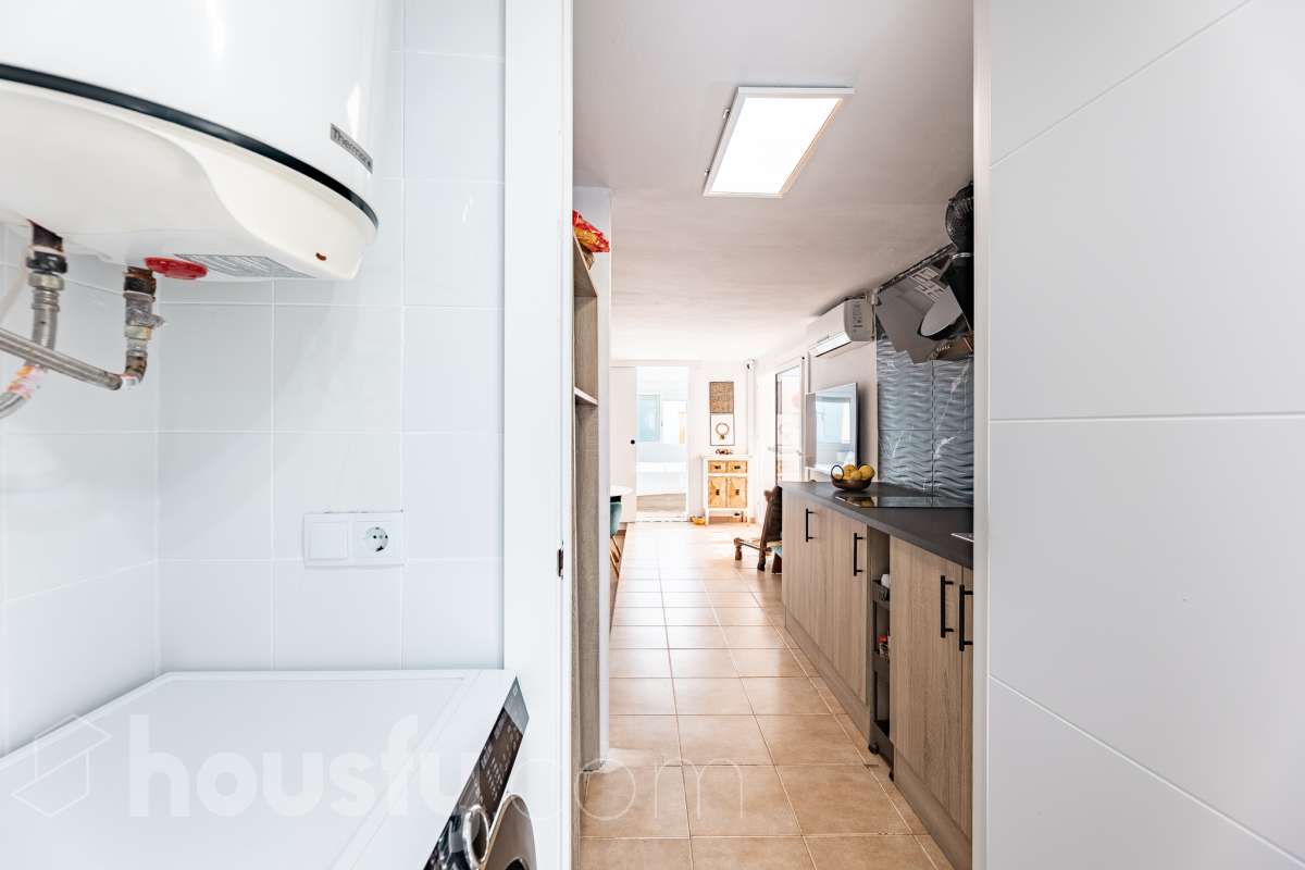 Housfy vende acogedor apartamento con vistas al mar en Vallpineda, Sitges. Ubicado en la exclusiva urbanización de Vallpineda, este luminoso apartamento esquinero ofrece un entorno tranquilo y rodeado de naturaleza, a tan solo dos minutos en coche del centro de Sitges y de sus playas. La vivienda, situada en una tercera planta con ascensor, cuenta con una distribución cómoda y funcional. Al entrar encontramos un espacio abierto que integra el salón-comedor y la cocina, con acceso directo a una agradable terraza de aproximadamente 7 m², desde donde disfrutar de unas bonitas vistas despejadas al entorno natural. Dispone de un dormitorio con grandes ventanales correderos que aportan mucha luz natural y permiten disfrutar de vistas al mar. Completa la vivienda un baño completo con ventana al exterior. La comunidad cuenta con piscina, zonas ajardinadas, servicio de conserjería y seguridad 24 horas. Además, existe la posibilidad de acceder a un club deportivo privado con piscinas, gimnasio, pistas de pádel y restaurante. La vivienda dispone de aire acondicionado y calefacción mediante split, agua caliente mediante termo eléctrico, suelos de gres, carpintería exterior de aluminio con persianas y ascensor. Zona y entorno Vallpineda es una tranquila zona residencial de Sitges, rodeada de naturaleza y bien comunicada, con servicios como supermercado, colegio internacional, club deportivo y autobús. Además, se encuentra a pocos minutos del centro, las playas y los principales accesos por carretera, con buena conexión con Barcelona y el aeropuerto. Aviso legal El precio de venta no incluye gastos de la compraventa como notaría, registro, impuestos, ni tampoco honorarios agencia. Esta publicación no es vinculante. Consulta siempre la nota simple con Housfy antes de formalizar la compraventa. Sobre nosotros Housfy es la plataforma integral de servicios inmobiliarios. Nuestra combinación de expertos y tecnología pone al alcance de todo el mundo servicios cómodos, claros y seguros. AICAT número: 7922. Nos encargamos de la gestión y asesoramiento de la compra. ¡Olvídate de todo! Hacemos los trámites por ti. Y, si además necesitas financiación, ponemos a tu disposición un bróker hipotecario para ayudarte a conseguir las mejores condiciones para tu perfil económico. ¿Quieres visitarla? Contacta con Housfy y agenda tu visita sin compromiso. Más información en: housfy.com-26