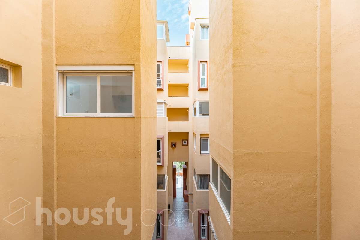 Housfy vende acogedor apartamento con vistas al mar en Vallpineda, Sitges. Ubicado en la exclusiva urbanización de Vallpineda, este luminoso apartamento esquinero ofrece un entorno tranquilo y rodeado de naturaleza, a tan solo dos minutos en coche del centro de Sitges y de sus playas. La vivienda, situada en una tercera planta con ascensor, cuenta con una distribución cómoda y funcional. Al entrar encontramos un espacio abierto que integra el salón-comedor y la cocina, con acceso directo a una agradable terraza de aproximadamente 7 m², desde donde disfrutar de unas bonitas vistas despejadas al entorno natural. Dispone de un dormitorio con grandes ventanales correderos que aportan mucha luz natural y permiten disfrutar de vistas al mar. Completa la vivienda un baño completo con ventana al exterior. La comunidad cuenta con piscina, zonas ajardinadas, servicio de conserjería y seguridad 24 horas. Además, existe la posibilidad de acceder a un club deportivo privado con piscinas, gimnasio, pistas de pádel y restaurante. La vivienda dispone de aire acondicionado y calefacción mediante split, agua caliente mediante termo eléctrico, suelos de gres, carpintería exterior de aluminio con persianas y ascensor. Zona y entorno Vallpineda es una tranquila zona residencial de Sitges, rodeada de naturaleza y bien comunicada, con servicios como supermercado, colegio internacional, club deportivo y autobús. Además, se encuentra a pocos minutos del centro, las playas y los principales accesos por carretera, con buena conexión con Barcelona y el aeropuerto. Aviso legal El precio de venta no incluye gastos de la compraventa como notaría, registro, impuestos, ni tampoco honorarios agencia. Esta publicación no es vinculante. Consulta siempre la nota simple con Housfy antes de formalizar la compraventa. Sobre nosotros Housfy es la plataforma integral de servicios inmobiliarios. Nuestra combinación de expertos y tecnología pone al alcance de todo el mundo servicios cómodos, claros y seguros. AICAT número: 7922. Nos encargamos de la gestión y asesoramiento de la compra. ¡Olvídate de todo! Hacemos los trámites por ti. Y, si además necesitas financiación, ponemos a tu disposición un bróker hipotecario para ayudarte a conseguir las mejores condiciones para tu perfil económico. ¿Quieres visitarla? Contacta con Housfy y agenda tu visita sin compromiso. Más información en: housfy.com-33