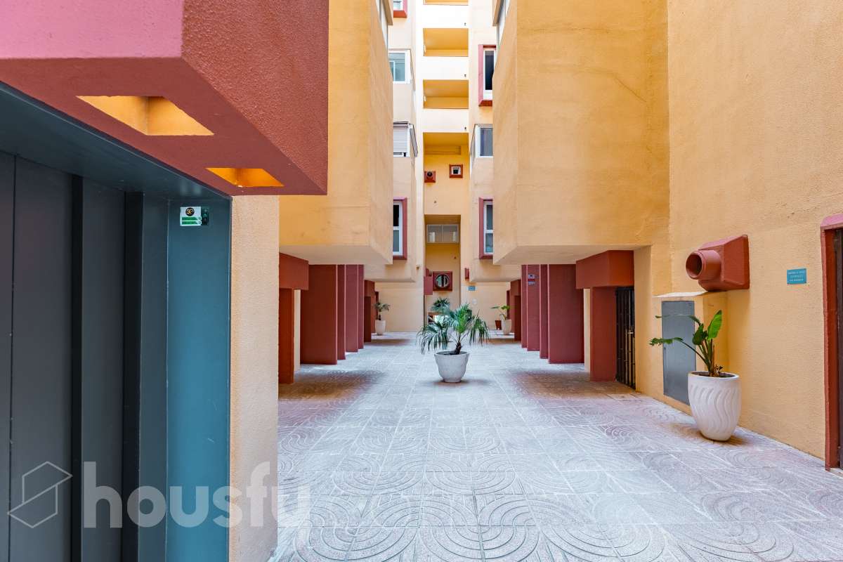 Housfy vende acogedor apartamento con vistas al mar en Vallpineda, Sitges. Ubicado en la exclusiva urbanización de Vallpineda, este luminoso apartamento esquinero ofrece un entorno tranquilo y rodeado de naturaleza, a tan solo dos minutos en coche del centro de Sitges y de sus playas. La vivienda, situada en una tercera planta con ascensor, cuenta con una distribución cómoda y funcional. Al entrar encontramos un espacio abierto que integra el salón-comedor y la cocina, con acceso directo a una agradable terraza de aproximadamente 7 m², desde donde disfrutar de unas bonitas vistas despejadas al entorno natural. Dispone de un dormitorio con grandes ventanales correderos que aportan mucha luz natural y permiten disfrutar de vistas al mar. Completa la vivienda un baño completo con ventana al exterior. La comunidad cuenta con piscina, zonas ajardinadas, servicio de conserjería y seguridad 24 horas. Además, existe la posibilidad de acceder a un club deportivo privado con piscinas, gimnasio, pistas de pádel y restaurante. La vivienda dispone de aire acondicionado y calefacción mediante split, agua caliente mediante termo eléctrico, suelos de gres, carpintería exterior de aluminio con persianas y ascensor. Zona y entorno Vallpineda es una tranquila zona residencial de Sitges, rodeada de naturaleza y bien comunicada, con servicios como supermercado, colegio internacional, club deportivo y autobús. Además, se encuentra a pocos minutos del centro, las playas y los principales accesos por carretera, con buena conexión con Barcelona y el aeropuerto. Aviso legal El precio de venta no incluye gastos de la compraventa como notaría, registro, impuestos, ni tampoco honorarios agencia. Esta publicación no es vinculante. Consulta siempre la nota simple con Housfy antes de formalizar la compraventa. Sobre nosotros Housfy es la plataforma integral de servicios inmobiliarios. Nuestra combinación de expertos y tecnología pone al alcance de todo el mundo servicios cómodos, claros y seguros. AICAT número: 7922. Nos encargamos de la gestión y asesoramiento de la compra. ¡Olvídate de todo! Hacemos los trámites por ti. Y, si además necesitas financiación, ponemos a tu disposición un bróker hipotecario para ayudarte a conseguir las mejores condiciones para tu perfil económico. ¿Quieres visitarla? Contacta con Housfy y agenda tu visita sin compromiso. Más información en: housfy.com-31