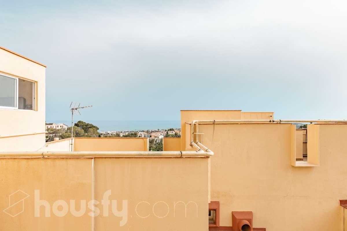 Housfy vende acogedor apartamento con vistas al mar en Vallpineda, Sitges. Ubicado en la exclusiva urbanización de Vallpineda, este luminoso apartamento esquinero ofrece un entorno tranquilo y rodeado de naturaleza, a tan solo dos minutos en coche del centro de Sitges y de sus playas. La vivienda, situada en una tercera planta con ascensor, cuenta con una distribución cómoda y funcional. Al entrar encontramos un espacio abierto que integra el salón-comedor y la cocina, con acceso directo a una agradable terraza de aproximadamente 7 m², desde donde disfrutar de unas bonitas vistas despejadas al entorno natural. Dispone de un dormitorio con grandes ventanales correderos que aportan mucha luz natural y permiten disfrutar de vistas al mar. Completa la vivienda un baño completo con ventana al exterior. La comunidad cuenta con piscina, zonas ajardinadas, servicio de conserjería y seguridad 24 horas. Además, existe la posibilidad de acceder a un club deportivo privado con piscinas, gimnasio, pistas de pádel y restaurante. La vivienda dispone de aire acondicionado y calefacción mediante split, agua caliente mediante termo eléctrico, suelos de gres, carpintería exterior de aluminio con persianas y ascensor. Zona y entorno Vallpineda es una tranquila zona residencial de Sitges, rodeada de naturaleza y bien comunicada, con servicios como supermercado, colegio internacional, club deportivo y autobús. Además, se encuentra a pocos minutos del centro, las playas y los principales accesos por carretera, con buena conexión con Barcelona y el aeropuerto. Aviso legal El precio de venta no incluye gastos de la compraventa como notaría, registro, impuestos, ni tampoco honorarios agencia. Esta publicación no es vinculante. Consulta siempre la nota simple con Housfy antes de formalizar la compraventa. Sobre nosotros Housfy es la plataforma integral de servicios inmobiliarios. Nuestra combinación de expertos y tecnología pone al alcance de todo el mundo servicios cómodos, claros y seguros. AICAT número: 7922. Nos encargamos de la gestión y asesoramiento de la compra. ¡Olvídate de todo! Hacemos los trámites por ti. Y, si además necesitas financiación, ponemos a tu disposición un bróker hipotecario para ayudarte a conseguir las mejores condiciones para tu perfil económico. ¿Quieres visitarla? Contacta con Housfy y agenda tu visita sin compromiso. Más información en: housfy.com-32