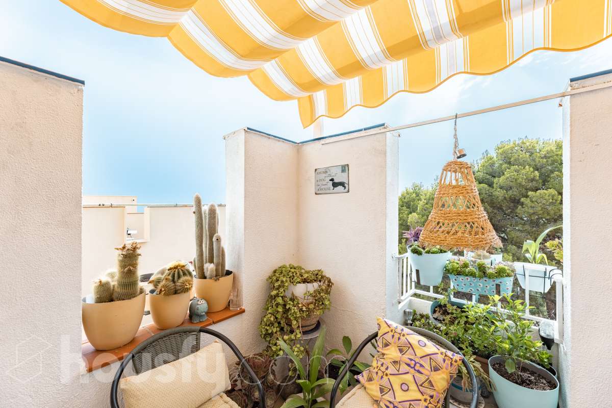 Housfy vende acogedor apartamento con vistas al mar en Vallpineda, Sitges. Ubicado en la exclusiva urbanización de Vallpineda, este luminoso apartamento esquinero ofrece un entorno tranquilo y rodeado de naturaleza, a tan solo dos minutos en coche del centro de Sitges y de sus playas. La vivienda, situada en una tercera planta con ascensor, cuenta con una distribución cómoda y funcional. Al entrar encontramos un espacio abierto que integra el salón-comedor y la cocina, con acceso directo a una agradable terraza de aproximadamente 7 m², desde donde disfrutar de unas bonitas vistas despejadas al entorno natural. Dispone de un dormitorio con grandes ventanales correderos que aportan mucha luz natural y permiten disfrutar de vistas al mar. Completa la vivienda un baño completo con ventana al exterior. La comunidad cuenta con piscina, zonas ajardinadas, servicio de conserjería y seguridad 24 horas. Además, existe la posibilidad de acceder a un club deportivo privado con piscinas, gimnasio, pistas de pádel y restaurante. La vivienda dispone de aire acondicionado y calefacción mediante split, agua caliente mediante termo eléctrico, suelos de gres, carpintería exterior de aluminio con persianas y ascensor. Zona y entorno Vallpineda es una tranquila zona residencial de Sitges, rodeada de naturaleza y bien comunicada, con servicios como supermercado, colegio internacional, club deportivo y autobús. Además, se encuentra a pocos minutos del centro, las playas y los principales accesos por carretera, con buena conexión con Barcelona y el aeropuerto. Aviso legal El precio de venta no incluye gastos de la compraventa como notaría, registro, impuestos, ni tampoco honorarios agencia. Esta publicación no es vinculante. Consulta siempre la nota simple con Housfy antes de formalizar la compraventa. Sobre nosotros Housfy es la plataforma integral de servicios inmobiliarios. Nuestra combinación de expertos y tecnología pone al alcance de todo el mundo servicios cómodos, claros y seguros. AICAT número: 7922. Nos encargamos de la gestión y asesoramiento de la compra. ¡Olvídate de todo! Hacemos los trámites por ti. Y, si además necesitas financiación, ponemos a tu disposición un bróker hipotecario para ayudarte a conseguir las mejores condiciones para tu perfil económico. ¿Quieres visitarla? Contacta con Housfy y agenda tu visita sin compromiso. Más información en: housfy.com-28
