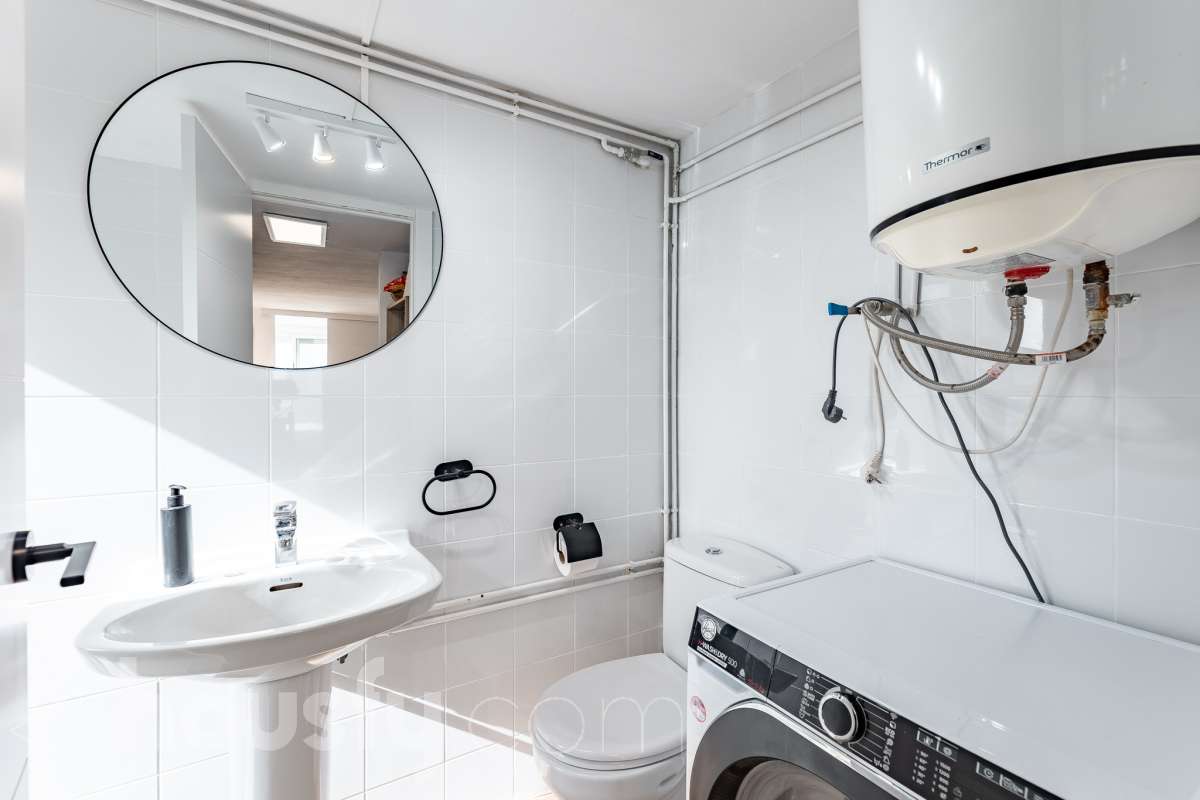 Housfy vende acogedor apartamento con vistas al mar en Vallpineda, Sitges. Ubicado en la exclusiva urbanización de Vallpineda, este luminoso apartamento esquinero ofrece un entorno tranquilo y rodeado de naturaleza, a tan solo dos minutos en coche del centro de Sitges y de sus playas. La vivienda, situada en una tercera planta con ascensor, cuenta con una distribución cómoda y funcional. Al entrar encontramos un espacio abierto que integra el salón-comedor y la cocina, con acceso directo a una agradable terraza de aproximadamente 7 m², desde donde disfrutar de unas bonitas vistas despejadas al entorno natural. Dispone de un dormitorio con grandes ventanales correderos que aportan mucha luz natural y permiten disfrutar de vistas al mar. Completa la vivienda un baño completo con ventana al exterior. La comunidad cuenta con piscina, zonas ajardinadas, servicio de conserjería y seguridad 24 horas. Además, existe la posibilidad de acceder a un club deportivo privado con piscinas, gimnasio, pistas de pádel y restaurante. La vivienda dispone de aire acondicionado y calefacción mediante split, agua caliente mediante termo eléctrico, suelos de gres, carpintería exterior de aluminio con persianas y ascensor. Zona y entorno Vallpineda es una tranquila zona residencial de Sitges, rodeada de naturaleza y bien comunicada, con servicios como supermercado, colegio internacional, club deportivo y autobús. Además, se encuentra a pocos minutos del centro, las playas y los principales accesos por carretera, con buena conexión con Barcelona y el aeropuerto. Aviso legal El precio de venta no incluye gastos de la compraventa como notaría, registro, impuestos, ni tampoco honorarios agencia. Esta publicación no es vinculante. Consulta siempre la nota simple con Housfy antes de formalizar la compraventa. Sobre nosotros Housfy es la plataforma integral de servicios inmobiliarios. Nuestra combinación de expertos y tecnología pone al alcance de todo el mundo servicios cómodos, claros y seguros. AICAT número: 7922. Nos encargamos de la gestión y asesoramiento de la compra. ¡Olvídate de todo! Hacemos los trámites por ti. Y, si además necesitas financiación, ponemos a tu disposición un bróker hipotecario para ayudarte a conseguir las mejores condiciones para tu perfil económico. ¿Quieres visitarla? Contacta con Housfy y agenda tu visita sin compromiso. Más información en: housfy.com-24