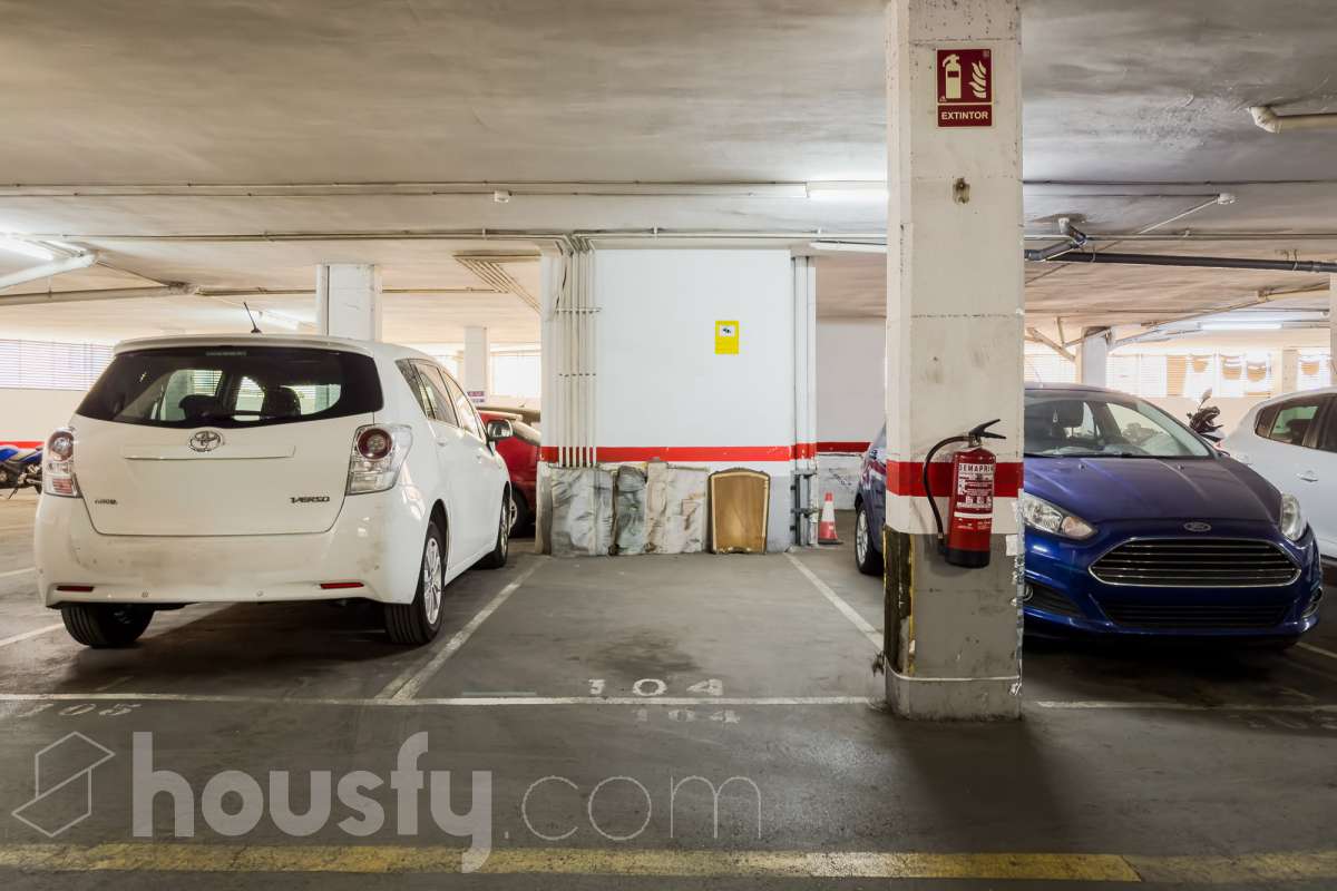 Plaza de Parking para Coche Mediano-3