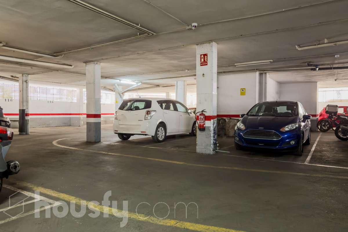 Plaza de Parking para Coche Mediano-4