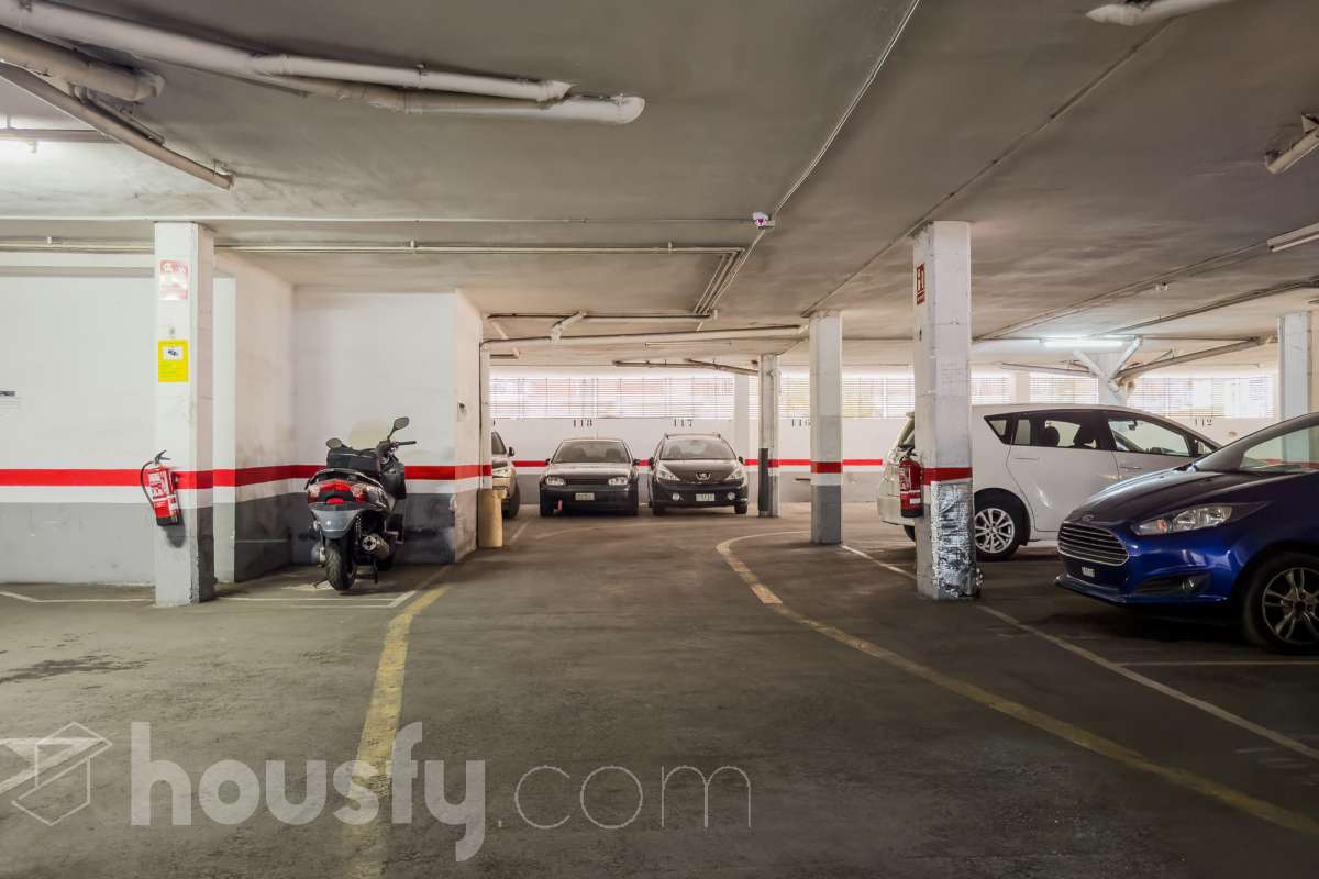 Plaza de Parking para Coche Mediano-7