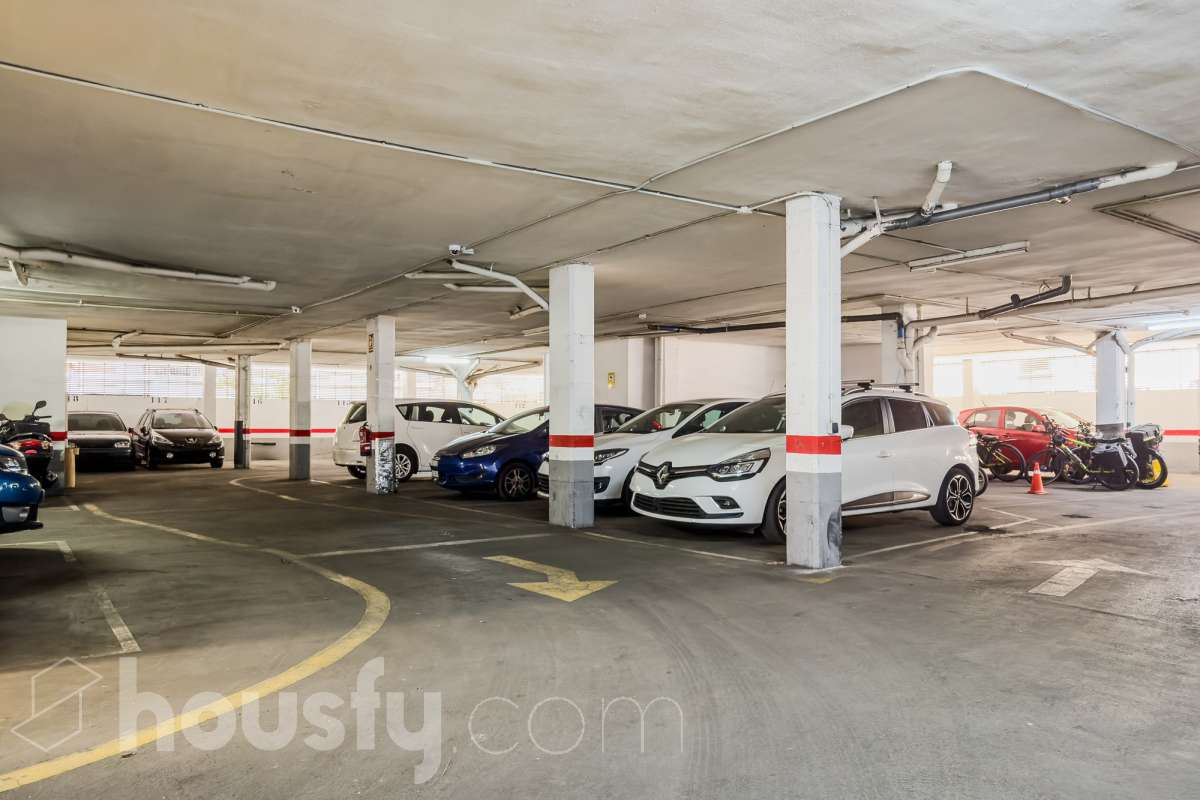 Plaza de Parking para Coche Mediano-8