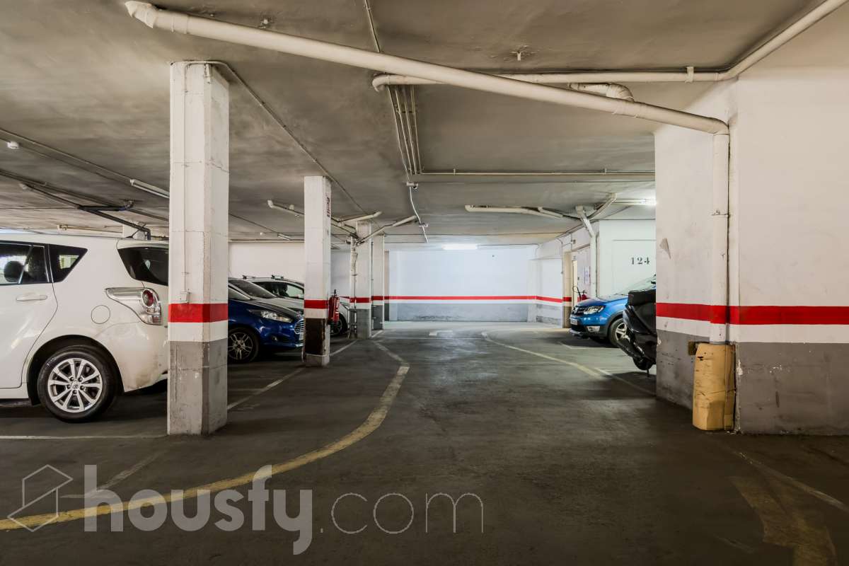 Plaza de Parking para Coche Mediano-6