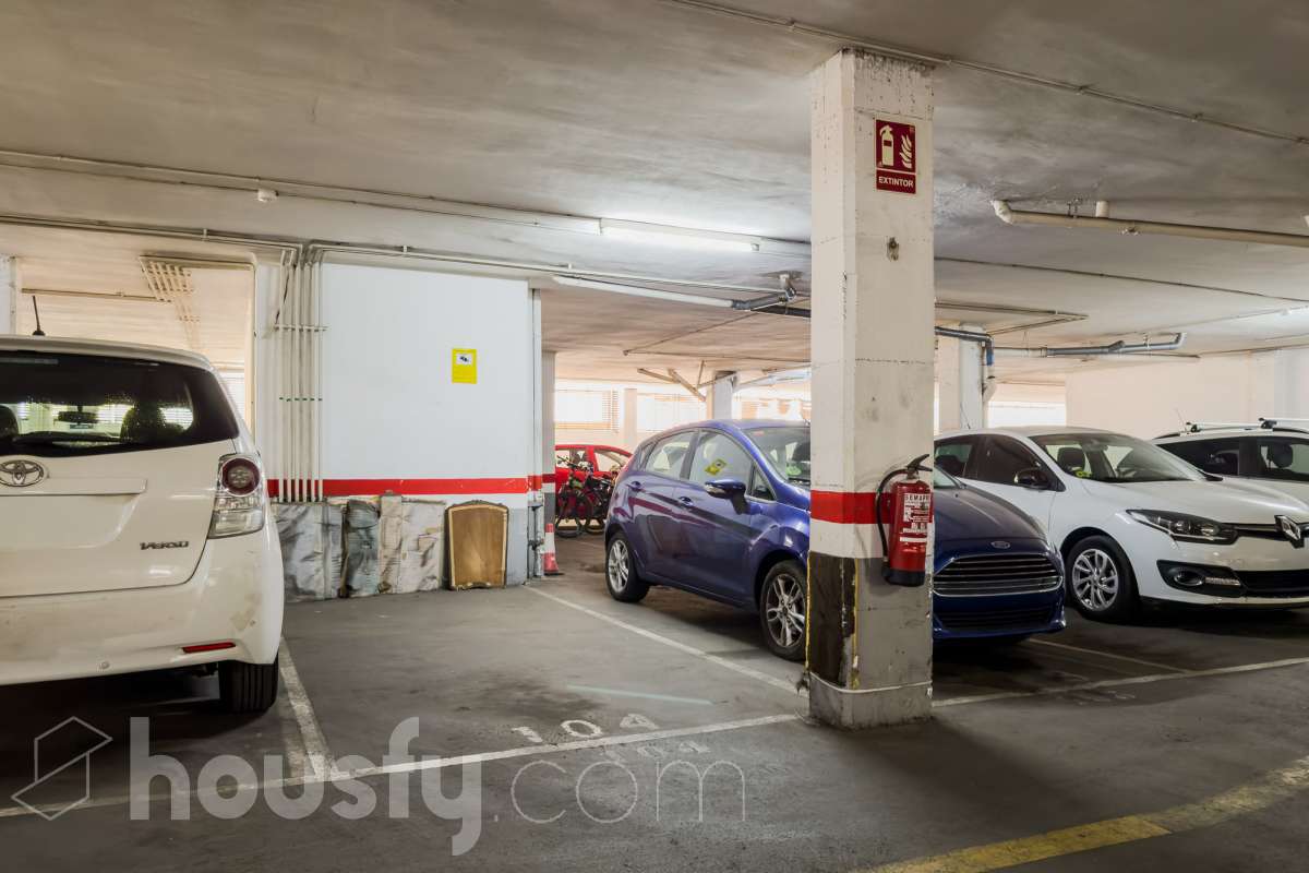 Plaza de Parking para Coche Mediano
