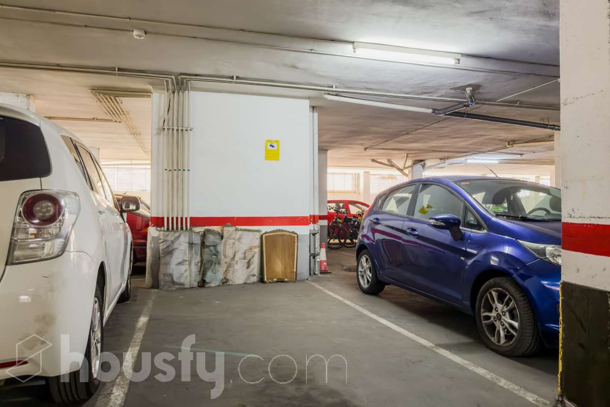 Plaza de Parking para Coche Mediano-2