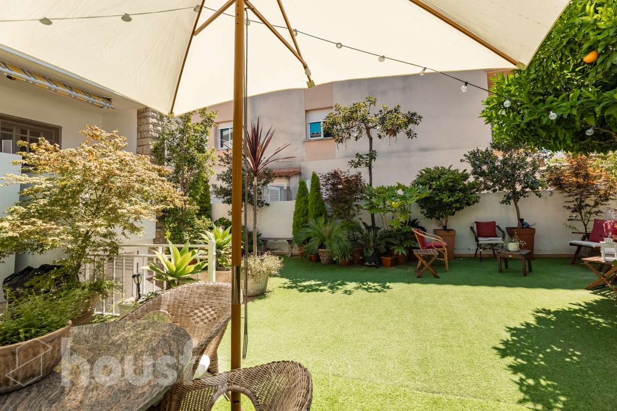 🏡 Tu refugio junto al mar: espacio, luz y calidad de vida en Coma-ruga Imagina despertar cada mañana a pocos minutos de la playa, disfrutar de un café al sol en tu terraza y terminar el día compartiendo una cena al aire libre con familia y amigos en tu propio jardín. Esta acogedora casa adosada, esquinera a tres vientos en pleno centro de Coma-ruga reúne todo lo que buscas para disfrutar de una vida tranquila sin renunciar a la comodidad de tener todos los servicios cerca. Housfy presenta en exclusiva esta fantástica vivienda, un hogar pensado para quienes valoran los espacios amplios, la luz natural y las zonas exteriores donde crear momentos inolvidables. Situada en una de las zonas más apreciadas de El Vendrell, combina la serenidad de un entorno residencial con la cercanía al mar, convirtiéndose en una oportunidad ideal tanto para residencia habitual como para segunda vivienda. Con 112 m² (según catastro), la casa ofrece una distribución cómoda y funcional. Al acceder a la vivienda nos recibe un luminoso salón-comedor con salida directa a una agradable terraza, el lugar perfecto para relajarse, leer un libro o disfrutar de reuniones en buena compañía. La cocina independiente, totalmente equipada, aporta comodidad al día a día y dispone del espacio necesario para los amantes de la gastronomía. En la planta superior encontramos tres amplios dormitorios dobles, diseñados para garantizar el descanso de toda la familia. La habitación principal destaca por sus generosas dimensiones, armario empotrado y salida a una terraza privada donde disfrutar de la tranquilidad y la brisa mediterránea. Un completo baño con plato de ducha da servicio a esta planta. El verdadero encanto de esta propiedad se encuentra en sus espacios exteriores. Su terraza delantera, el jardín lateral y la zona posterior crean distintos ambientes para disfrutar durante todo el año: desayunos al aire libre, tardes de verano, reuniones familiares, barbacoas o simplemente momentos de desconexión. Además, dispone de espacio para aparcar un vehículo dentro de la parcela. Como valor añadido, la vivienda cuenta con una amplia zona inferior destinada a bodega y almacenamiento, un espacio extra siempre útil y muy difícil de encontrar. Aire acondicionado, calefacción, jardín privado, terrazas, amplitud, acabados seminuevos con cerramientos de aluminio, ventanas de "climalit" (aislamiento térmico y acústico), y una ubicación privilegiada e inmejorable, a pocos minutos del mar, a dos calles del paseo marítimo y de todos los servicios como CAP, comercios, estación de tren, colegios..., convierten esta propiedad en una de esas viviendas que transmiten sensación de hogar desde el primer momento. Porque algunas casas se visitan, pero otras se sienten. Esta es una de ellas. 📞 No deje escapar esta oportunidad. Contacte con nosotros y descubra personalmente todo lo que esta vivienda puede ofrecerle. Aviso legal El precio de venta no incluye gastos de la compraventa como notaría, registro, impuestos, ni tampoco honorarios agencia. Esta publicación no es vinculante. Consulta siempre la nota simple con Housfy antes de formalizar la compraventa. Sobre nosotros Housfy es la plataforma integral de servicios inmobiliarios. Nuestra combinación de expertos y tecnología pone al alcance de todo el mundo servicios cómodos, claros y seguros. AICAT número: 7922. Nos encargamos de la gestión y asesoramiento de la compra. ¡Olvídate de todo! Hacemos los trámites por ti. Y, si además necesitas financiación, ponemos a tu disposición un bróker hipotecario para ayudarte a conseguir las mejores condiciones para tu perfil económico. ¿Quieres visitarla? Contacta con Housfy y agenda tu visita sin compromiso. Más información en: housfy.com-50