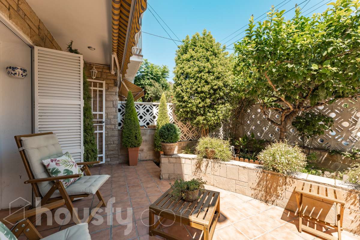 🏡 Tu refugio junto al mar: espacio, luz y calidad de vida en Coma-ruga Imagina despertar cada mañana a pocos minutos de la playa, disfrutar de un café al sol en tu terraza y terminar el día compartiendo una cena al aire libre con familia y amigos en tu propio jardín. Esta acogedora casa adosada, esquinera a tres vientos en pleno centro de Coma-ruga reúne todo lo que buscas para disfrutar de una vida tranquila sin renunciar a la comodidad de tener todos los servicios cerca. Housfy presenta en exclusiva esta fantástica vivienda, un hogar pensado para quienes valoran los espacios amplios, la luz natural y las zonas exteriores donde crear momentos inolvidables. Situada en una de las zonas más apreciadas de El Vendrell, combina la serenidad de un entorno residencial con la cercanía al mar, convirtiéndose en una oportunidad ideal tanto para residencia habitual como para segunda vivienda. Con 112 m² (según catastro), la casa ofrece una distribución cómoda y funcional. Al acceder a la vivienda nos recibe un luminoso salón-comedor con salida directa a una agradable terraza, el lugar perfecto para relajarse, leer un libro o disfrutar de reuniones en buena compañía. La cocina independiente, totalmente equipada, aporta comodidad al día a día y dispone del espacio necesario para los amantes de la gastronomía. En la planta superior encontramos tres amplios dormitorios dobles, diseñados para garantizar el descanso de toda la familia. La habitación principal destaca por sus generosas dimensiones, armario empotrado y salida a una terraza privada donde disfrutar de la tranquilidad y la brisa mediterránea. Un completo baño con plato de ducha da servicio a esta planta. El verdadero encanto de esta propiedad se encuentra en sus espacios exteriores. Su terraza delantera, el jardín lateral y la zona posterior crean distintos ambientes para disfrutar durante todo el año: desayunos al aire libre, tardes de verano, reuniones familiares, barbacoas o simplemente momentos de desconexión. Además, dispone de espacio para aparcar un vehículo dentro de la parcela. Como valor añadido, la vivienda cuenta con una amplia zona inferior destinada a bodega y almacenamiento, un espacio extra siempre útil y muy difícil de encontrar. Aire acondicionado, calefacción, jardín privado, terrazas, amplitud, acabados seminuevos con cerramientos de aluminio, ventanas de "climalit" (aislamiento térmico y acústico), y una ubicación privilegiada e inmejorable, a pocos minutos del mar, a dos calles del paseo marítimo y de todos los servicios como CAP, comercios, estación de tren, colegios..., convierten esta propiedad en una de esas viviendas que transmiten sensación de hogar desde el primer momento. Porque algunas casas se visitan, pero otras se sienten. Esta es una de ellas. 📞 No deje escapar esta oportunidad. Contacte con nosotros y descubra personalmente todo lo que esta vivienda puede ofrecerle. Aviso legal El precio de venta no incluye gastos de la compraventa como notaría, registro, impuestos, ni tampoco honorarios agencia. Esta publicación no es vinculante. Consulta siempre la nota simple con Housfy antes de formalizar la compraventa. Sobre nosotros Housfy es la plataforma integral de servicios inmobiliarios. Nuestra combinación de expertos y tecnología pone al alcance de todo el mundo servicios cómodos, claros y seguros. AICAT número: 7922. Nos encargamos de la gestión y asesoramiento de la compra. ¡Olvídate de todo! Hacemos los trámites por ti. Y, si además necesitas financiación, ponemos a tu disposición un bróker hipotecario para ayudarte a conseguir las mejores condiciones para tu perfil económico. ¿Quieres visitarla? Contacta con Housfy y agenda tu visita sin compromiso. Más información en: housfy.com-41