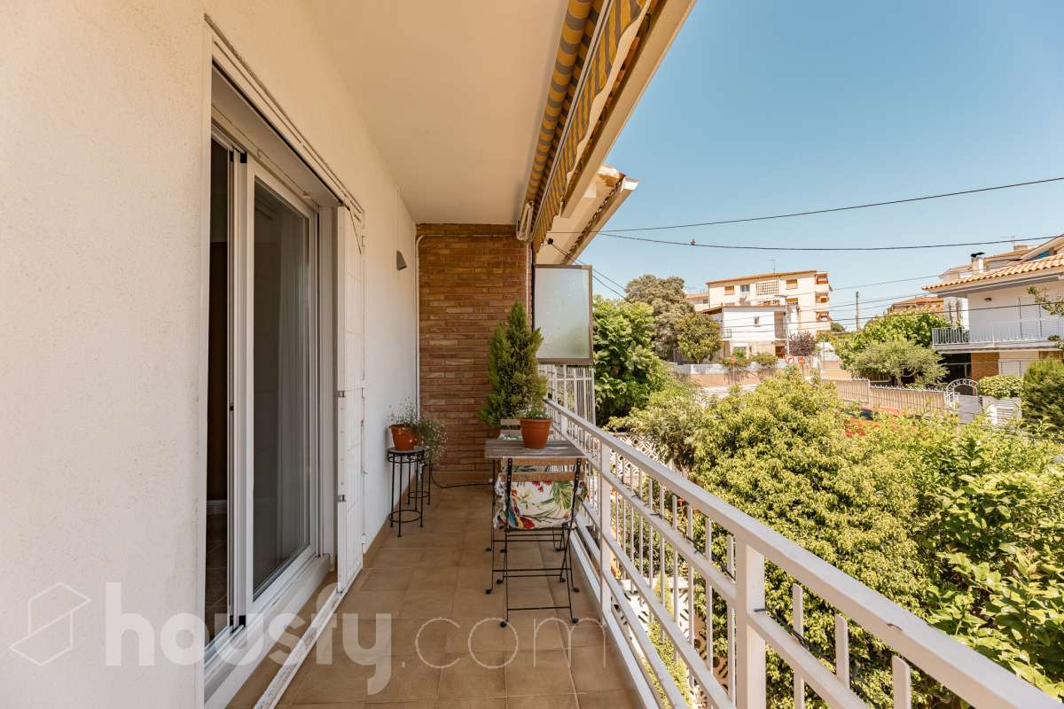 🏡 Tu refugio junto al mar: espacio, luz y calidad de vida en Coma-ruga Imagina despertar cada mañana a pocos minutos de la playa, disfrutar de un café al sol en tu terraza y terminar el día compartiendo una cena al aire libre con familia y amigos en tu propio jardín. Esta acogedora casa adosada, esquinera a tres vientos en pleno centro de Coma-ruga reúne todo lo que buscas para disfrutar de una vida tranquila sin renunciar a la comodidad de tener todos los servicios cerca. Housfy presenta en exclusiva esta fantástica vivienda, un hogar pensado para quienes valoran los espacios amplios, la luz natural y las zonas exteriores donde crear momentos inolvidables. Situada en una de las zonas más apreciadas de El Vendrell, combina la serenidad de un entorno residencial con la cercanía al mar, convirtiéndose en una oportunidad ideal tanto para residencia habitual como para segunda vivienda. Con 112 m² (según catastro), la casa ofrece una distribución cómoda y funcional. Al acceder a la vivienda nos recibe un luminoso salón-comedor con salida directa a una agradable terraza, el lugar perfecto para relajarse, leer un libro o disfrutar de reuniones en buena compañía. La cocina independiente, totalmente equipada, aporta comodidad al día a día y dispone del espacio necesario para los amantes de la gastronomía. En la planta superior encontramos tres amplios dormitorios dobles, diseñados para garantizar el descanso de toda la familia. La habitación principal destaca por sus generosas dimensiones, armario empotrado y salida a una terraza privada donde disfrutar de la tranquilidad y la brisa mediterránea. Un completo baño con plato de ducha da servicio a esta planta. El verdadero encanto de esta propiedad se encuentra en sus espacios exteriores. Su terraza delantera, el jardín lateral y la zona posterior crean distintos ambientes para disfrutar durante todo el año: desayunos al aire libre, tardes de verano, reuniones familiares, barbacoas o simplemente momentos de desconexión. Además, dispone de espacio para aparcar un vehículo dentro de la parcela. Como valor añadido, la vivienda cuenta con una amplia zona inferior destinada a bodega y almacenamiento, un espacio extra siempre útil y muy difícil de encontrar. Aire acondicionado, calefacción, jardín privado, terrazas, amplitud, acabados seminuevos con cerramientos de aluminio, ventanas de "climalit" (aislamiento térmico y acústico), y una ubicación privilegiada e inmejorable, a pocos minutos del mar, a dos calles del paseo marítimo y de todos los servicios como CAP, comercios, estación de tren, colegios..., convierten esta propiedad en una de esas viviendas que transmiten sensación de hogar desde el primer momento. Porque algunas casas se visitan, pero otras se sienten. Esta es una de ellas. 📞 No deje escapar esta oportunidad. Contacte con nosotros y descubra personalmente todo lo que esta vivienda puede ofrecerle. Aviso legal El precio de venta no incluye gastos de la compraventa como notaría, registro, impuestos, ni tampoco honorarios agencia. Esta publicación no es vinculante. Consulta siempre la nota simple con Housfy antes de formalizar la compraventa. Sobre nosotros Housfy es la plataforma integral de servicios inmobiliarios. Nuestra combinación de expertos y tecnología pone al alcance de todo el mundo servicios cómodos, claros y seguros. AICAT número: 7922. Nos encargamos de la gestión y asesoramiento de la compra. ¡Olvídate de todo! Hacemos los trámites por ti. Y, si además necesitas financiación, ponemos a tu disposición un bróker hipotecario para ayudarte a conseguir las mejores condiciones para tu perfil económico. ¿Quieres visitarla? Contacta con Housfy y agenda tu visita sin compromiso. Más información en: housfy.com-37