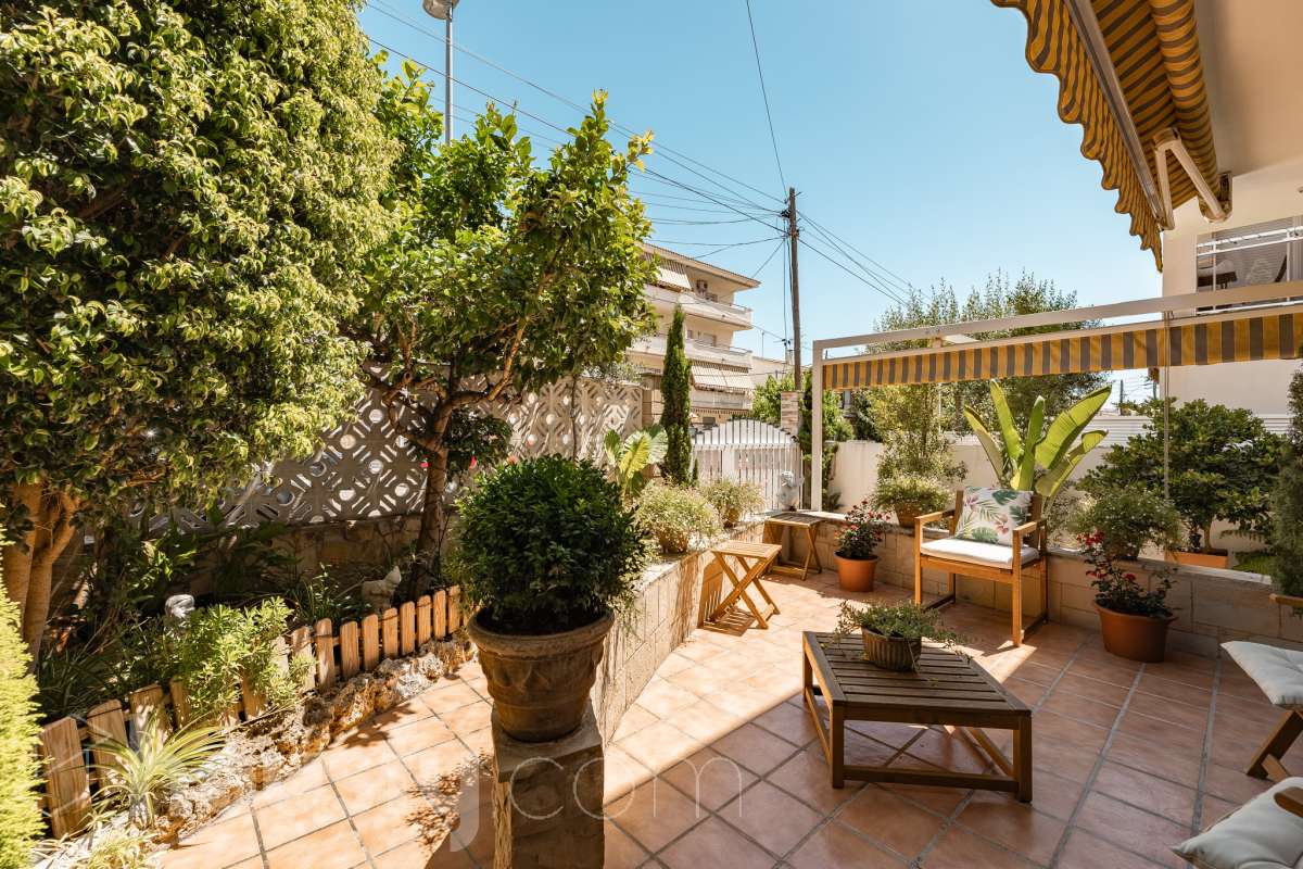 🏡 Tu refugio junto al mar: espacio, luz y calidad de vida en Coma-ruga Imagina despertar cada mañana a pocos minutos de la playa, disfrutar de un café al sol en tu terraza y terminar el día compartiendo una cena al aire libre con familia y amigos en tu propio jardín. Esta acogedora casa adosada, esquinera a tres vientos en pleno centro de Coma-ruga reúne todo lo que buscas para disfrutar de una vida tranquila sin renunciar a la comodidad de tener todos los servicios cerca. Housfy presenta en exclusiva esta fantástica vivienda, un hogar pensado para quienes valoran los espacios amplios, la luz natural y las zonas exteriores donde crear momentos inolvidables. Situada en una de las zonas más apreciadas de El Vendrell, combina la serenidad de un entorno residencial con la cercanía al mar, convirtiéndose en una oportunidad ideal tanto para residencia habitual como para segunda vivienda. Con 112 m² (según catastro), la casa ofrece una distribución cómoda y funcional. Al acceder a la vivienda nos recibe un luminoso salón-comedor con salida directa a una agradable terraza, el lugar perfecto para relajarse, leer un libro o disfrutar de reuniones en buena compañía. La cocina independiente, totalmente equipada, aporta comodidad al día a día y dispone del espacio necesario para los amantes de la gastronomía. En la planta superior encontramos tres amplios dormitorios dobles, diseñados para garantizar el descanso de toda la familia. La habitación principal destaca por sus generosas dimensiones, armario empotrado y salida a una terraza privada donde disfrutar de la tranquilidad y la brisa mediterránea. Un completo baño con plato de ducha da servicio a esta planta. El verdadero encanto de esta propiedad se encuentra en sus espacios exteriores. Su terraza delantera, el jardín lateral y la zona posterior crean distintos ambientes para disfrutar durante todo el año: desayunos al aire libre, tardes de verano, reuniones familiares, barbacoas o simplemente momentos de desconexión. Además, dispone de espacio para aparcar un vehículo dentro de la parcela. Como valor añadido, la vivienda cuenta con una amplia zona inferior destinada a bodega y almacenamiento, un espacio extra siempre útil y muy difícil de encontrar. Aire acondicionado, calefacción, jardín privado, terrazas, amplitud, acabados seminuevos con cerramientos de aluminio, ventanas de "climalit" (aislamiento térmico y acústico), y una ubicación privilegiada e inmejorable, a pocos minutos del mar, a dos calles del paseo marítimo y de todos los servicios como CAP, comercios, estación de tren, colegios..., convierten esta propiedad en una de esas viviendas que transmiten sensación de hogar desde el primer momento. Porque algunas casas se visitan, pero otras se sienten. Esta es una de ellas. 📞 No deje escapar esta oportunidad. Contacte con nosotros y descubra personalmente todo lo que esta vivienda puede ofrecerle. Aviso legal El precio de venta no incluye gastos de la compraventa como notaría, registro, impuestos, ni tampoco honorarios agencia. Esta publicación no es vinculante. Consulta siempre la nota simple con Housfy antes de formalizar la compraventa. Sobre nosotros Housfy es la plataforma integral de servicios inmobiliarios. Nuestra combinación de expertos y tecnología pone al alcance de todo el mundo servicios cómodos, claros y seguros. AICAT número: 7922. Nos encargamos de la gestión y asesoramiento de la compra. ¡Olvídate de todo! Hacemos los trámites por ti. Y, si además necesitas financiación, ponemos a tu disposición un bróker hipotecario para ayudarte a conseguir las mejores condiciones para tu perfil económico. ¿Quieres visitarla? Contacta con Housfy y agenda tu visita sin compromiso. Más información en: housfy.com-39