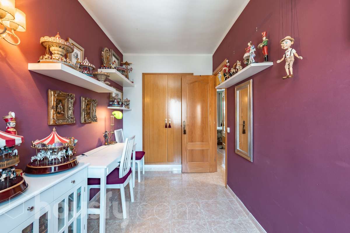 🏡 Tu refugio junto al mar: espacio, luz y calidad de vida en Coma-ruga Imagina despertar cada mañana a pocos minutos de la playa, disfrutar de un café al sol en tu terraza y terminar el día compartiendo una cena al aire libre con familia y amigos en tu propio jardín. Esta acogedora casa adosada, esquinera a tres vientos en pleno centro de Coma-ruga reúne todo lo que buscas para disfrutar de una vida tranquila sin renunciar a la comodidad de tener todos los servicios cerca. Housfy presenta en exclusiva esta fantástica vivienda, un hogar pensado para quienes valoran los espacios amplios, la luz natural y las zonas exteriores donde crear momentos inolvidables. Situada en una de las zonas más apreciadas de El Vendrell, combina la serenidad de un entorno residencial con la cercanía al mar, convirtiéndose en una oportunidad ideal tanto para residencia habitual como para segunda vivienda. Con 112 m² (según catastro), la casa ofrece una distribución cómoda y funcional. Al acceder a la vivienda nos recibe un luminoso salón-comedor con salida directa a una agradable terraza, el lugar perfecto para relajarse, leer un libro o disfrutar de reuniones en buena compañía. La cocina independiente, totalmente equipada, aporta comodidad al día a día y dispone del espacio necesario para los amantes de la gastronomía. En la planta superior encontramos tres amplios dormitorios dobles, diseñados para garantizar el descanso de toda la familia. La habitación principal destaca por sus generosas dimensiones, armario empotrado y salida a una terraza privada donde disfrutar de la tranquilidad y la brisa mediterránea. Un completo baño con plato de ducha da servicio a esta planta. El verdadero encanto de esta propiedad se encuentra en sus espacios exteriores. Su terraza delantera, el jardín lateral y la zona posterior crean distintos ambientes para disfrutar durante todo el año: desayunos al aire libre, tardes de verano, reuniones familiares, barbacoas o simplemente momentos de desconexión. Además, dispone de espacio para aparcar un vehículo dentro de la parcela. Como valor añadido, la vivienda cuenta con una amplia zona inferior destinada a bodega y almacenamiento, un espacio extra siempre útil y muy difícil de encontrar. Aire acondicionado, calefacción, jardín privado, terrazas, amplitud, acabados seminuevos con cerramientos de aluminio, ventanas de "climalit" (aislamiento térmico y acústico), y una ubicación privilegiada e inmejorable, a pocos minutos del mar, a dos calles del paseo marítimo y de todos los servicios como CAP, comercios, estación de tren, colegios..., convierten esta propiedad en una de esas viviendas que transmiten sensación de hogar desde el primer momento. Porque algunas casas se visitan, pero otras se sienten. Esta es una de ellas. 📞 No deje escapar esta oportunidad. Contacte con nosotros y descubra personalmente todo lo que esta vivienda puede ofrecerle. Aviso legal El precio de venta no incluye gastos de la compraventa como notaría, registro, impuestos, ni tampoco honorarios agencia. Esta publicación no es vinculante. Consulta siempre la nota simple con Housfy antes de formalizar la compraventa. Sobre nosotros Housfy es la plataforma integral de servicios inmobiliarios. Nuestra combinación de expertos y tecnología pone al alcance de todo el mundo servicios cómodos, claros y seguros. AICAT número: 7922. Nos encargamos de la gestión y asesoramiento de la compra. ¡Olvídate de todo! Hacemos los trámites por ti. Y, si además necesitas financiación, ponemos a tu disposición un bróker hipotecario para ayudarte a conseguir las mejores condiciones para tu perfil económico. ¿Quieres visitarla? Contacta con Housfy y agenda tu visita sin compromiso. Más información en: housfy.com-31
