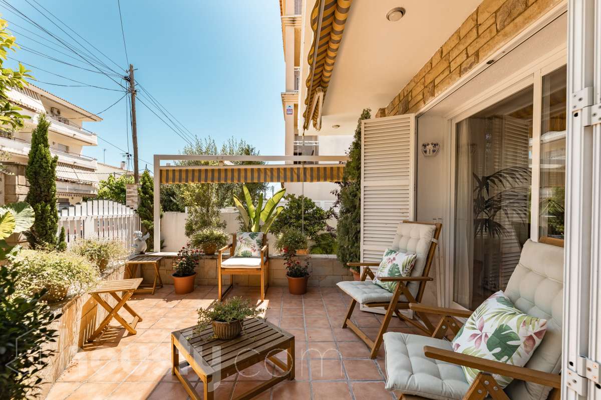 🏡 Tu refugio junto al mar: espacio, luz y calidad de vida en Coma-ruga Imagina despertar cada mañana a pocos minutos de la playa, disfrutar de un café al sol en tu terraza y terminar el día compartiendo una cena al aire libre con familia y amigos en tu propio jardín. Esta acogedora casa adosada, esquinera a tres vientos en pleno centro de Coma-ruga reúne todo lo que buscas para disfrutar de una vida tranquila sin renunciar a la comodidad de tener todos los servicios cerca. Housfy presenta en exclusiva esta fantástica vivienda, un hogar pensado para quienes valoran los espacios amplios, la luz natural y las zonas exteriores donde crear momentos inolvidables. Situada en una de las zonas más apreciadas de El Vendrell, combina la serenidad de un entorno residencial con la cercanía al mar, convirtiéndose en una oportunidad ideal tanto para residencia habitual como para segunda vivienda. Con 112 m² (según catastro), la casa ofrece una distribución cómoda y funcional. Al acceder a la vivienda nos recibe un luminoso salón-comedor con salida directa a una agradable terraza, el lugar perfecto para relajarse, leer un libro o disfrutar de reuniones en buena compañía. La cocina independiente, totalmente equipada, aporta comodidad al día a día y dispone del espacio necesario para los amantes de la gastronomía. En la planta superior encontramos tres amplios dormitorios dobles, diseñados para garantizar el descanso de toda la familia. La habitación principal destaca por sus generosas dimensiones, armario empotrado y salida a una terraza privada donde disfrutar de la tranquilidad y la brisa mediterránea. Un completo baño con plato de ducha da servicio a esta planta. El verdadero encanto de esta propiedad se encuentra en sus espacios exteriores. Su terraza delantera, el jardín lateral y la zona posterior crean distintos ambientes para disfrutar durante todo el año: desayunos al aire libre, tardes de verano, reuniones familiares, barbacoas o simplemente momentos de desconexión. Además, dispone de espacio para aparcar un vehículo dentro de la parcela. Como valor añadido, la vivienda cuenta con una amplia zona inferior destinada a bodega y almacenamiento, un espacio extra siempre útil y muy difícil de encontrar. Aire acondicionado, calefacción, jardín privado, terrazas, amplitud, acabados seminuevos con cerramientos de aluminio, ventanas de "climalit" (aislamiento térmico y acústico), y una ubicación privilegiada e inmejorable, a pocos minutos del mar, a dos calles del paseo marítimo y de todos los servicios como CAP, comercios, estación de tren, colegios..., convierten esta propiedad en una de esas viviendas que transmiten sensación de hogar desde el primer momento. Porque algunas casas se visitan, pero otras se sienten. Esta es una de ellas. 📞 No deje escapar esta oportunidad. Contacte con nosotros y descubra personalmente todo lo que esta vivienda puede ofrecerle. Aviso legal El precio de venta no incluye gastos de la compraventa como notaría, registro, impuestos, ni tampoco honorarios agencia. Esta publicación no es vinculante. Consulta siempre la nota simple con Housfy antes de formalizar la compraventa. Sobre nosotros Housfy es la plataforma integral de servicios inmobiliarios. Nuestra combinación de expertos y tecnología pone al alcance de todo el mundo servicios cómodos, claros y seguros. AICAT número: 7922. Nos encargamos de la gestión y asesoramiento de la compra. ¡Olvídate de todo! Hacemos los trámites por ti. Y, si además necesitas financiación, ponemos a tu disposición un bróker hipotecario para ayudarte a conseguir las mejores condiciones para tu perfil económico. ¿Quieres visitarla? Contacta con Housfy y agenda tu visita sin compromiso. Más información en: housfy.com-40