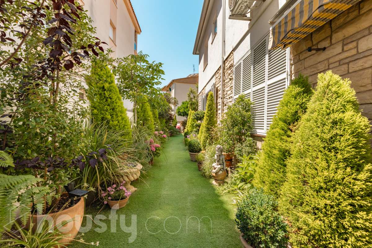 🏡 Tu refugio junto al mar: espacio, luz y calidad de vida en Coma-ruga Imagina despertar cada mañana a pocos minutos de la playa, disfrutar de un café al sol en tu terraza y terminar el día compartiendo una cena al aire libre con familia y amigos en tu propio jardín. Esta acogedora casa adosada, esquinera a tres vientos en pleno centro de Coma-ruga reúne todo lo que buscas para disfrutar de una vida tranquila sin renunciar a la comodidad de tener todos los servicios cerca. Housfy presenta en exclusiva esta fantástica vivienda, un hogar pensado para quienes valoran los espacios amplios, la luz natural y las zonas exteriores donde crear momentos inolvidables. Situada en una de las zonas más apreciadas de El Vendrell, combina la serenidad de un entorno residencial con la cercanía al mar, convirtiéndose en una oportunidad ideal tanto para residencia habitual como para segunda vivienda. Con 112 m² (según catastro), la casa ofrece una distribución cómoda y funcional. Al acceder a la vivienda nos recibe un luminoso salón-comedor con salida directa a una agradable terraza, el lugar perfecto para relajarse, leer un libro o disfrutar de reuniones en buena compañía. La cocina independiente, totalmente equipada, aporta comodidad al día a día y dispone del espacio necesario para los amantes de la gastronomía. En la planta superior encontramos tres amplios dormitorios dobles, diseñados para garantizar el descanso de toda la familia. La habitación principal destaca por sus generosas dimensiones, armario empotrado y salida a una terraza privada donde disfrutar de la tranquilidad y la brisa mediterránea. Un completo baño con plato de ducha da servicio a esta planta. El verdadero encanto de esta propiedad se encuentra en sus espacios exteriores. Su terraza delantera, el jardín lateral y la zona posterior crean distintos ambientes para disfrutar durante todo el año: desayunos al aire libre, tardes de verano, reuniones familiares, barbacoas o simplemente momentos de desconexión. Además, dispone de espacio para aparcar un vehículo dentro de la parcela. Como valor añadido, la vivienda cuenta con una amplia zona inferior destinada a bodega y almacenamiento, un espacio extra siempre útil y muy difícil de encontrar. Aire acondicionado, calefacción, jardín privado, terrazas, amplitud, acabados seminuevos con cerramientos de aluminio, ventanas de "climalit" (aislamiento térmico y acústico), y una ubicación privilegiada e inmejorable, a pocos minutos del mar, a dos calles del paseo marítimo y de todos los servicios como CAP, comercios, estación de tren, colegios..., convierten esta propiedad en una de esas viviendas que transmiten sensación de hogar desde el primer momento. Porque algunas casas se visitan, pero otras se sienten. Esta es una de ellas. 📞 No deje escapar esta oportunidad. Contacte con nosotros y descubra personalmente todo lo que esta vivienda puede ofrecerle. Aviso legal El precio de venta no incluye gastos de la compraventa como notaría, registro, impuestos, ni tampoco honorarios agencia. Esta publicación no es vinculante. Consulta siempre la nota simple con Housfy antes de formalizar la compraventa. Sobre nosotros Housfy es la plataforma integral de servicios inmobiliarios. Nuestra combinación de expertos y tecnología pone al alcance de todo el mundo servicios cómodos, claros y seguros. AICAT número: 7922. Nos encargamos de la gestión y asesoramiento de la compra. ¡Olvídate de todo! Hacemos los trámites por ti. Y, si además necesitas financiación, ponemos a tu disposición un bróker hipotecario para ayudarte a conseguir las mejores condiciones para tu perfil económico. ¿Quieres visitarla? Contacta con Housfy y agenda tu visita sin compromiso. Más información en: housfy.com-43