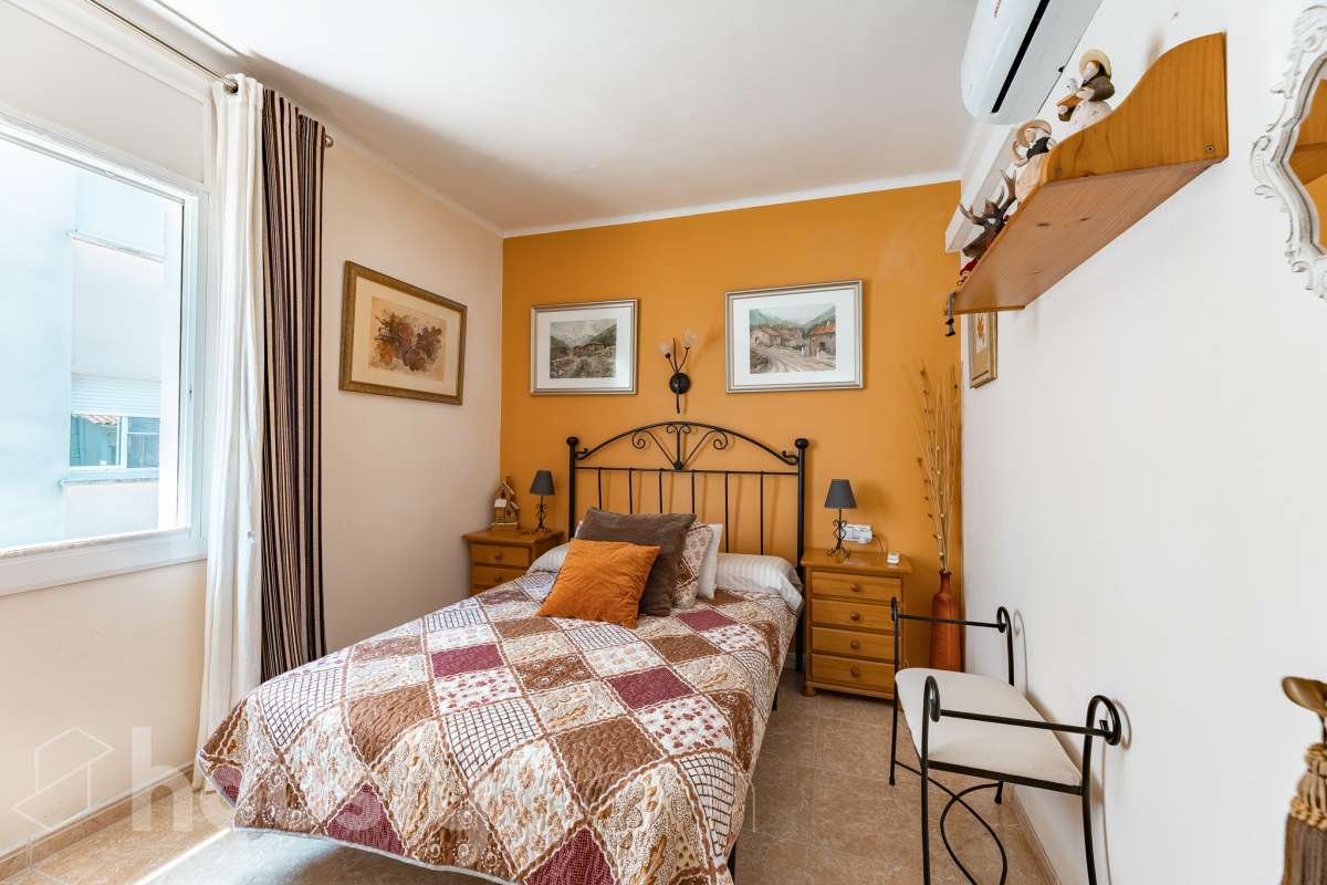 🏡 Tu refugio junto al mar: espacio, luz y calidad de vida en Coma-ruga Imagina despertar cada mañana a pocos minutos de la playa, disfrutar de un café al sol en tu terraza y terminar el día compartiendo una cena al aire libre con familia y amigos en tu propio jardín. Esta acogedora casa adosada, esquinera a tres vientos en pleno centro de Coma-ruga reúne todo lo que buscas para disfrutar de una vida tranquila sin renunciar a la comodidad de tener todos los servicios cerca. Housfy presenta en exclusiva esta fantástica vivienda, un hogar pensado para quienes valoran los espacios amplios, la luz natural y las zonas exteriores donde crear momentos inolvidables. Situada en una de las zonas más apreciadas de El Vendrell, combina la serenidad de un entorno residencial con la cercanía al mar, convirtiéndose en una oportunidad ideal tanto para residencia habitual como para segunda vivienda. Con 112 m² (según catastro), la casa ofrece una distribución cómoda y funcional. Al acceder a la vivienda nos recibe un luminoso salón-comedor con salida directa a una agradable terraza, el lugar perfecto para relajarse, leer un libro o disfrutar de reuniones en buena compañía. La cocina independiente, totalmente equipada, aporta comodidad al día a día y dispone del espacio necesario para los amantes de la gastronomía. En la planta superior encontramos tres amplios dormitorios dobles, diseñados para garantizar el descanso de toda la familia. La habitación principal destaca por sus generosas dimensiones, armario empotrado y salida a una terraza privada donde disfrutar de la tranquilidad y la brisa mediterránea. Un completo baño con plato de ducha da servicio a esta planta. El verdadero encanto de esta propiedad se encuentra en sus espacios exteriores. Su terraza delantera, el jardín lateral y la zona posterior crean distintos ambientes para disfrutar durante todo el año: desayunos al aire libre, tardes de verano, reuniones familiares, barbacoas o simplemente momentos de desconexión. Además, dispone de espacio para aparcar un vehículo dentro de la parcela. Como valor añadido, la vivienda cuenta con una amplia zona inferior destinada a bodega y almacenamiento, un espacio extra siempre útil y muy difícil de encontrar. Aire acondicionado, calefacción, jardín privado, terrazas, amplitud, acabados seminuevos con cerramientos de aluminio, ventanas de "climalit" (aislamiento térmico y acústico), y una ubicación privilegiada e inmejorable, a pocos minutos del mar, a dos calles del paseo marítimo y de todos los servicios como CAP, comercios, estación de tren, colegios..., convierten esta propiedad en una de esas viviendas que transmiten sensación de hogar desde el primer momento. Porque algunas casas se visitan, pero otras se sienten. Esta es una de ellas. 📞 No deje escapar esta oportunidad. Contacte con nosotros y descubra personalmente todo lo que esta vivienda puede ofrecerle. Aviso legal El precio de venta no incluye gastos de la compraventa como notaría, registro, impuestos, ni tampoco honorarios agencia. Esta publicación no es vinculante. Consulta siempre la nota simple con Housfy antes de formalizar la compraventa. Sobre nosotros Housfy es la plataforma integral de servicios inmobiliarios. Nuestra combinación de expertos y tecnología pone al alcance de todo el mundo servicios cómodos, claros y seguros. AICAT número: 7922. Nos encargamos de la gestión y asesoramiento de la compra. ¡Olvídate de todo! Hacemos los trámites por ti. Y, si además necesitas financiación, ponemos a tu disposición un bróker hipotecario para ayudarte a conseguir las mejores condiciones para tu perfil económico. ¿Quieres visitarla? Contacta con Housfy y agenda tu visita sin compromiso. Más información en: housfy.com-28