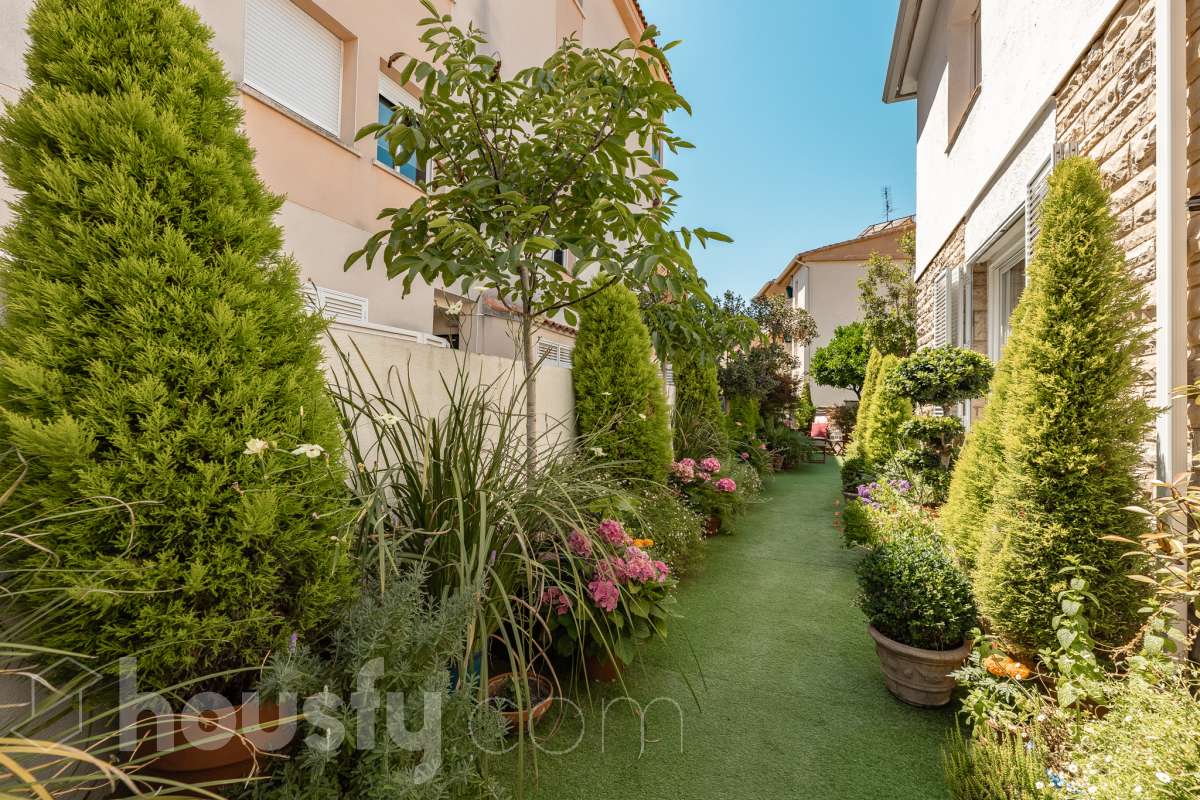 🏡 Tu refugio junto al mar: espacio, luz y calidad de vida en Coma-ruga Imagina despertar cada mañana a pocos minutos de la playa, disfrutar de un café al sol en tu terraza y terminar el día compartiendo una cena al aire libre con familia y amigos en tu propio jardín. Esta acogedora casa adosada, esquinera a tres vientos en pleno centro de Coma-ruga reúne todo lo que buscas para disfrutar de una vida tranquila sin renunciar a la comodidad de tener todos los servicios cerca. Housfy presenta en exclusiva esta fantástica vivienda, un hogar pensado para quienes valoran los espacios amplios, la luz natural y las zonas exteriores donde crear momentos inolvidables. Situada en una de las zonas más apreciadas de El Vendrell, combina la serenidad de un entorno residencial con la cercanía al mar, convirtiéndose en una oportunidad ideal tanto para residencia habitual como para segunda vivienda. Con 112 m² (según catastro), la casa ofrece una distribución cómoda y funcional. Al acceder a la vivienda nos recibe un luminoso salón-comedor con salida directa a una agradable terraza, el lugar perfecto para relajarse, leer un libro o disfrutar de reuniones en buena compañía. La cocina independiente, totalmente equipada, aporta comodidad al día a día y dispone del espacio necesario para los amantes de la gastronomía. En la planta superior encontramos tres amplios dormitorios dobles, diseñados para garantizar el descanso de toda la familia. La habitación principal destaca por sus generosas dimensiones, armario empotrado y salida a una terraza privada donde disfrutar de la tranquilidad y la brisa mediterránea. Un completo baño con plato de ducha da servicio a esta planta. El verdadero encanto de esta propiedad se encuentra en sus espacios exteriores. Su terraza delantera, el jardín lateral y la zona posterior crean distintos ambientes para disfrutar durante todo el año: desayunos al aire libre, tardes de verano, reuniones familiares, barbacoas o simplemente momentos de desconexión. Además, dispone de espacio para aparcar un vehículo dentro de la parcela. Como valor añadido, la vivienda cuenta con una amplia zona inferior destinada a bodega y almacenamiento, un espacio extra siempre útil y muy difícil de encontrar. Aire acondicionado, calefacción, jardín privado, terrazas, amplitud, acabados seminuevos con cerramientos de aluminio, ventanas de "climalit" (aislamiento térmico y acústico), y una ubicación privilegiada e inmejorable, a pocos minutos del mar, a dos calles del paseo marítimo y de todos los servicios como CAP, comercios, estación de tren, colegios..., convierten esta propiedad en una de esas viviendas que transmiten sensación de hogar desde el primer momento. Porque algunas casas se visitan, pero otras se sienten. Esta es una de ellas. 📞 No deje escapar esta oportunidad. Contacte con nosotros y descubra personalmente todo lo que esta vivienda puede ofrecerle. Aviso legal El precio de venta no incluye gastos de la compraventa como notaría, registro, impuestos, ni tampoco honorarios agencia. Esta publicación no es vinculante. Consulta siempre la nota simple con Housfy antes de formalizar la compraventa. Sobre nosotros Housfy es la plataforma integral de servicios inmobiliarios. Nuestra combinación de expertos y tecnología pone al alcance de todo el mundo servicios cómodos, claros y seguros. AICAT número: 7922. Nos encargamos de la gestión y asesoramiento de la compra. ¡Olvídate de todo! Hacemos los trámites por ti. Y, si además necesitas financiación, ponemos a tu disposición un bróker hipotecario para ayudarte a conseguir las mejores condiciones para tu perfil económico. ¿Quieres visitarla? Contacta con Housfy y agenda tu visita sin compromiso. Más información en: housfy.com-44