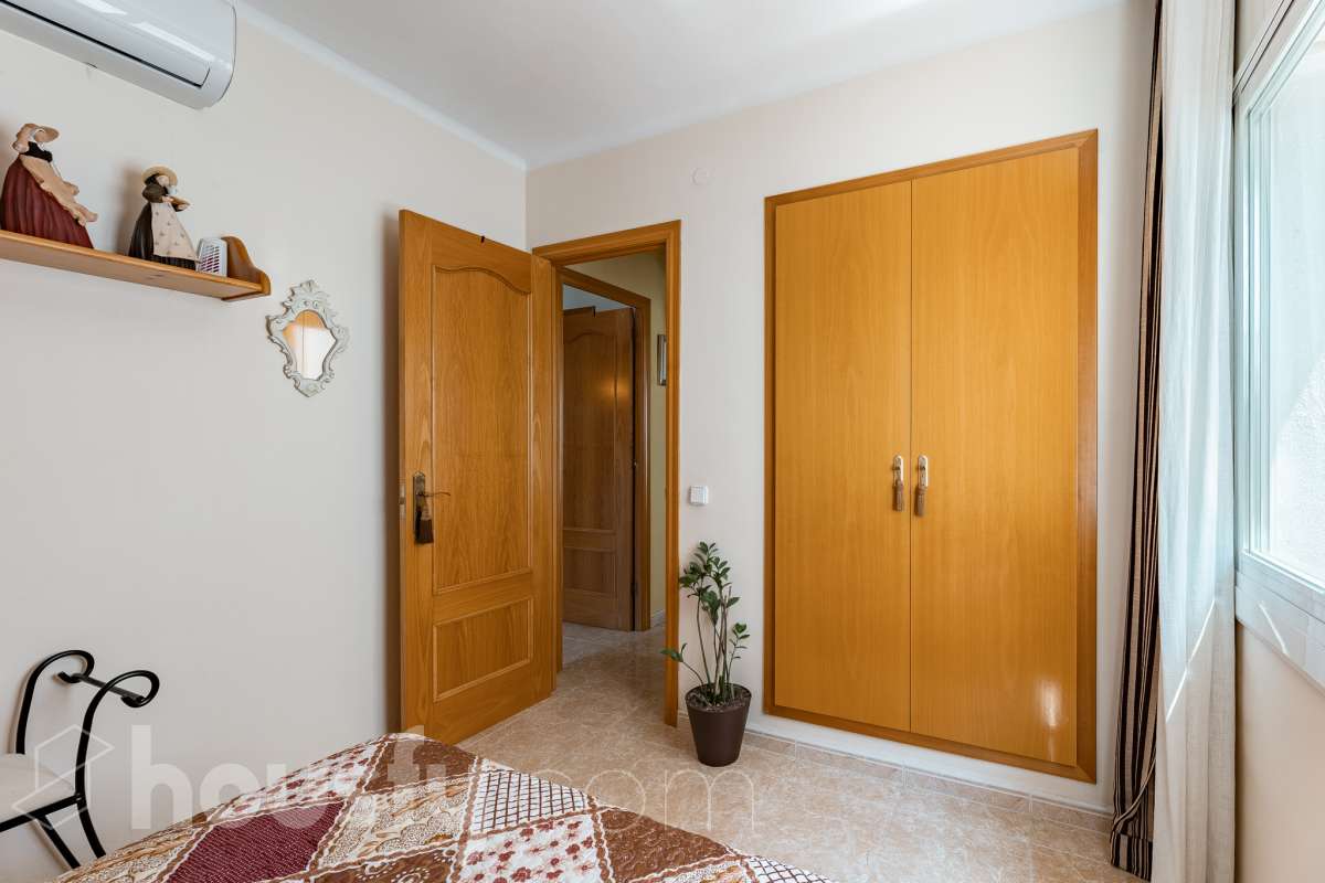 🏡 Tu refugio junto al mar: espacio, luz y calidad de vida en Coma-ruga Imagina despertar cada mañana a pocos minutos de la playa, disfrutar de un café al sol en tu terraza y terminar el día compartiendo una cena al aire libre con familia y amigos en tu propio jardín. Esta acogedora casa adosada, esquinera a tres vientos en pleno centro de Coma-ruga reúne todo lo que buscas para disfrutar de una vida tranquila sin renunciar a la comodidad de tener todos los servicios cerca. Housfy presenta en exclusiva esta fantástica vivienda, un hogar pensado para quienes valoran los espacios amplios, la luz natural y las zonas exteriores donde crear momentos inolvidables. Situada en una de las zonas más apreciadas de El Vendrell, combina la serenidad de un entorno residencial con la cercanía al mar, convirtiéndose en una oportunidad ideal tanto para residencia habitual como para segunda vivienda. Con 112 m² (según catastro), la casa ofrece una distribución cómoda y funcional. Al acceder a la vivienda nos recibe un luminoso salón-comedor con salida directa a una agradable terraza, el lugar perfecto para relajarse, leer un libro o disfrutar de reuniones en buena compañía. La cocina independiente, totalmente equipada, aporta comodidad al día a día y dispone del espacio necesario para los amantes de la gastronomía. En la planta superior encontramos tres amplios dormitorios dobles, diseñados para garantizar el descanso de toda la familia. La habitación principal destaca por sus generosas dimensiones, armario empotrado y salida a una terraza privada donde disfrutar de la tranquilidad y la brisa mediterránea. Un completo baño con plato de ducha da servicio a esta planta. El verdadero encanto de esta propiedad se encuentra en sus espacios exteriores. Su terraza delantera, el jardín lateral y la zona posterior crean distintos ambientes para disfrutar durante todo el año: desayunos al aire libre, tardes de verano, reuniones familiares, barbacoas o simplemente momentos de desconexión. Además, dispone de espacio para aparcar un vehículo dentro de la parcela. Como valor añadido, la vivienda cuenta con una amplia zona inferior destinada a bodega y almacenamiento, un espacio extra siempre útil y muy difícil de encontrar. Aire acondicionado, calefacción, jardín privado, terrazas, amplitud, acabados seminuevos con cerramientos de aluminio, ventanas de "climalit" (aislamiento térmico y acústico), y una ubicación privilegiada e inmejorable, a pocos minutos del mar, a dos calles del paseo marítimo y de todos los servicios como CAP, comercios, estación de tren, colegios..., convierten esta propiedad en una de esas viviendas que transmiten sensación de hogar desde el primer momento. Porque algunas casas se visitan, pero otras se sienten. Esta es una de ellas. 📞 No deje escapar esta oportunidad. Contacte con nosotros y descubra personalmente todo lo que esta vivienda puede ofrecerle. Aviso legal El precio de venta no incluye gastos de la compraventa como notaría, registro, impuestos, ni tampoco honorarios agencia. Esta publicación no es vinculante. Consulta siempre la nota simple con Housfy antes de formalizar la compraventa. Sobre nosotros Housfy es la plataforma integral de servicios inmobiliarios. Nuestra combinación de expertos y tecnología pone al alcance de todo el mundo servicios cómodos, claros y seguros. AICAT número: 7922. Nos encargamos de la gestión y asesoramiento de la compra. ¡Olvídate de todo! Hacemos los trámites por ti. Y, si además necesitas financiación, ponemos a tu disposición un bróker hipotecario para ayudarte a conseguir las mejores condiciones para tu perfil económico. ¿Quieres visitarla? Contacta con Housfy y agenda tu visita sin compromiso. Más información en: housfy.com-29
