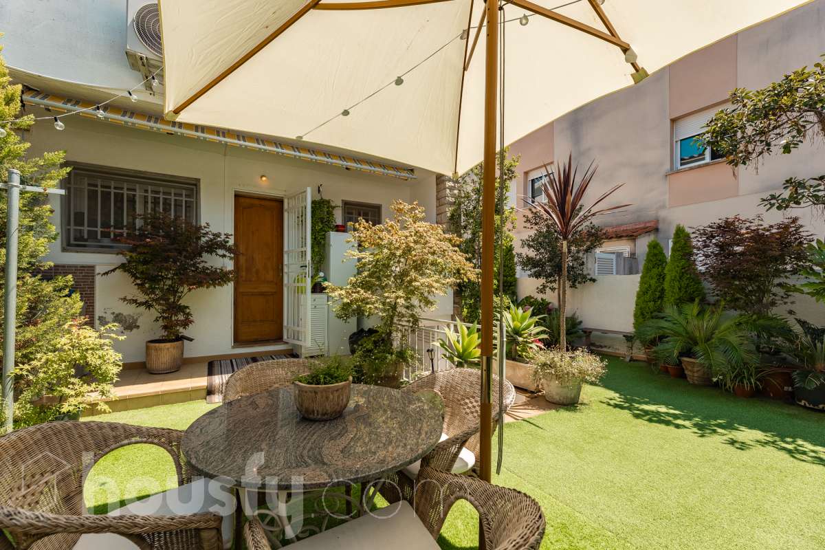 🏡 Tu refugio junto al mar: espacio, luz y calidad de vida en Coma-ruga Imagina despertar cada mañana a pocos minutos de la playa, disfrutar de un café al sol en tu terraza y terminar el día compartiendo una cena al aire libre con familia y amigos en tu propio jardín. Esta acogedora casa adosada, esquinera a tres vientos en pleno centro de Coma-ruga reúne todo lo que buscas para disfrutar de una vida tranquila sin renunciar a la comodidad de tener todos los servicios cerca. Housfy presenta en exclusiva esta fantástica vivienda, un hogar pensado para quienes valoran los espacios amplios, la luz natural y las zonas exteriores donde crear momentos inolvidables. Situada en una de las zonas más apreciadas de El Vendrell, combina la serenidad de un entorno residencial con la cercanía al mar, convirtiéndose en una oportunidad ideal tanto para residencia habitual como para segunda vivienda. Con 112 m² (según catastro), la casa ofrece una distribución cómoda y funcional. Al acceder a la vivienda nos recibe un luminoso salón-comedor con salida directa a una agradable terraza, el lugar perfecto para relajarse, leer un libro o disfrutar de reuniones en buena compañía. La cocina independiente, totalmente equipada, aporta comodidad al día a día y dispone del espacio necesario para los amantes de la gastronomía. En la planta superior encontramos tres amplios dormitorios dobles, diseñados para garantizar el descanso de toda la familia. La habitación principal destaca por sus generosas dimensiones, armario empotrado y salida a una terraza privada donde disfrutar de la tranquilidad y la brisa mediterránea. Un completo baño con plato de ducha da servicio a esta planta. El verdadero encanto de esta propiedad se encuentra en sus espacios exteriores. Su terraza delantera, el jardín lateral y la zona posterior crean distintos ambientes para disfrutar durante todo el año: desayunos al aire libre, tardes de verano, reuniones familiares, barbacoas o simplemente momentos de desconexión. Además, dispone de espacio para aparcar un vehículo dentro de la parcela. Como valor añadido, la vivienda cuenta con una amplia zona inferior destinada a bodega y almacenamiento, un espacio extra siempre útil y muy difícil de encontrar. Aire acondicionado, calefacción, jardín privado, terrazas, amplitud, acabados seminuevos con cerramientos de aluminio, ventanas de "climalit" (aislamiento térmico y acústico), y una ubicación privilegiada e inmejorable, a pocos minutos del mar, a dos calles del paseo marítimo y de todos los servicios como CAP, comercios, estación de tren, colegios..., convierten esta propiedad en una de esas viviendas que transmiten sensación de hogar desde el primer momento. Porque algunas casas se visitan, pero otras se sienten. Esta es una de ellas. 📞 No deje escapar esta oportunidad. Contacte con nosotros y descubra personalmente todo lo que esta vivienda puede ofrecerle. Aviso legal El precio de venta no incluye gastos de la compraventa como notaría, registro, impuestos, ni tampoco honorarios agencia. Esta publicación no es vinculante. Consulta siempre la nota simple con Housfy antes de formalizar la compraventa. Sobre nosotros Housfy es la plataforma integral de servicios inmobiliarios. Nuestra combinación de expertos y tecnología pone al alcance de todo el mundo servicios cómodos, claros y seguros. AICAT número: 7922. Nos encargamos de la gestión y asesoramiento de la compra. ¡Olvídate de todo! Hacemos los trámites por ti. Y, si además necesitas financiación, ponemos a tu disposición un bróker hipotecario para ayudarte a conseguir las mejores condiciones para tu perfil económico. ¿Quieres visitarla? Contacta con Housfy y agenda tu visita sin compromiso. Más información en: housfy.com-49