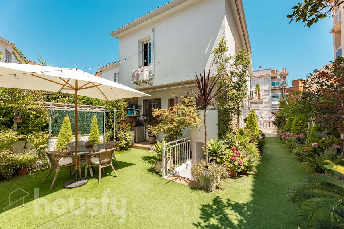 🏡 Tu refugio junto al mar: espacio, luz y calidad de vida en Coma-ruga Imagina despertar cada mañana a pocos minutos de la playa, disfrutar de un café al sol en tu terraza y terminar el día compartiendo una cena al aire libre con familia y amigos en tu propio jardín. Esta acogedora casa adosada, esquinera a tres vientos en pleno centro de Coma-ruga reúne todo lo que buscas para disfrutar de una vida tranquila sin renunciar a la comodidad de tener todos los servicios cerca. Housfy presenta en exclusiva esta fantástica vivienda, un hogar pensado para quienes valoran los espacios amplios, la luz natural y las zonas exteriores donde crear momentos inolvidables. Situada en una de las zonas más apreciadas de El Vendrell, combina la serenidad de un entorno residencial con la cercanía al mar, convirtiéndose en una oportunidad ideal tanto para residencia habitual como para segunda vivienda. Con 112 m² (según catastro), la casa ofrece una distribución cómoda y funcional. Al acceder a la vivienda nos recibe un luminoso salón-comedor con salida directa a una agradable terraza, el lugar perfecto para relajarse, leer un libro o disfrutar de reuniones en buena compañía. La cocina independiente, totalmente equipada, aporta comodidad al día a día y dispone del espacio necesario para los amantes de la gastronomía. En la planta superior encontramos tres amplios dormitorios dobles, diseñados para garantizar el descanso de toda la familia. La habitación principal destaca por sus generosas dimensiones, armario empotrado y salida a una terraza privada donde disfrutar de la tranquilidad y la brisa mediterránea. Un completo baño con plato de ducha da servicio a esta planta. El verdadero encanto de esta propiedad se encuentra en sus espacios exteriores. Su terraza delantera, el jardín lateral y la zona posterior crean distintos ambientes para disfrutar durante todo el año: desayunos al aire libre, tardes de verano, reuniones familiares, barbacoas o simplemente momentos de desconexión. Además, dispone de espacio para aparcar un vehículo dentro de la parcela. Como valor añadido, la vivienda cuenta con una amplia zona inferior destinada a bodega y almacenamiento, un espacio extra siempre útil y muy difícil de encontrar. Aire acondicionado, calefacción, jardín privado, terrazas, amplitud, acabados seminuevos con cerramientos de aluminio, ventanas de "climalit" (aislamiento térmico y acústico), y una ubicación privilegiada e inmejorable, a pocos minutos del mar, a dos calles del paseo marítimo y de todos los servicios como CAP, comercios, estación de tren, colegios..., convierten esta propiedad en una de esas viviendas que transmiten sensación de hogar desde el primer momento. Porque algunas casas se visitan, pero otras se sienten. Esta es una de ellas. 📞 No deje escapar esta oportunidad. Contacte con nosotros y descubra personalmente todo lo que esta vivienda puede ofrecerle. Aviso legal El precio de venta no incluye gastos de la compraventa como notaría, registro, impuestos, ni tampoco honorarios agencia. Esta publicación no es vinculante. Consulta siempre la nota simple con Housfy antes de formalizar la compraventa. Sobre nosotros Housfy es la plataforma integral de servicios inmobiliarios. Nuestra combinación de expertos y tecnología pone al alcance de todo el mundo servicios cómodos, claros y seguros. AICAT número: 7922. Nos encargamos de la gestión y asesoramiento de la compra. ¡Olvídate de todo! Hacemos los trámites por ti. Y, si además necesitas financiación, ponemos a tu disposición un bróker hipotecario para ayudarte a conseguir las mejores condiciones para tu perfil económico. ¿Quieres visitarla? Contacta con Housfy y agenda tu visita sin compromiso. Más información en: housfy.com-48