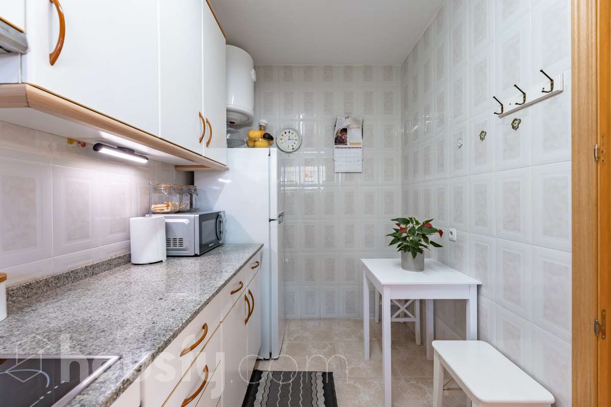 🏡 Tu refugio junto al mar: espacio, luz y calidad de vida en Coma-ruga Imagina despertar cada mañana a pocos minutos de la playa, disfrutar de un café al sol en tu terraza y terminar el día compartiendo una cena al aire libre con familia y amigos en tu propio jardín. Esta acogedora casa adosada, esquinera a tres vientos en pleno centro de Coma-ruga reúne todo lo que buscas para disfrutar de una vida tranquila sin renunciar a la comodidad de tener todos los servicios cerca. Housfy presenta en exclusiva esta fantástica vivienda, un hogar pensado para quienes valoran los espacios amplios, la luz natural y las zonas exteriores donde crear momentos inolvidables. Situada en una de las zonas más apreciadas de El Vendrell, combina la serenidad de un entorno residencial con la cercanía al mar, convirtiéndose en una oportunidad ideal tanto para residencia habitual como para segunda vivienda. Con 112 m² (según catastro), la casa ofrece una distribución cómoda y funcional. Al acceder a la vivienda nos recibe un luminoso salón-comedor con salida directa a una agradable terraza, el lugar perfecto para relajarse, leer un libro o disfrutar de reuniones en buena compañía. La cocina independiente, totalmente equipada, aporta comodidad al día a día y dispone del espacio necesario para los amantes de la gastronomía. En la planta superior encontramos tres amplios dormitorios dobles, diseñados para garantizar el descanso de toda la familia. La habitación principal destaca por sus generosas dimensiones, armario empotrado y salida a una terraza privada donde disfrutar de la tranquilidad y la brisa mediterránea. Un completo baño con plato de ducha da servicio a esta planta. El verdadero encanto de esta propiedad se encuentra en sus espacios exteriores. Su terraza delantera, el jardín lateral y la zona posterior crean distintos ambientes para disfrutar durante todo el año: desayunos al aire libre, tardes de verano, reuniones familiares, barbacoas o simplemente momentos de desconexión. Además, dispone de espacio para aparcar un vehículo dentro de la parcela. Como valor añadido, la vivienda cuenta con una amplia zona inferior destinada a bodega y almacenamiento, un espacio extra siempre útil y muy difícil de encontrar. Aire acondicionado, calefacción, jardín privado, terrazas, amplitud, acabados seminuevos con cerramientos de aluminio, ventanas de "climalit" (aislamiento térmico y acústico), y una ubicación privilegiada e inmejorable, a pocos minutos del mar, a dos calles del paseo marítimo y de todos los servicios como CAP, comercios, estación de tren, colegios..., convierten esta propiedad en una de esas viviendas que transmiten sensación de hogar desde el primer momento. Porque algunas casas se visitan, pero otras se sienten. Esta es una de ellas. 📞 No deje escapar esta oportunidad. Contacte con nosotros y descubra personalmente todo lo que esta vivienda puede ofrecerle. Aviso legal El precio de venta no incluye gastos de la compraventa como notaría, registro, impuestos, ni tampoco honorarios agencia. Esta publicación no es vinculante. Consulta siempre la nota simple con Housfy antes de formalizar la compraventa. Sobre nosotros Housfy es la plataforma integral de servicios inmobiliarios. Nuestra combinación de expertos y tecnología pone al alcance de todo el mundo servicios cómodos, claros y seguros. AICAT número: 7922. Nos encargamos de la gestión y asesoramiento de la compra. ¡Olvídate de todo! Hacemos los trámites por ti. Y, si además necesitas financiación, ponemos a tu disposición un bróker hipotecario para ayudarte a conseguir las mejores condiciones para tu perfil económico. ¿Quieres visitarla? Contacta con Housfy y agenda tu visita sin compromiso. Más información en: housfy.com-21