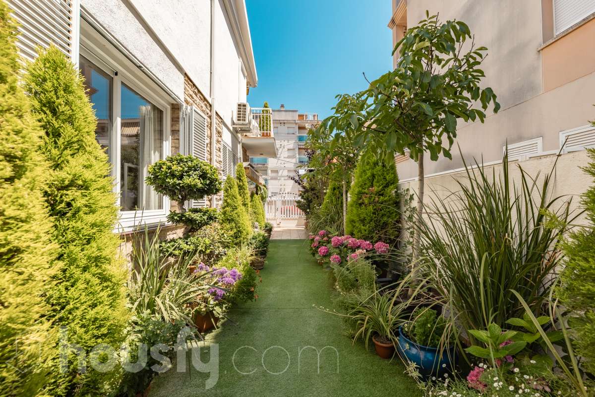 🏡 Tu refugio junto al mar: espacio, luz y calidad de vida en Coma-ruga Imagina despertar cada mañana a pocos minutos de la playa, disfrutar de un café al sol en tu terraza y terminar el día compartiendo una cena al aire libre con familia y amigos en tu propio jardín. Esta acogedora casa adosada, esquinera a tres vientos en pleno centro de Coma-ruga reúne todo lo que buscas para disfrutar de una vida tranquila sin renunciar a la comodidad de tener todos los servicios cerca. Housfy presenta en exclusiva esta fantástica vivienda, un hogar pensado para quienes valoran los espacios amplios, la luz natural y las zonas exteriores donde crear momentos inolvidables. Situada en una de las zonas más apreciadas de El Vendrell, combina la serenidad de un entorno residencial con la cercanía al mar, convirtiéndose en una oportunidad ideal tanto para residencia habitual como para segunda vivienda. Con 112 m² (según catastro), la casa ofrece una distribución cómoda y funcional. Al acceder a la vivienda nos recibe un luminoso salón-comedor con salida directa a una agradable terraza, el lugar perfecto para relajarse, leer un libro o disfrutar de reuniones en buena compañía. La cocina independiente, totalmente equipada, aporta comodidad al día a día y dispone del espacio necesario para los amantes de la gastronomía. En la planta superior encontramos tres amplios dormitorios dobles, diseñados para garantizar el descanso de toda la familia. La habitación principal destaca por sus generosas dimensiones, armario empotrado y salida a una terraza privada donde disfrutar de la tranquilidad y la brisa mediterránea. Un completo baño con plato de ducha da servicio a esta planta. El verdadero encanto de esta propiedad se encuentra en sus espacios exteriores. Su terraza delantera, el jardín lateral y la zona posterior crean distintos ambientes para disfrutar durante todo el año: desayunos al aire libre, tardes de verano, reuniones familiares, barbacoas o simplemente momentos de desconexión. Además, dispone de espacio para aparcar un vehículo dentro de la parcela. Como valor añadido, la vivienda cuenta con una amplia zona inferior destinada a bodega y almacenamiento, un espacio extra siempre útil y muy difícil de encontrar. Aire acondicionado, calefacción, jardín privado, terrazas, amplitud, acabados seminuevos con cerramientos de aluminio, ventanas de "climalit" (aislamiento térmico y acústico), y una ubicación privilegiada e inmejorable, a pocos minutos del mar, a dos calles del paseo marítimo y de todos los servicios como CAP, comercios, estación de tren, colegios..., convierten esta propiedad en una de esas viviendas que transmiten sensación de hogar desde el primer momento. Porque algunas casas se visitan, pero otras se sienten. Esta es una de ellas. 📞 No deje escapar esta oportunidad. Contacte con nosotros y descubra personalmente todo lo que esta vivienda puede ofrecerle. Aviso legal El precio de venta no incluye gastos de la compraventa como notaría, registro, impuestos, ni tampoco honorarios agencia. Esta publicación no es vinculante. Consulta siempre la nota simple con Housfy antes de formalizar la compraventa. Sobre nosotros Housfy es la plataforma integral de servicios inmobiliarios. Nuestra combinación de expertos y tecnología pone al alcance de todo el mundo servicios cómodos, claros y seguros. AICAT número: 7922. Nos encargamos de la gestión y asesoramiento de la compra. ¡Olvídate de todo! Hacemos los trámites por ti. Y, si además necesitas financiación, ponemos a tu disposición un bróker hipotecario para ayudarte a conseguir las mejores condiciones para tu perfil económico. ¿Quieres visitarla? Contacta con Housfy y agenda tu visita sin compromiso. Más información en: housfy.com-45