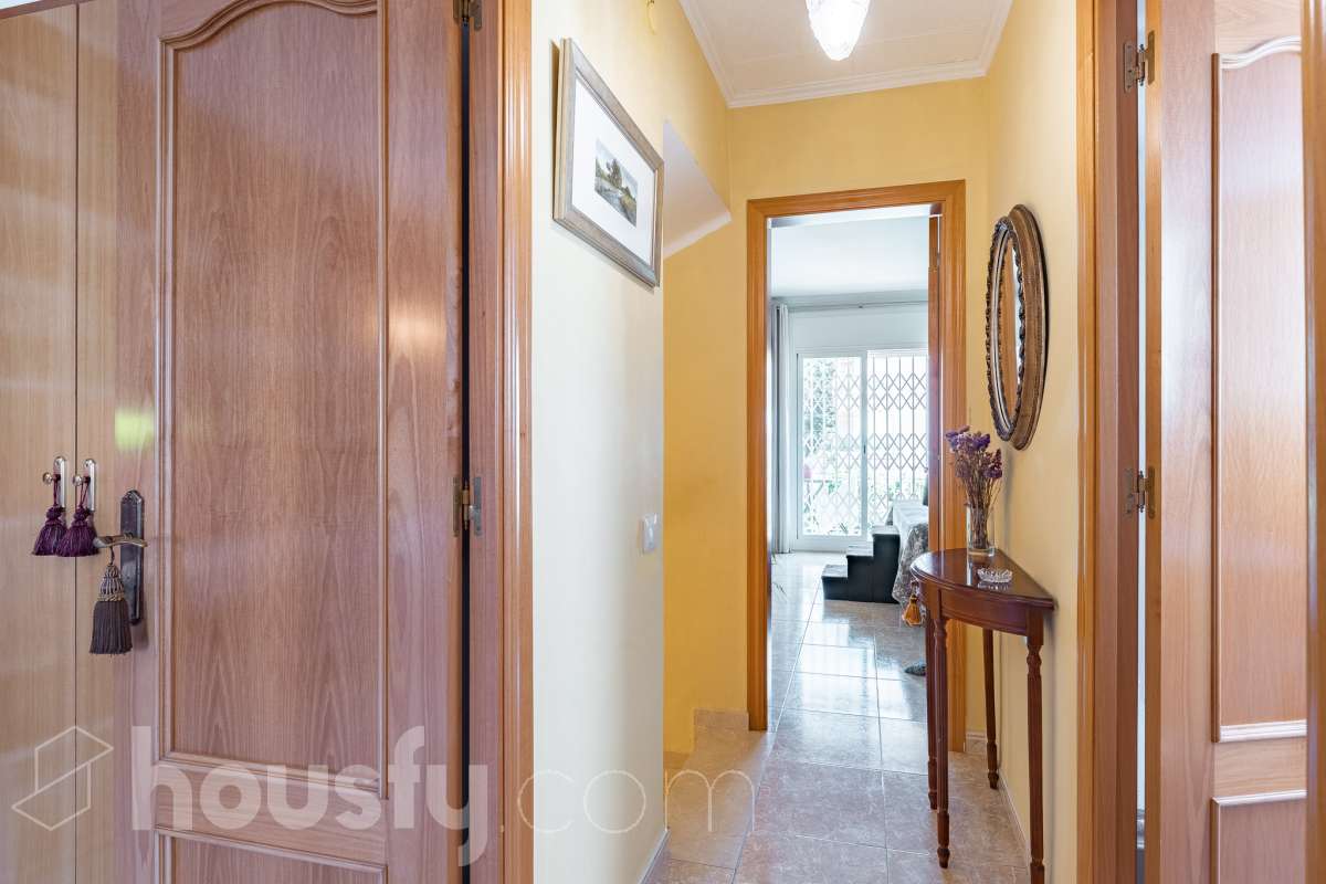 🏡 Tu refugio junto al mar: espacio, luz y calidad de vida en Coma-ruga Imagina despertar cada mañana a pocos minutos de la playa, disfrutar de un café al sol en tu terraza y terminar el día compartiendo una cena al aire libre con familia y amigos en tu propio jardín. Esta acogedora casa adosada, esquinera a tres vientos en pleno centro de Coma-ruga reúne todo lo que buscas para disfrutar de una vida tranquila sin renunciar a la comodidad de tener todos los servicios cerca. Housfy presenta en exclusiva esta fantástica vivienda, un hogar pensado para quienes valoran los espacios amplios, la luz natural y las zonas exteriores donde crear momentos inolvidables. Situada en una de las zonas más apreciadas de El Vendrell, combina la serenidad de un entorno residencial con la cercanía al mar, convirtiéndose en una oportunidad ideal tanto para residencia habitual como para segunda vivienda. Con 112 m² (según catastro), la casa ofrece una distribución cómoda y funcional. Al acceder a la vivienda nos recibe un luminoso salón-comedor con salida directa a una agradable terraza, el lugar perfecto para relajarse, leer un libro o disfrutar de reuniones en buena compañía. La cocina independiente, totalmente equipada, aporta comodidad al día a día y dispone del espacio necesario para los amantes de la gastronomía. En la planta superior encontramos tres amplios dormitorios dobles, diseñados para garantizar el descanso de toda la familia. La habitación principal destaca por sus generosas dimensiones, armario empotrado y salida a una terraza privada donde disfrutar de la tranquilidad y la brisa mediterránea. Un completo baño con plato de ducha da servicio a esta planta. El verdadero encanto de esta propiedad se encuentra en sus espacios exteriores. Su terraza delantera, el jardín lateral y la zona posterior crean distintos ambientes para disfrutar durante todo el año: desayunos al aire libre, tardes de verano, reuniones familiares, barbacoas o simplemente momentos de desconexión. Además, dispone de espacio para aparcar un vehículo dentro de la parcela. Como valor añadido, la vivienda cuenta con una amplia zona inferior destinada a bodega y almacenamiento, un espacio extra siempre útil y muy difícil de encontrar. Aire acondicionado, calefacción, jardín privado, terrazas, amplitud, acabados seminuevos con cerramientos de aluminio, ventanas de "climalit" (aislamiento térmico y acústico), y una ubicación privilegiada e inmejorable, a pocos minutos del mar, a dos calles del paseo marítimo y de todos los servicios como CAP, comercios, estación de tren, colegios..., convierten esta propiedad en una de esas viviendas que transmiten sensación de hogar desde el primer momento. Porque algunas casas se visitan, pero otras se sienten. Esta es una de ellas. 📞 No deje escapar esta oportunidad. Contacte con nosotros y descubra personalmente todo lo que esta vivienda puede ofrecerle. Aviso legal El precio de venta no incluye gastos de la compraventa como notaría, registro, impuestos, ni tampoco honorarios agencia. Esta publicación no es vinculante. Consulta siempre la nota simple con Housfy antes de formalizar la compraventa. Sobre nosotros Housfy es la plataforma integral de servicios inmobiliarios. Nuestra combinación de expertos y tecnología pone al alcance de todo el mundo servicios cómodos, claros y seguros. AICAT número: 7922. Nos encargamos de la gestión y asesoramiento de la compra. ¡Olvídate de todo! Hacemos los trámites por ti. Y, si además necesitas financiación, ponemos a tu disposición un bróker hipotecario para ayudarte a conseguir las mejores condiciones para tu perfil económico. ¿Quieres visitarla? Contacta con Housfy y agenda tu visita sin compromiso. Más información en: housfy.com-34