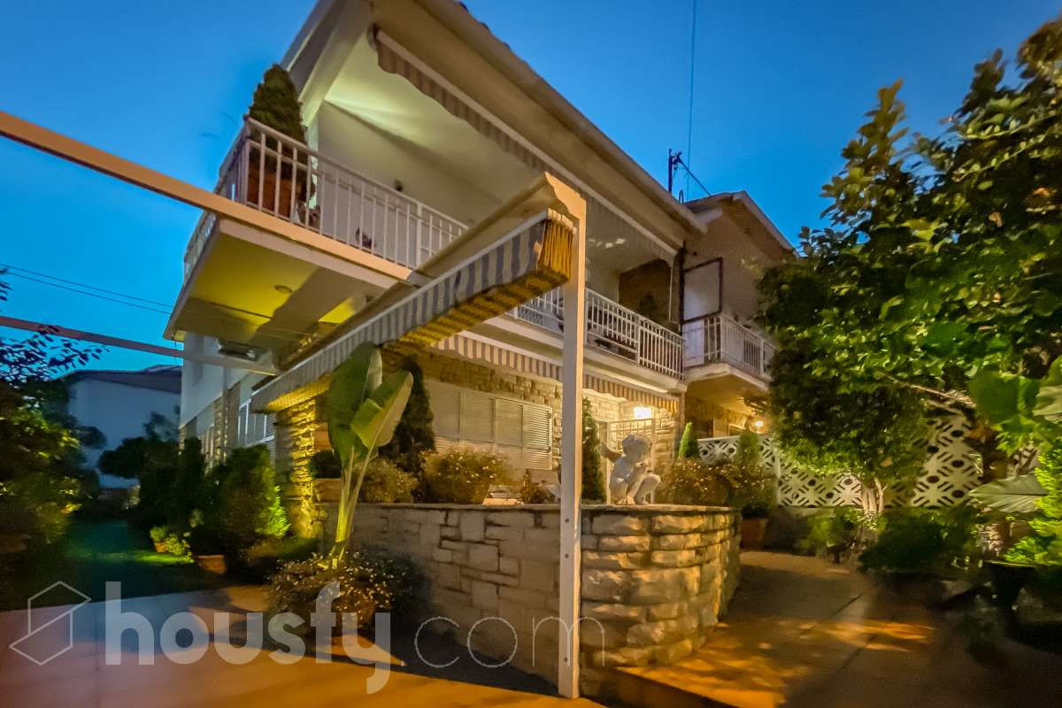 🏡 Tu refugio junto al mar: espacio, luz y calidad de vida en Coma-ruga Imagina despertar cada mañana a pocos minutos de la playa, disfrutar de un café al sol en tu terraza y terminar el día compartiendo una cena al aire libre con familia y amigos en tu propio jardín. Esta acogedora casa adosada, esquinera a tres vientos en pleno centro de Coma-ruga reúne todo lo que buscas para disfrutar de una vida tranquila sin renunciar a la comodidad de tener todos los servicios cerca. Housfy presenta en exclusiva esta fantástica vivienda, un hogar pensado para quienes valoran los espacios amplios, la luz natural y las zonas exteriores donde crear momentos inolvidables. Situada en una de las zonas más apreciadas de El Vendrell, combina la serenidad de un entorno residencial con la cercanía al mar, convirtiéndose en una oportunidad ideal tanto para residencia habitual como para segunda vivienda. Con 112 m² (según catastro), la casa ofrece una distribución cómoda y funcional. Al acceder a la vivienda nos recibe un luminoso salón-comedor con salida directa a una agradable terraza, el lugar perfecto para relajarse, leer un libro o disfrutar de reuniones en buena compañía. La cocina independiente, totalmente equipada, aporta comodidad al día a día y dispone del espacio necesario para los amantes de la gastronomía. En la planta superior encontramos tres amplios dormitorios dobles, diseñados para garantizar el descanso de toda la familia. La habitación principal destaca por sus generosas dimensiones, armario empotrado y salida a una terraza privada donde disfrutar de la tranquilidad y la brisa mediterránea. Un completo baño con plato de ducha da servicio a esta planta. El verdadero encanto de esta propiedad se encuentra en sus espacios exteriores. Su terraza delantera, el jardín lateral y la zona posterior crean distintos ambientes para disfrutar durante todo el año: desayunos al aire libre, tardes de verano, reuniones familiares, barbacoas o simplemente momentos de desconexión. Además, dispone de espacio para aparcar un vehículo dentro de la parcela. Como valor añadido, la vivienda cuenta con una amplia zona inferior destinada a bodega y almacenamiento, un espacio extra siempre útil y muy difícil de encontrar. Aire acondicionado, calefacción, jardín privado, terrazas, amplitud, acabados seminuevos con cerramientos de aluminio, ventanas de "climalit" (aislamiento térmico y acústico), y una ubicación privilegiada e inmejorable, a pocos minutos del mar, a dos calles del paseo marítimo y de todos los servicios como CAP, comercios, estación de tren, colegios..., convierten esta propiedad en una de esas viviendas que transmiten sensación de hogar desde el primer momento. Porque algunas casas se visitan, pero otras se sienten. Esta es una de ellas. 📞 No deje escapar esta oportunidad. Contacte con nosotros y descubra personalmente todo lo que esta vivienda puede ofrecerle. Aviso legal El precio de venta no incluye gastos de la compraventa como notaría, registro, impuestos, ni tampoco honorarios agencia. Esta publicación no es vinculante. Consulta siempre la nota simple con Housfy antes de formalizar la compraventa. Sobre nosotros Housfy es la plataforma integral de servicios inmobiliarios. Nuestra combinación de expertos y tecnología pone al alcance de todo el mundo servicios cómodos, claros y seguros. AICAT número: 7922. Nos encargamos de la gestión y asesoramiento de la compra. ¡Olvídate de todo! Hacemos los trámites por ti. Y, si además necesitas financiación, ponemos a tu disposición un bróker hipotecario para ayudarte a conseguir las mejores condiciones para tu perfil económico. ¿Quieres visitarla? Contacta con Housfy y agenda tu visita sin compromiso. Más información en: housfy.com-4