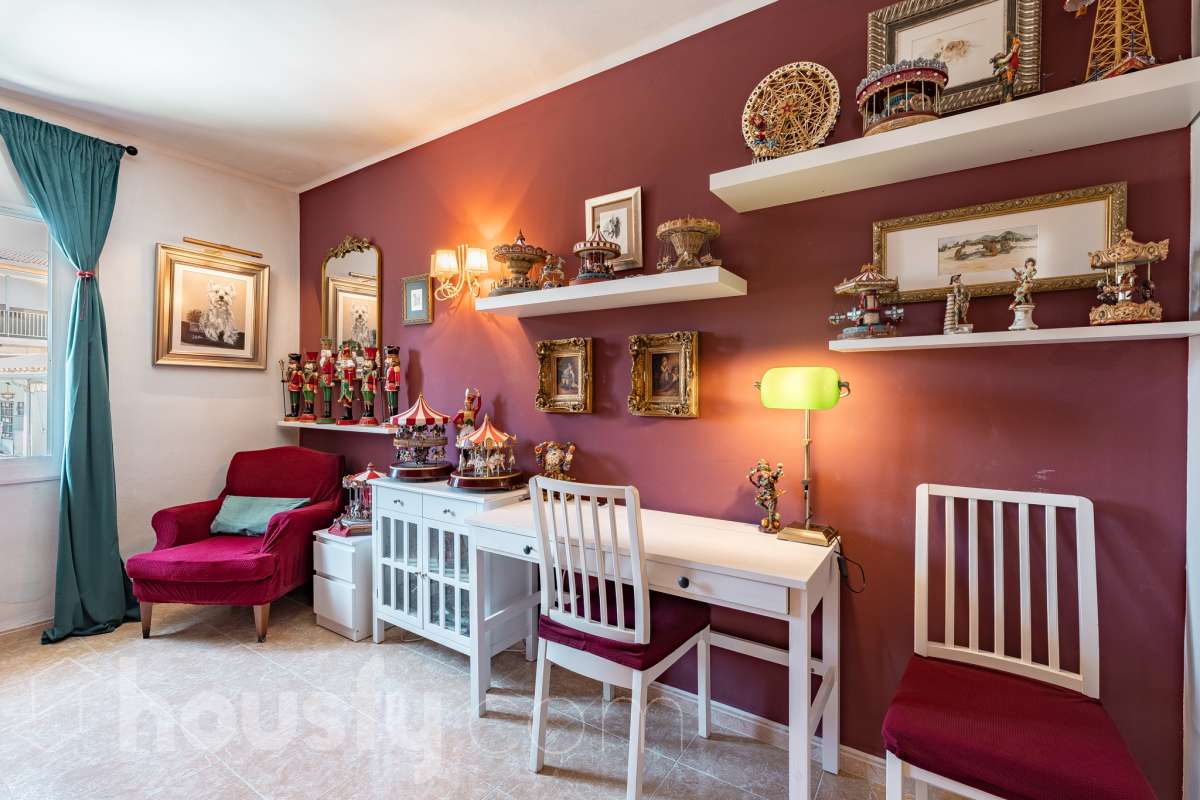🏡 Tu refugio junto al mar: espacio, luz y calidad de vida en Coma-ruga Imagina despertar cada mañana a pocos minutos de la playa, disfrutar de un café al sol en tu terraza y terminar el día compartiendo una cena al aire libre con familia y amigos en tu propio jardín. Esta acogedora casa adosada, esquinera a tres vientos en pleno centro de Coma-ruga reúne todo lo que buscas para disfrutar de una vida tranquila sin renunciar a la comodidad de tener todos los servicios cerca. Housfy presenta en exclusiva esta fantástica vivienda, un hogar pensado para quienes valoran los espacios amplios, la luz natural y las zonas exteriores donde crear momentos inolvidables. Situada en una de las zonas más apreciadas de El Vendrell, combina la serenidad de un entorno residencial con la cercanía al mar, convirtiéndose en una oportunidad ideal tanto para residencia habitual como para segunda vivienda. Con 112 m² (según catastro), la casa ofrece una distribución cómoda y funcional. Al acceder a la vivienda nos recibe un luminoso salón-comedor con salida directa a una agradable terraza, el lugar perfecto para relajarse, leer un libro o disfrutar de reuniones en buena compañía. La cocina independiente, totalmente equipada, aporta comodidad al día a día y dispone del espacio necesario para los amantes de la gastronomía. En la planta superior encontramos tres amplios dormitorios dobles, diseñados para garantizar el descanso de toda la familia. La habitación principal destaca por sus generosas dimensiones, armario empotrado y salida a una terraza privada donde disfrutar de la tranquilidad y la brisa mediterránea. Un completo baño con plato de ducha da servicio a esta planta. El verdadero encanto de esta propiedad se encuentra en sus espacios exteriores. Su terraza delantera, el jardín lateral y la zona posterior crean distintos ambientes para disfrutar durante todo el año: desayunos al aire libre, tardes de verano, reuniones familiares, barbacoas o simplemente momentos de desconexión. Además, dispone de espacio para aparcar un vehículo dentro de la parcela. Como valor añadido, la vivienda cuenta con una amplia zona inferior destinada a bodega y almacenamiento, un espacio extra siempre útil y muy difícil de encontrar. Aire acondicionado, calefacción, jardín privado, terrazas, amplitud, acabados seminuevos con cerramientos de aluminio, ventanas de "climalit" (aislamiento térmico y acústico), y una ubicación privilegiada e inmejorable, a pocos minutos del mar, a dos calles del paseo marítimo y de todos los servicios como CAP, comercios, estación de tren, colegios..., convierten esta propiedad en una de esas viviendas que transmiten sensación de hogar desde el primer momento. Porque algunas casas se visitan, pero otras se sienten. Esta es una de ellas. 📞 No deje escapar esta oportunidad. Contacte con nosotros y descubra personalmente todo lo que esta vivienda puede ofrecerle. Aviso legal El precio de venta no incluye gastos de la compraventa como notaría, registro, impuestos, ni tampoco honorarios agencia. Esta publicación no es vinculante. Consulta siempre la nota simple con Housfy antes de formalizar la compraventa. Sobre nosotros Housfy es la plataforma integral de servicios inmobiliarios. Nuestra combinación de expertos y tecnología pone al alcance de todo el mundo servicios cómodos, claros y seguros. AICAT número: 7922. Nos encargamos de la gestión y asesoramiento de la compra. ¡Olvídate de todo! Hacemos los trámites por ti. Y, si además necesitas financiación, ponemos a tu disposición un bróker hipotecario para ayudarte a conseguir las mejores condiciones para tu perfil económico. ¿Quieres visitarla? Contacta con Housfy y agenda tu visita sin compromiso. Más información en: housfy.com-30