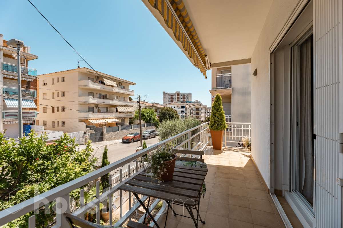 🏡 Tu refugio junto al mar: espacio, luz y calidad de vida en Coma-ruga Imagina despertar cada mañana a pocos minutos de la playa, disfrutar de un café al sol en tu terraza y terminar el día compartiendo una cena al aire libre con familia y amigos en tu propio jardín. Esta acogedora casa adosada, esquinera a tres vientos en pleno centro de Coma-ruga reúne todo lo que buscas para disfrutar de una vida tranquila sin renunciar a la comodidad de tener todos los servicios cerca. Housfy presenta en exclusiva esta fantástica vivienda, un hogar pensado para quienes valoran los espacios amplios, la luz natural y las zonas exteriores donde crear momentos inolvidables. Situada en una de las zonas más apreciadas de El Vendrell, combina la serenidad de un entorno residencial con la cercanía al mar, convirtiéndose en una oportunidad ideal tanto para residencia habitual como para segunda vivienda. Con 112 m² (según catastro), la casa ofrece una distribución cómoda y funcional. Al acceder a la vivienda nos recibe un luminoso salón-comedor con salida directa a una agradable terraza, el lugar perfecto para relajarse, leer un libro o disfrutar de reuniones en buena compañía. La cocina independiente, totalmente equipada, aporta comodidad al día a día y dispone del espacio necesario para los amantes de la gastronomía. En la planta superior encontramos tres amplios dormitorios dobles, diseñados para garantizar el descanso de toda la familia. La habitación principal destaca por sus generosas dimensiones, armario empotrado y salida a una terraza privada donde disfrutar de la tranquilidad y la brisa mediterránea. Un completo baño con plato de ducha da servicio a esta planta. El verdadero encanto de esta propiedad se encuentra en sus espacios exteriores. Su terraza delantera, el jardín lateral y la zona posterior crean distintos ambientes para disfrutar durante todo el año: desayunos al aire libre, tardes de verano, reuniones familiares, barbacoas o simplemente momentos de desconexión. Además, dispone de espacio para aparcar un vehículo dentro de la parcela. Como valor añadido, la vivienda cuenta con una amplia zona inferior destinada a bodega y almacenamiento, un espacio extra siempre útil y muy difícil de encontrar. Aire acondicionado, calefacción, jardín privado, terrazas, amplitud, acabados seminuevos con cerramientos de aluminio, ventanas de "climalit" (aislamiento térmico y acústico), y una ubicación privilegiada e inmejorable, a pocos minutos del mar, a dos calles del paseo marítimo y de todos los servicios como CAP, comercios, estación de tren, colegios..., convierten esta propiedad en una de esas viviendas que transmiten sensación de hogar desde el primer momento. Porque algunas casas se visitan, pero otras se sienten. Esta es una de ellas. 📞 No deje escapar esta oportunidad. Contacte con nosotros y descubra personalmente todo lo que esta vivienda puede ofrecerle. Aviso legal El precio de venta no incluye gastos de la compraventa como notaría, registro, impuestos, ni tampoco honorarios agencia. Esta publicación no es vinculante. Consulta siempre la nota simple con Housfy antes de formalizar la compraventa. Sobre nosotros Housfy es la plataforma integral de servicios inmobiliarios. Nuestra combinación de expertos y tecnología pone al alcance de todo el mundo servicios cómodos, claros y seguros. AICAT número: 7922. Nos encargamos de la gestión y asesoramiento de la compra. ¡Olvídate de todo! Hacemos los trámites por ti. Y, si además necesitas financiación, ponemos a tu disposición un bróker hipotecario para ayudarte a conseguir las mejores condiciones para tu perfil económico. ¿Quieres visitarla? Contacta con Housfy y agenda tu visita sin compromiso. Más información en: housfy.com-38