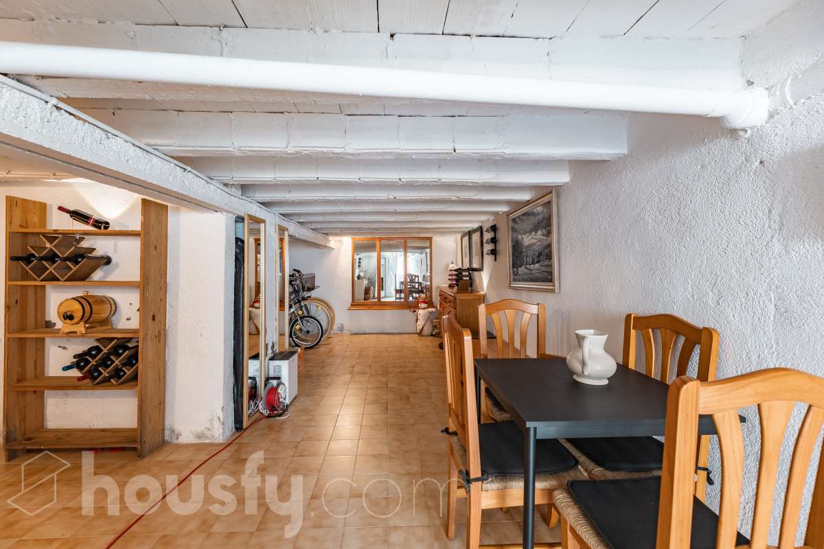 🏡 Tu refugio junto al mar: espacio, luz y calidad de vida en Coma-ruga Imagina despertar cada mañana a pocos minutos de la playa, disfrutar de un café al sol en tu terraza y terminar el día compartiendo una cena al aire libre con familia y amigos en tu propio jardín. Esta acogedora casa adosada, esquinera a tres vientos en pleno centro de Coma-ruga reúne todo lo que buscas para disfrutar de una vida tranquila sin renunciar a la comodidad de tener todos los servicios cerca. Housfy presenta en exclusiva esta fantástica vivienda, un hogar pensado para quienes valoran los espacios amplios, la luz natural y las zonas exteriores donde crear momentos inolvidables. Situada en una de las zonas más apreciadas de El Vendrell, combina la serenidad de un entorno residencial con la cercanía al mar, convirtiéndose en una oportunidad ideal tanto para residencia habitual como para segunda vivienda. Con 112 m² (según catastro), la casa ofrece una distribución cómoda y funcional. Al acceder a la vivienda nos recibe un luminoso salón-comedor con salida directa a una agradable terraza, el lugar perfecto para relajarse, leer un libro o disfrutar de reuniones en buena compañía. La cocina independiente, totalmente equipada, aporta comodidad al día a día y dispone del espacio necesario para los amantes de la gastronomía. En la planta superior encontramos tres amplios dormitorios dobles, diseñados para garantizar el descanso de toda la familia. La habitación principal destaca por sus generosas dimensiones, armario empotrado y salida a una terraza privada donde disfrutar de la tranquilidad y la brisa mediterránea. Un completo baño con plato de ducha da servicio a esta planta. El verdadero encanto de esta propiedad se encuentra en sus espacios exteriores. Su terraza delantera, el jardín lateral y la zona posterior crean distintos ambientes para disfrutar durante todo el año: desayunos al aire libre, tardes de verano, reuniones familiares, barbacoas o simplemente momentos de desconexión. Además, dispone de espacio para aparcar un vehículo dentro de la parcela. Como valor añadido, la vivienda cuenta con una amplia zona inferior destinada a bodega y almacenamiento, un espacio extra siempre útil y muy difícil de encontrar. Aire acondicionado, calefacción, jardín privado, terrazas, amplitud, acabados seminuevos con cerramientos de aluminio, ventanas de "climalit" (aislamiento térmico y acústico), y una ubicación privilegiada e inmejorable, a pocos minutos del mar, a dos calles del paseo marítimo y de todos los servicios como CAP, comercios, estación de tren, colegios..., convierten esta propiedad en una de esas viviendas que transmiten sensación de hogar desde el primer momento. Porque algunas casas se visitan, pero otras se sienten. Esta es una de ellas. 📞 No deje escapar esta oportunidad. Contacte con nosotros y descubra personalmente todo lo que esta vivienda puede ofrecerle. Aviso legal El precio de venta no incluye gastos de la compraventa como notaría, registro, impuestos, ni tampoco honorarios agencia. Esta publicación no es vinculante. Consulta siempre la nota simple con Housfy antes de formalizar la compraventa. Sobre nosotros Housfy es la plataforma integral de servicios inmobiliarios. Nuestra combinación de expertos y tecnología pone al alcance de todo el mundo servicios cómodos, claros y seguros. AICAT número: 7922. Nos encargamos de la gestión y asesoramiento de la compra. ¡Olvídate de todo! Hacemos los trámites por ti. Y, si además necesitas financiación, ponemos a tu disposición un bróker hipotecario para ayudarte a conseguir las mejores condiciones para tu perfil económico. ¿Quieres visitarla? Contacta con Housfy y agenda tu visita sin compromiso. Más información en: housfy.com-54