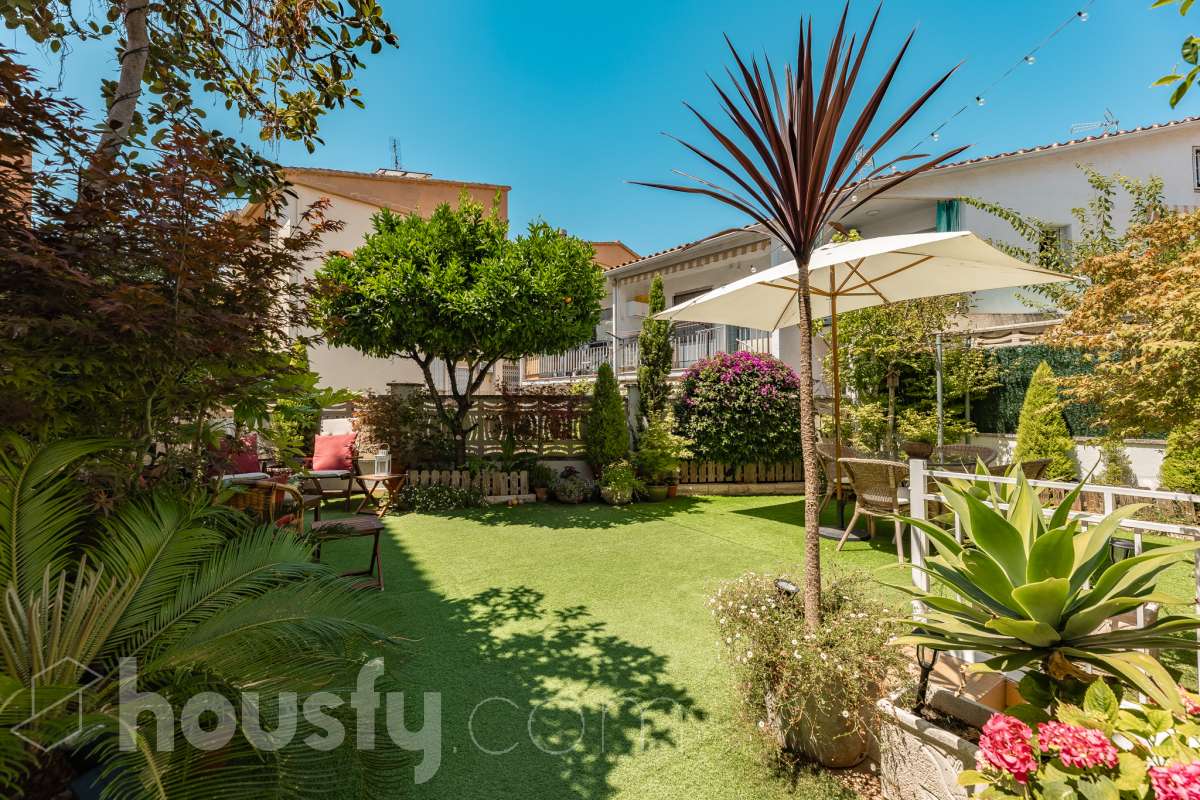 🏡 Tu refugio junto al mar: espacio, luz y calidad de vida en Coma-ruga Imagina despertar cada mañana a pocos minutos de la playa, disfrutar de un café al sol en tu terraza y terminar el día compartiendo una cena al aire libre con familia y amigos en tu propio jardín. Esta acogedora casa adosada, esquinera a tres vientos en pleno centro de Coma-ruga reúne todo lo que buscas para disfrutar de una vida tranquila sin renunciar a la comodidad de tener todos los servicios cerca. Housfy presenta en exclusiva esta fantástica vivienda, un hogar pensado para quienes valoran los espacios amplios, la luz natural y las zonas exteriores donde crear momentos inolvidables. Situada en una de las zonas más apreciadas de El Vendrell, combina la serenidad de un entorno residencial con la cercanía al mar, convirtiéndose en una oportunidad ideal tanto para residencia habitual como para segunda vivienda. Con 112 m² (según catastro), la casa ofrece una distribución cómoda y funcional. Al acceder a la vivienda nos recibe un luminoso salón-comedor con salida directa a una agradable terraza, el lugar perfecto para relajarse, leer un libro o disfrutar de reuniones en buena compañía. La cocina independiente, totalmente equipada, aporta comodidad al día a día y dispone del espacio necesario para los amantes de la gastronomía. En la planta superior encontramos tres amplios dormitorios dobles, diseñados para garantizar el descanso de toda la familia. La habitación principal destaca por sus generosas dimensiones, armario empotrado y salida a una terraza privada donde disfrutar de la tranquilidad y la brisa mediterránea. Un completo baño con plato de ducha da servicio a esta planta. El verdadero encanto de esta propiedad se encuentra en sus espacios exteriores. Su terraza delantera, el jardín lateral y la zona posterior crean distintos ambientes para disfrutar durante todo el año: desayunos al aire libre, tardes de verano, reuniones familiares, barbacoas o simplemente momentos de desconexión. Además, dispone de espacio para aparcar un vehículo dentro de la parcela. Como valor añadido, la vivienda cuenta con una amplia zona inferior destinada a bodega y almacenamiento, un espacio extra siempre útil y muy difícil de encontrar. Aire acondicionado, calefacción, jardín privado, terrazas, amplitud, acabados seminuevos con cerramientos de aluminio, ventanas de "climalit" (aislamiento térmico y acústico), y una ubicación privilegiada e inmejorable, a pocos minutos del mar, a dos calles del paseo marítimo y de todos los servicios como CAP, comercios, estación de tren, colegios..., convierten esta propiedad en una de esas viviendas que transmiten sensación de hogar desde el primer momento. Porque algunas casas se visitan, pero otras se sienten. Esta es una de ellas. 📞 No deje escapar esta oportunidad. Contacte con nosotros y descubra personalmente todo lo que esta vivienda puede ofrecerle. Aviso legal El precio de venta no incluye gastos de la compraventa como notaría, registro, impuestos, ni tampoco honorarios agencia. Esta publicación no es vinculante. Consulta siempre la nota simple con Housfy antes de formalizar la compraventa. Sobre nosotros Housfy es la plataforma integral de servicios inmobiliarios. Nuestra combinación de expertos y tecnología pone al alcance de todo el mundo servicios cómodos, claros y seguros. AICAT número: 7922. Nos encargamos de la gestión y asesoramiento de la compra. ¡Olvídate de todo! Hacemos los trámites por ti. Y, si además necesitas financiación, ponemos a tu disposición un bróker hipotecario para ayudarte a conseguir las mejores condiciones para tu perfil económico. ¿Quieres visitarla? Contacta con Housfy y agenda tu visita sin compromiso. Más información en: housfy.com-3
