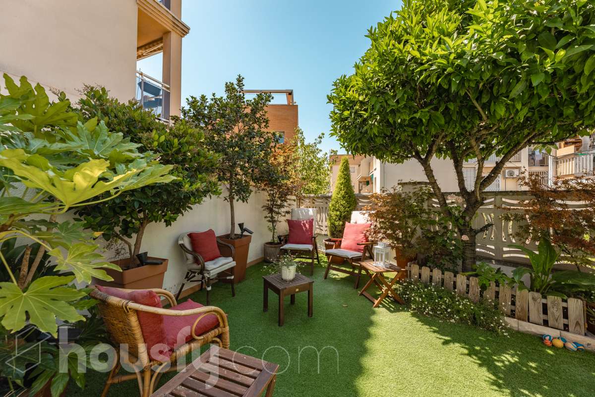 🏡 Tu refugio junto al mar: espacio, luz y calidad de vida en Coma-ruga Imagina despertar cada mañana a pocos minutos de la playa, disfrutar de un café al sol en tu terraza y terminar el día compartiendo una cena al aire libre con familia y amigos en tu propio jardín. Esta acogedora casa adosada, esquinera a tres vientos en pleno centro de Coma-ruga reúne todo lo que buscas para disfrutar de una vida tranquila sin renunciar a la comodidad de tener todos los servicios cerca. Housfy presenta en exclusiva esta fantástica vivienda, un hogar pensado para quienes valoran los espacios amplios, la luz natural y las zonas exteriores donde crear momentos inolvidables. Situada en una de las zonas más apreciadas de El Vendrell, combina la serenidad de un entorno residencial con la cercanía al mar, convirtiéndose en una oportunidad ideal tanto para residencia habitual como para segunda vivienda. Con 112 m² (según catastro), la casa ofrece una distribución cómoda y funcional. Al acceder a la vivienda nos recibe un luminoso salón-comedor con salida directa a una agradable terraza, el lugar perfecto para relajarse, leer un libro o disfrutar de reuniones en buena compañía. La cocina independiente, totalmente equipada, aporta comodidad al día a día y dispone del espacio necesario para los amantes de la gastronomía. En la planta superior encontramos tres amplios dormitorios dobles, diseñados para garantizar el descanso de toda la familia. La habitación principal destaca por sus generosas dimensiones, armario empotrado y salida a una terraza privada donde disfrutar de la tranquilidad y la brisa mediterránea. Un completo baño con plato de ducha da servicio a esta planta. El verdadero encanto de esta propiedad se encuentra en sus espacios exteriores. Su terraza delantera, el jardín lateral y la zona posterior crean distintos ambientes para disfrutar durante todo el año: desayunos al aire libre, tardes de verano, reuniones familiares, barbacoas o simplemente momentos de desconexión. Además, dispone de espacio para aparcar un vehículo dentro de la parcela. Como valor añadido, la vivienda cuenta con una amplia zona inferior destinada a bodega y almacenamiento, un espacio extra siempre útil y muy difícil de encontrar. Aire acondicionado, calefacción, jardín privado, terrazas, amplitud, acabados seminuevos con cerramientos de aluminio, ventanas de "climalit" (aislamiento térmico y acústico), y una ubicación privilegiada e inmejorable, a pocos minutos del mar, a dos calles del paseo marítimo y de todos los servicios como CAP, comercios, estación de tren, colegios..., convierten esta propiedad en una de esas viviendas que transmiten sensación de hogar desde el primer momento. Porque algunas casas se visitan, pero otras se sienten. Esta es una de ellas. 📞 No deje escapar esta oportunidad. Contacte con nosotros y descubra personalmente todo lo que esta vivienda puede ofrecerle. Aviso legal El precio de venta no incluye gastos de la compraventa como notaría, registro, impuestos, ni tampoco honorarios agencia. Esta publicación no es vinculante. Consulta siempre la nota simple con Housfy antes de formalizar la compraventa. Sobre nosotros Housfy es la plataforma integral de servicios inmobiliarios. Nuestra combinación de expertos y tecnología pone al alcance de todo el mundo servicios cómodos, claros y seguros. AICAT número: 7922. Nos encargamos de la gestión y asesoramiento de la compra. ¡Olvídate de todo! Hacemos los trámites por ti. Y, si además necesitas financiación, ponemos a tu disposición un bróker hipotecario para ayudarte a conseguir las mejores condiciones para tu perfil económico. ¿Quieres visitarla? Contacta con Housfy y agenda tu visita sin compromiso. Más información en: housfy.com-6