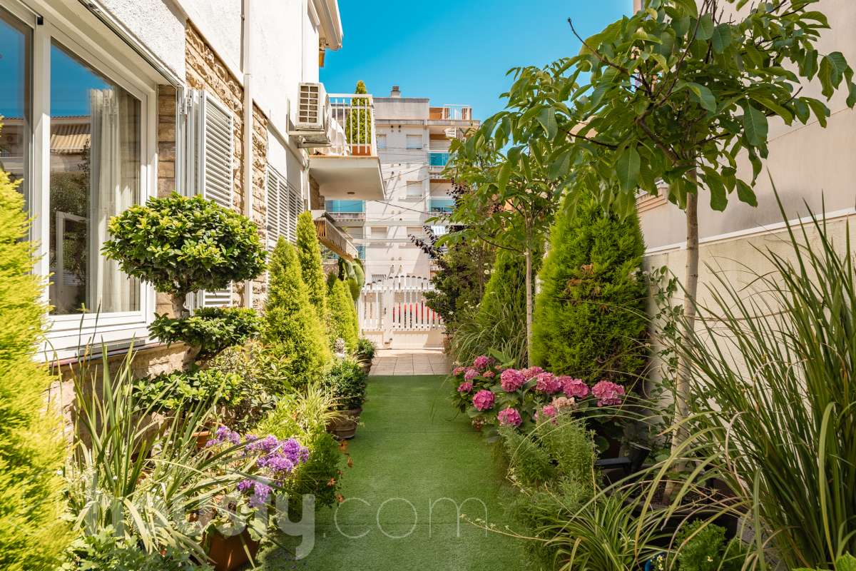 🏡 Tu refugio junto al mar: espacio, luz y calidad de vida en Coma-ruga Imagina despertar cada mañana a pocos minutos de la playa, disfrutar de un café al sol en tu terraza y terminar el día compartiendo una cena al aire libre con familia y amigos en tu propio jardín. Esta acogedora casa adosada, esquinera a tres vientos en pleno centro de Coma-ruga reúne todo lo que buscas para disfrutar de una vida tranquila sin renunciar a la comodidad de tener todos los servicios cerca. Housfy presenta en exclusiva esta fantástica vivienda, un hogar pensado para quienes valoran los espacios amplios, la luz natural y las zonas exteriores donde crear momentos inolvidables. Situada en una de las zonas más apreciadas de El Vendrell, combina la serenidad de un entorno residencial con la cercanía al mar, convirtiéndose en una oportunidad ideal tanto para residencia habitual como para segunda vivienda. Con 112 m² (según catastro), la casa ofrece una distribución cómoda y funcional. Al acceder a la vivienda nos recibe un luminoso salón-comedor con salida directa a una agradable terraza, el lugar perfecto para relajarse, leer un libro o disfrutar de reuniones en buena compañía. La cocina independiente, totalmente equipada, aporta comodidad al día a día y dispone del espacio necesario para los amantes de la gastronomía. En la planta superior encontramos tres amplios dormitorios dobles, diseñados para garantizar el descanso de toda la familia. La habitación principal destaca por sus generosas dimensiones, armario empotrado y salida a una terraza privada donde disfrutar de la tranquilidad y la brisa mediterránea. Un completo baño con plato de ducha da servicio a esta planta. El verdadero encanto de esta propiedad se encuentra en sus espacios exteriores. Su terraza delantera, el jardín lateral y la zona posterior crean distintos ambientes para disfrutar durante todo el año: desayunos al aire libre, tardes de verano, reuniones familiares, barbacoas o simplemente momentos de desconexión. Además, dispone de espacio para aparcar un vehículo dentro de la parcela. Como valor añadido, la vivienda cuenta con una amplia zona inferior destinada a bodega y almacenamiento, un espacio extra siempre útil y muy difícil de encontrar. Aire acondicionado, calefacción, jardín privado, terrazas, amplitud, acabados seminuevos con cerramientos de aluminio, ventanas de "climalit" (aislamiento térmico y acústico), y una ubicación privilegiada e inmejorable, a pocos minutos del mar, a dos calles del paseo marítimo y de todos los servicios como CAP, comercios, estación de tren, colegios..., convierten esta propiedad en una de esas viviendas que transmiten sensación de hogar desde el primer momento. Porque algunas casas se visitan, pero otras se sienten. Esta es una de ellas. 📞 No deje escapar esta oportunidad. Contacte con nosotros y descubra personalmente todo lo que esta vivienda puede ofrecerle. Aviso legal El precio de venta no incluye gastos de la compraventa como notaría, registro, impuestos, ni tampoco honorarios agencia. Esta publicación no es vinculante. Consulta siempre la nota simple con Housfy antes de formalizar la compraventa. Sobre nosotros Housfy es la plataforma integral de servicios inmobiliarios. Nuestra combinación de expertos y tecnología pone al alcance de todo el mundo servicios cómodos, claros y seguros. AICAT número: 7922. Nos encargamos de la gestión y asesoramiento de la compra. ¡Olvídate de todo! Hacemos los trámites por ti. Y, si además necesitas financiación, ponemos a tu disposición un bróker hipotecario para ayudarte a conseguir las mejores condiciones para tu perfil económico. ¿Quieres visitarla? Contacta con Housfy y agenda tu visita sin compromiso. Más información en: housfy.com-46
