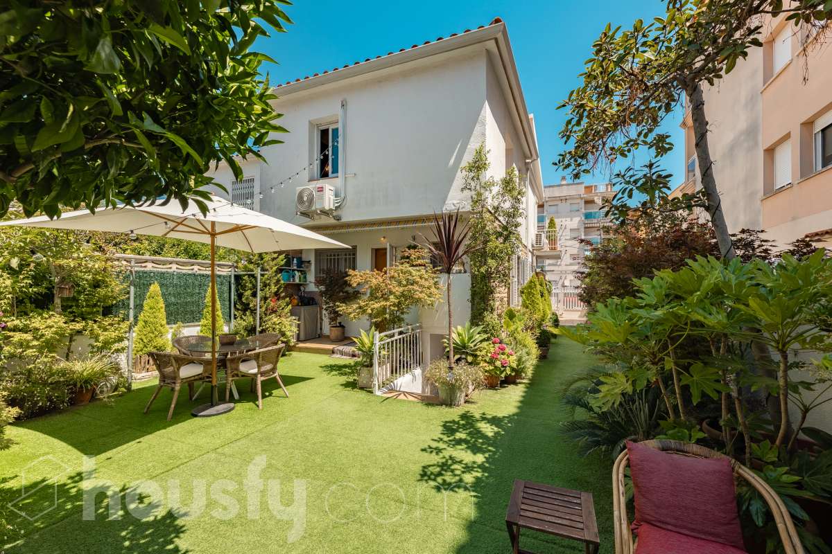 🏡 Tu refugio junto al mar: espacio, luz y calidad de vida en Coma-ruga Imagina despertar cada mañana a pocos minutos de la playa, disfrutar de un café al sol en tu terraza y terminar el día compartiendo una cena al aire libre con familia y amigos en tu propio jardín. Esta acogedora casa adosada, esquinera a tres vientos en pleno centro de Coma-ruga reúne todo lo que buscas para disfrutar de una vida tranquila sin renunciar a la comodidad de tener todos los servicios cerca. Housfy presenta en exclusiva esta fantástica vivienda, un hogar pensado para quienes valoran los espacios amplios, la luz natural y las zonas exteriores donde crear momentos inolvidables. Situada en una de las zonas más apreciadas de El Vendrell, combina la serenidad de un entorno residencial con la cercanía al mar, convirtiéndose en una oportunidad ideal tanto para residencia habitual como para segunda vivienda. Con 112 m² (según catastro), la casa ofrece una distribución cómoda y funcional. Al acceder a la vivienda nos recibe un luminoso salón-comedor con salida directa a una agradable terraza, el lugar perfecto para relajarse, leer un libro o disfrutar de reuniones en buena compañía. La cocina independiente, totalmente equipada, aporta comodidad al día a día y dispone del espacio necesario para los amantes de la gastronomía. En la planta superior encontramos tres amplios dormitorios dobles, diseñados para garantizar el descanso de toda la familia. La habitación principal destaca por sus generosas dimensiones, armario empotrado y salida a una terraza privada donde disfrutar de la tranquilidad y la brisa mediterránea. Un completo baño con plato de ducha da servicio a esta planta. El verdadero encanto de esta propiedad se encuentra en sus espacios exteriores. Su terraza delantera, el jardín lateral y la zona posterior crean distintos ambientes para disfrutar durante todo el año: desayunos al aire libre, tardes de verano, reuniones familiares, barbacoas o simplemente momentos de desconexión. Además, dispone de espacio para aparcar un vehículo dentro de la parcela. Como valor añadido, la vivienda cuenta con una amplia zona inferior destinada a bodega y almacenamiento, un espacio extra siempre útil y muy difícil de encontrar. Aire acondicionado, calefacción, jardín privado, terrazas, amplitud, acabados seminuevos con cerramientos de aluminio, ventanas de "climalit" (aislamiento térmico y acústico), y una ubicación privilegiada e inmejorable, a pocos minutos del mar, a dos calles del paseo marítimo y de todos los servicios como CAP, comercios, estación de tren, colegios..., convierten esta propiedad en una de esas viviendas que transmiten sensación de hogar desde el primer momento. Porque algunas casas se visitan, pero otras se sienten. Esta es una de ellas. 📞 No deje escapar esta oportunidad. Contacte con nosotros y descubra personalmente todo lo que esta vivienda puede ofrecerle. Aviso legal El precio de venta no incluye gastos de la compraventa como notaría, registro, impuestos, ni tampoco honorarios agencia. Esta publicación no es vinculante. Consulta siempre la nota simple con Housfy antes de formalizar la compraventa. Sobre nosotros Housfy es la plataforma integral de servicios inmobiliarios. Nuestra combinación de expertos y tecnología pone al alcance de todo el mundo servicios cómodos, claros y seguros. AICAT número: 7922. Nos encargamos de la gestión y asesoramiento de la compra. ¡Olvídate de todo! Hacemos los trámites por ti. Y, si además necesitas financiación, ponemos a tu disposición un bróker hipotecario para ayudarte a conseguir las mejores condiciones para tu perfil económico. ¿Quieres visitarla? Contacta con Housfy y agenda tu visita sin compromiso. Más información en: housfy.com-47