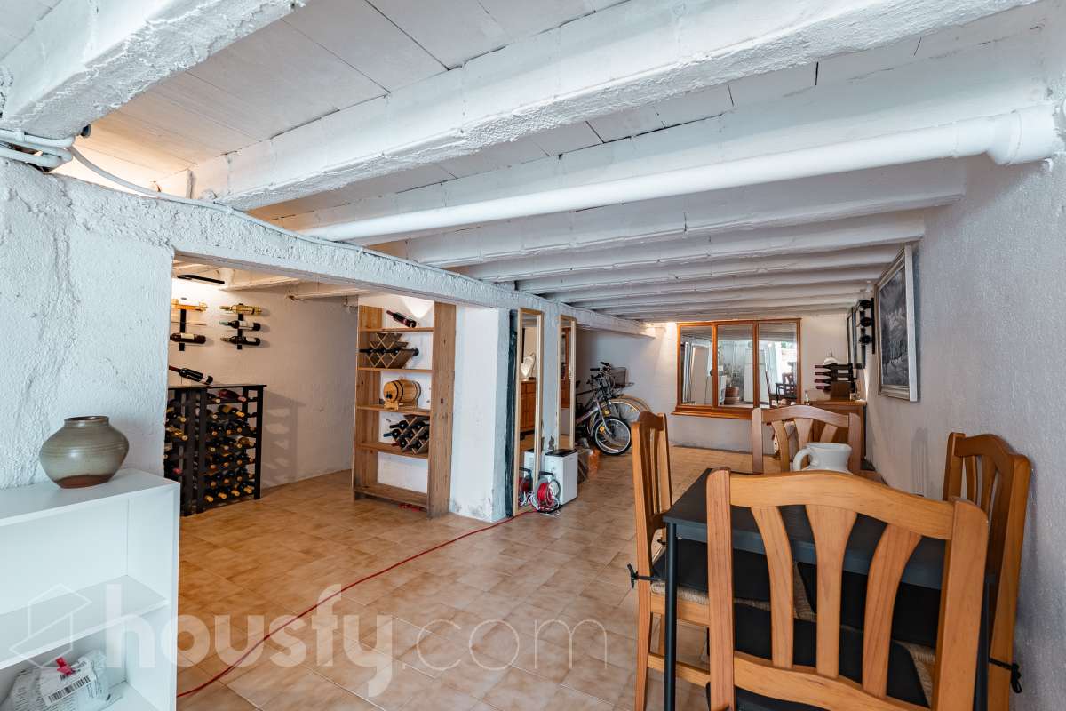 🏡 Tu refugio junto al mar: espacio, luz y calidad de vida en Coma-ruga Imagina despertar cada mañana a pocos minutos de la playa, disfrutar de un café al sol en tu terraza y terminar el día compartiendo una cena al aire libre con familia y amigos en tu propio jardín. Esta acogedora casa adosada, esquinera a tres vientos en pleno centro de Coma-ruga reúne todo lo que buscas para disfrutar de una vida tranquila sin renunciar a la comodidad de tener todos los servicios cerca. Housfy presenta en exclusiva esta fantástica vivienda, un hogar pensado para quienes valoran los espacios amplios, la luz natural y las zonas exteriores donde crear momentos inolvidables. Situada en una de las zonas más apreciadas de El Vendrell, combina la serenidad de un entorno residencial con la cercanía al mar, convirtiéndose en una oportunidad ideal tanto para residencia habitual como para segunda vivienda. Con 112 m² (según catastro), la casa ofrece una distribución cómoda y funcional. Al acceder a la vivienda nos recibe un luminoso salón-comedor con salida directa a una agradable terraza, el lugar perfecto para relajarse, leer un libro o disfrutar de reuniones en buena compañía. La cocina independiente, totalmente equipada, aporta comodidad al día a día y dispone del espacio necesario para los amantes de la gastronomía. En la planta superior encontramos tres amplios dormitorios dobles, diseñados para garantizar el descanso de toda la familia. La habitación principal destaca por sus generosas dimensiones, armario empotrado y salida a una terraza privada donde disfrutar de la tranquilidad y la brisa mediterránea. Un completo baño con plato de ducha da servicio a esta planta. El verdadero encanto de esta propiedad se encuentra en sus espacios exteriores. Su terraza delantera, el jardín lateral y la zona posterior crean distintos ambientes para disfrutar durante todo el año: desayunos al aire libre, tardes de verano, reuniones familiares, barbacoas o simplemente momentos de desconexión. Además, dispone de espacio para aparcar un vehículo dentro de la parcela. Como valor añadido, la vivienda cuenta con una amplia zona inferior destinada a bodega y almacenamiento, un espacio extra siempre útil y muy difícil de encontrar. Aire acondicionado, calefacción, jardín privado, terrazas, amplitud, acabados seminuevos con cerramientos de aluminio, ventanas de "climalit" (aislamiento térmico y acústico), y una ubicación privilegiada e inmejorable, a pocos minutos del mar, a dos calles del paseo marítimo y de todos los servicios como CAP, comercios, estación de tren, colegios..., convierten esta propiedad en una de esas viviendas que transmiten sensación de hogar desde el primer momento. Porque algunas casas se visitan, pero otras se sienten. Esta es una de ellas. 📞 No deje escapar esta oportunidad. Contacte con nosotros y descubra personalmente todo lo que esta vivienda puede ofrecerle. Aviso legal El precio de venta no incluye gastos de la compraventa como notaría, registro, impuestos, ni tampoco honorarios agencia. Esta publicación no es vinculante. Consulta siempre la nota simple con Housfy antes de formalizar la compraventa. Sobre nosotros Housfy es la plataforma integral de servicios inmobiliarios. Nuestra combinación de expertos y tecnología pone al alcance de todo el mundo servicios cómodos, claros y seguros. AICAT número: 7922. Nos encargamos de la gestión y asesoramiento de la compra. ¡Olvídate de todo! Hacemos los trámites por ti. Y, si además necesitas financiación, ponemos a tu disposición un bróker hipotecario para ayudarte a conseguir las mejores condiciones para tu perfil económico. ¿Quieres visitarla? Contacta con Housfy y agenda tu visita sin compromiso. Más información en: housfy.com-53