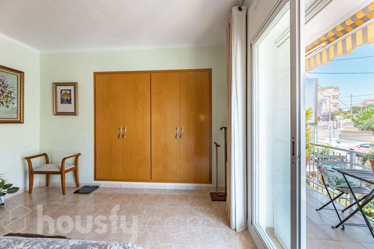 🏡 Tu refugio junto al mar: espacio, luz y calidad de vida en Coma-ruga Imagina despertar cada mañana a pocos minutos de la playa, disfrutar de un café al sol en tu terraza y terminar el día compartiendo una cena al aire libre con familia y amigos en tu propio jardín. Esta acogedora casa adosada, esquinera a tres vientos en pleno centro de Coma-ruga reúne todo lo que buscas para disfrutar de una vida tranquila sin renunciar a la comodidad de tener todos los servicios cerca. Housfy presenta en exclusiva esta fantástica vivienda, un hogar pensado para quienes valoran los espacios amplios, la luz natural y las zonas exteriores donde crear momentos inolvidables. Situada en una de las zonas más apreciadas de El Vendrell, combina la serenidad de un entorno residencial con la cercanía al mar, convirtiéndose en una oportunidad ideal tanto para residencia habitual como para segunda vivienda. Con 112 m² (según catastro), la casa ofrece una distribución cómoda y funcional. Al acceder a la vivienda nos recibe un luminoso salón-comedor con salida directa a una agradable terraza, el lugar perfecto para relajarse, leer un libro o disfrutar de reuniones en buena compañía. La cocina independiente, totalmente equipada, aporta comodidad al día a día y dispone del espacio necesario para los amantes de la gastronomía. En la planta superior encontramos tres amplios dormitorios dobles, diseñados para garantizar el descanso de toda la familia. La habitación principal destaca por sus generosas dimensiones, armario empotrado y salida a una terraza privada donde disfrutar de la tranquilidad y la brisa mediterránea. Un completo baño con plato de ducha da servicio a esta planta. El verdadero encanto de esta propiedad se encuentra en sus espacios exteriores. Su terraza delantera, el jardín lateral y la zona posterior crean distintos ambientes para disfrutar durante todo el año: desayunos al aire libre, tardes de verano, reuniones familiares, barbacoas o simplemente momentos de desconexión. Además, dispone de espacio para aparcar un vehículo dentro de la parcela. Como valor añadido, la vivienda cuenta con una amplia zona inferior destinada a bodega y almacenamiento, un espacio extra siempre útil y muy difícil de encontrar. Aire acondicionado, calefacción, jardín privado, terrazas, amplitud, acabados seminuevos con cerramientos de aluminio, ventanas de "climalit" (aislamiento térmico y acústico), y una ubicación privilegiada e inmejorable, a pocos minutos del mar, a dos calles del paseo marítimo y de todos los servicios como CAP, comercios, estación de tren, colegios..., convierten esta propiedad en una de esas viviendas que transmiten sensación de hogar desde el primer momento. Porque algunas casas se visitan, pero otras se sienten. Esta es una de ellas. 📞 No deje escapar esta oportunidad. Contacte con nosotros y descubra personalmente todo lo que esta vivienda puede ofrecerle. Aviso legal El precio de venta no incluye gastos de la compraventa como notaría, registro, impuestos, ni tampoco honorarios agencia. Esta publicación no es vinculante. Consulta siempre la nota simple con Housfy antes de formalizar la compraventa. Sobre nosotros Housfy es la plataforma integral de servicios inmobiliarios. Nuestra combinación de expertos y tecnología pone al alcance de todo el mundo servicios cómodos, claros y seguros. AICAT número: 7922. Nos encargamos de la gestión y asesoramiento de la compra. ¡Olvídate de todo! Hacemos los trámites por ti. Y, si además necesitas financiación, ponemos a tu disposición un bróker hipotecario para ayudarte a conseguir las mejores condiciones para tu perfil económico. ¿Quieres visitarla? Contacta con Housfy y agenda tu visita sin compromiso. Más información en: housfy.com-27