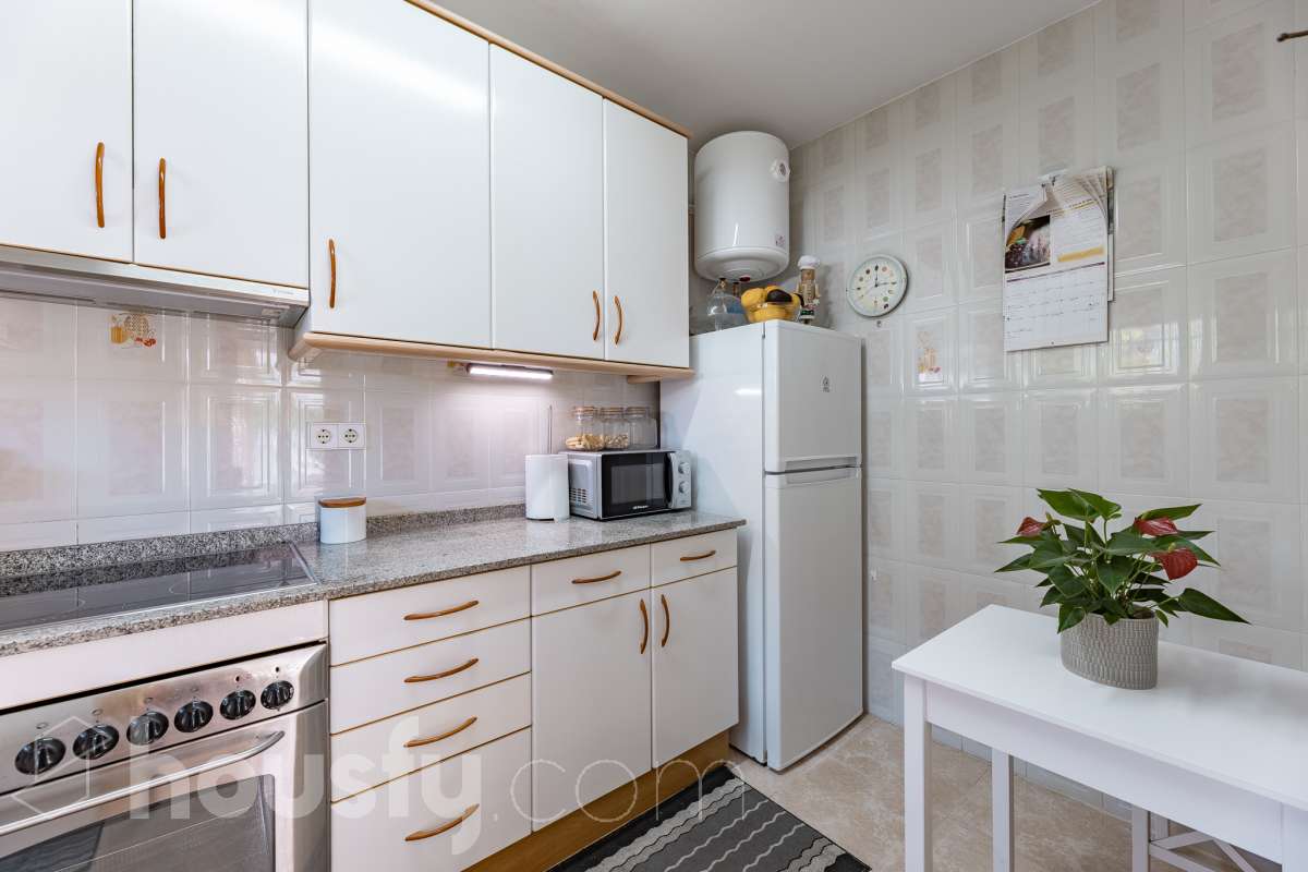 🏡 Tu refugio junto al mar: espacio, luz y calidad de vida en Coma-ruga Imagina despertar cada mañana a pocos minutos de la playa, disfrutar de un café al sol en tu terraza y terminar el día compartiendo una cena al aire libre con familia y amigos en tu propio jardín. Esta acogedora casa adosada, esquinera a tres vientos en pleno centro de Coma-ruga reúne todo lo que buscas para disfrutar de una vida tranquila sin renunciar a la comodidad de tener todos los servicios cerca. Housfy presenta en exclusiva esta fantástica vivienda, un hogar pensado para quienes valoran los espacios amplios, la luz natural y las zonas exteriores donde crear momentos inolvidables. Situada en una de las zonas más apreciadas de El Vendrell, combina la serenidad de un entorno residencial con la cercanía al mar, convirtiéndose en una oportunidad ideal tanto para residencia habitual como para segunda vivienda. Con 112 m² (según catastro), la casa ofrece una distribución cómoda y funcional. Al acceder a la vivienda nos recibe un luminoso salón-comedor con salida directa a una agradable terraza, el lugar perfecto para relajarse, leer un libro o disfrutar de reuniones en buena compañía. La cocina independiente, totalmente equipada, aporta comodidad al día a día y dispone del espacio necesario para los amantes de la gastronomía. En la planta superior encontramos tres amplios dormitorios dobles, diseñados para garantizar el descanso de toda la familia. La habitación principal destaca por sus generosas dimensiones, armario empotrado y salida a una terraza privada donde disfrutar de la tranquilidad y la brisa mediterránea. Un completo baño con plato de ducha da servicio a esta planta. El verdadero encanto de esta propiedad se encuentra en sus espacios exteriores. Su terraza delantera, el jardín lateral y la zona posterior crean distintos ambientes para disfrutar durante todo el año: desayunos al aire libre, tardes de verano, reuniones familiares, barbacoas o simplemente momentos de desconexión. Además, dispone de espacio para aparcar un vehículo dentro de la parcela. Como valor añadido, la vivienda cuenta con una amplia zona inferior destinada a bodega y almacenamiento, un espacio extra siempre útil y muy difícil de encontrar. Aire acondicionado, calefacción, jardín privado, terrazas, amplitud, acabados seminuevos con cerramientos de aluminio, ventanas de "climalit" (aislamiento térmico y acústico), y una ubicación privilegiada e inmejorable, a pocos minutos del mar, a dos calles del paseo marítimo y de todos los servicios como CAP, comercios, estación de tren, colegios..., convierten esta propiedad en una de esas viviendas que transmiten sensación de hogar desde el primer momento. Porque algunas casas se visitan, pero otras se sienten. Esta es una de ellas. 📞 No deje escapar esta oportunidad. Contacte con nosotros y descubra personalmente todo lo que esta vivienda puede ofrecerle. Aviso legal El precio de venta no incluye gastos de la compraventa como notaría, registro, impuestos, ni tampoco honorarios agencia. Esta publicación no es vinculante. Consulta siempre la nota simple con Housfy antes de formalizar la compraventa. Sobre nosotros Housfy es la plataforma integral de servicios inmobiliarios. Nuestra combinación de expertos y tecnología pone al alcance de todo el mundo servicios cómodos, claros y seguros. AICAT número: 7922. Nos encargamos de la gestión y asesoramiento de la compra. ¡Olvídate de todo! Hacemos los trámites por ti. Y, si además necesitas financiación, ponemos a tu disposición un bróker hipotecario para ayudarte a conseguir las mejores condiciones para tu perfil económico. ¿Quieres visitarla? Contacta con Housfy y agenda tu visita sin compromiso. Más información en: housfy.com-20