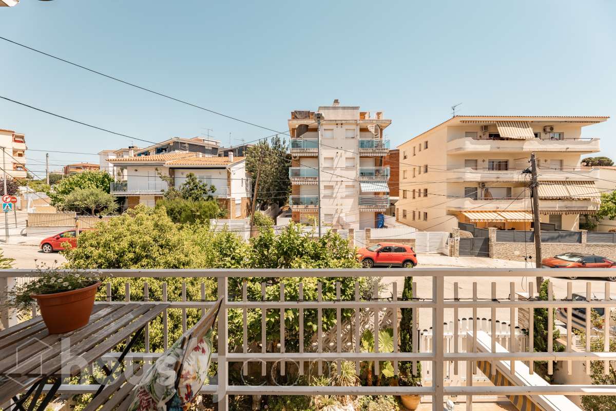 🏡 Tu refugio junto al mar: espacio, luz y calidad de vida en Coma-ruga Imagina despertar cada mañana a pocos minutos de la playa, disfrutar de un café al sol en tu terraza y terminar el día compartiendo una cena al aire libre con familia y amigos en tu propio jardín. Esta acogedora casa adosada, esquinera a tres vientos en pleno centro de Coma-ruga reúne todo lo que buscas para disfrutar de una vida tranquila sin renunciar a la comodidad de tener todos los servicios cerca. Housfy presenta en exclusiva esta fantástica vivienda, un hogar pensado para quienes valoran los espacios amplios, la luz natural y las zonas exteriores donde crear momentos inolvidables. Situada en una de las zonas más apreciadas de El Vendrell, combina la serenidad de un entorno residencial con la cercanía al mar, convirtiéndose en una oportunidad ideal tanto para residencia habitual como para segunda vivienda. Con 112 m² (según catastro), la casa ofrece una distribución cómoda y funcional. Al acceder a la vivienda nos recibe un luminoso salón-comedor con salida directa a una agradable terraza, el lugar perfecto para relajarse, leer un libro o disfrutar de reuniones en buena compañía. La cocina independiente, totalmente equipada, aporta comodidad al día a día y dispone del espacio necesario para los amantes de la gastronomía. En la planta superior encontramos tres amplios dormitorios dobles, diseñados para garantizar el descanso de toda la familia. La habitación principal destaca por sus generosas dimensiones, armario empotrado y salida a una terraza privada donde disfrutar de la tranquilidad y la brisa mediterránea. Un completo baño con plato de ducha da servicio a esta planta. El verdadero encanto de esta propiedad se encuentra en sus espacios exteriores. Su terraza delantera, el jardín lateral y la zona posterior crean distintos ambientes para disfrutar durante todo el año: desayunos al aire libre, tardes de verano, reuniones familiares, barbacoas o simplemente momentos de desconexión. Además, dispone de espacio para aparcar un vehículo dentro de la parcela. Como valor añadido, la vivienda cuenta con una amplia zona inferior destinada a bodega y almacenamiento, un espacio extra siempre útil y muy difícil de encontrar. Aire acondicionado, calefacción, jardín privado, terrazas, amplitud, acabados seminuevos con cerramientos de aluminio, ventanas de "climalit" (aislamiento térmico y acústico), y una ubicación privilegiada e inmejorable, a pocos minutos del mar, a dos calles del paseo marítimo y de todos los servicios como CAP, comercios, estación de tren, colegios..., convierten esta propiedad en una de esas viviendas que transmiten sensación de hogar desde el primer momento. Porque algunas casas se visitan, pero otras se sienten. Esta es una de ellas. 📞 No deje escapar esta oportunidad. Contacte con nosotros y descubra personalmente todo lo que esta vivienda puede ofrecerle. Aviso legal El precio de venta no incluye gastos de la compraventa como notaría, registro, impuestos, ni tampoco honorarios agencia. Esta publicación no es vinculante. Consulta siempre la nota simple con Housfy antes de formalizar la compraventa. Sobre nosotros Housfy es la plataforma integral de servicios inmobiliarios. Nuestra combinación de expertos y tecnología pone al alcance de todo el mundo servicios cómodos, claros y seguros. AICAT número: 7922. Nos encargamos de la gestión y asesoramiento de la compra. ¡Olvídate de todo! Hacemos los trámites por ti. Y, si además necesitas financiación, ponemos a tu disposición un bróker hipotecario para ayudarte a conseguir las mejores condiciones para tu perfil económico. ¿Quieres visitarla? Contacta con Housfy y agenda tu visita sin compromiso. Más información en: housfy.com-36