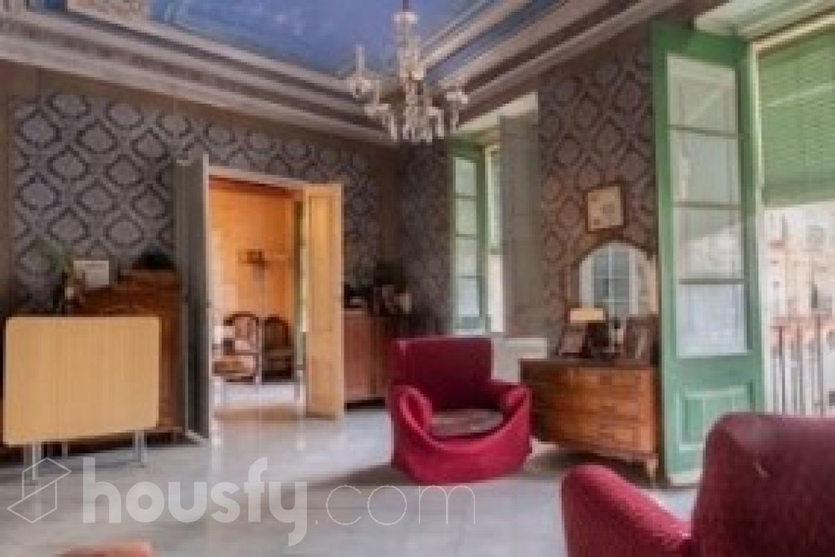 Housfy vende 🏡 edificio ubicado en Vilafranca del Penedès, GRAN OPORTUNIDAD para inversores. Edificio en una ubicación inmejorable en el centro de Vilafranca del Penedès. ¡Rentabilidad superior al 29%! Edificio de 1.385 m2 emblemático y de gran personalidad. Dispone de tres plantas superiores, con techos altos, suelos hidráulicos, puertas de doble hoja y vistas a la plaza. Construido en el año: Distribución de estancias -Salón-comedor -3 Baños -Cocina equipada - Varias habitaciones entre 9-11 Zona y entorno Respecto a la ubicación, se sitúa en Vilafranca del Penedès, municipio de Vilafranca del Penedès. Esta propiedad se encuentra cerca de transporte público, colegios, supermercados y farmacias. Aviso legal El precio de venta no incluye gastos de la compraventa como notaría, registro, impuestos, ni tampoco honorarios agencia. Esta publicación no es vinculante. Consulta siempre la nota simple con Housfy antes de formalizar la compraventa. Sobre nosotros Housfy es la plataforma integral de servicios inmobiliarios. Nuestra combinación de expertos y tecnología pone al alcance de todo el mundo servicios cómodos, claros y seguros. AICAT número: 7922. Nos encargamos de la gestión y asesoramiento de la compra. ¡Olvídate de todo! Hacemos los trámites por ti. Y, si además necesitas financiación, ponemos a tu disposición un bróker hipotecario para ayudarte a conseguir las mejores condiciones para tu perfil económico. ¿Quieres visitarla? Contacta con Housfy y agenda tu visita sin compromiso. Más información en: housfy.com-16