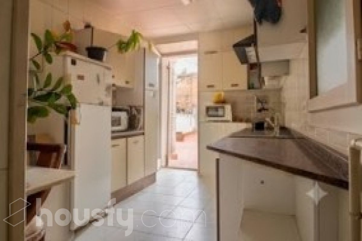 Housfy vende 🏡 edificio ubicado en Vilafranca del Penedès, GRAN OPORTUNIDAD para inversores. Edificio en una ubicación inmejorable en el centro de Vilafranca del Penedès. ¡Rentabilidad superior al 29%! Edificio de 1.385 m2 emblemático y de gran personalidad. Dispone de tres plantas superiores, con techos altos, suelos hidráulicos, puertas de doble hoja y vistas a la plaza. Construido en el año: Distribución de estancias -Salón-comedor -3 Baños -Cocina equipada - Varias habitaciones entre 9-11 Zona y entorno Respecto a la ubicación, se sitúa en Vilafranca del Penedès, municipio de Vilafranca del Penedès. Esta propiedad se encuentra cerca de transporte público, colegios, supermercados y farmacias. Aviso legal El precio de venta no incluye gastos de la compraventa como notaría, registro, impuestos, ni tampoco honorarios agencia. Esta publicación no es vinculante. Consulta siempre la nota simple con Housfy antes de formalizar la compraventa. Sobre nosotros Housfy es la plataforma integral de servicios inmobiliarios. Nuestra combinación de expertos y tecnología pone al alcance de todo el mundo servicios cómodos, claros y seguros. AICAT número: 7922. Nos encargamos de la gestión y asesoramiento de la compra. ¡Olvídate de todo! Hacemos los trámites por ti. Y, si además necesitas financiación, ponemos a tu disposición un bróker hipotecario para ayudarte a conseguir las mejores condiciones para tu perfil económico. ¿Quieres visitarla? Contacta con Housfy y agenda tu visita sin compromiso. Más información en: housfy.com-29