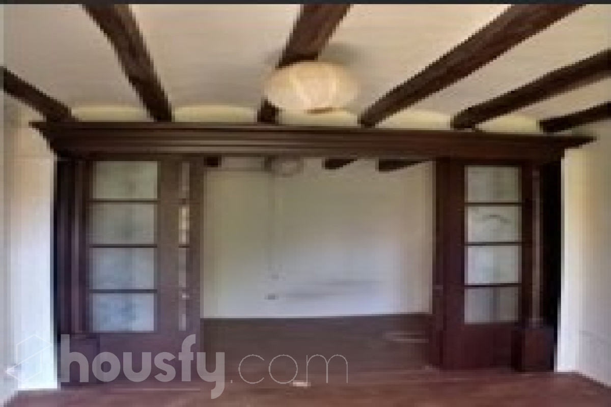 Housfy vende 🏡 edificio ubicado en Vilafranca del Penedès, GRAN OPORTUNIDAD para inversores. Edificio en una ubicación inmejorable en el centro de Vilafranca del Penedès. ¡Rentabilidad superior al 29%! Edificio de 1.385 m2 emblemático y de gran personalidad. Dispone de tres plantas superiores, con techos altos, suelos hidráulicos, puertas de doble hoja y vistas a la plaza. Construido en el año: Distribución de estancias -Salón-comedor -3 Baños -Cocina equipada - Varias habitaciones entre 9-11 Zona y entorno Respecto a la ubicación, se sitúa en Vilafranca del Penedès, municipio de Vilafranca del Penedès. Esta propiedad se encuentra cerca de transporte público, colegios, supermercados y farmacias. Aviso legal El precio de venta no incluye gastos de la compraventa como notaría, registro, impuestos, ni tampoco honorarios agencia. Esta publicación no es vinculante. Consulta siempre la nota simple con Housfy antes de formalizar la compraventa. Sobre nosotros Housfy es la plataforma integral de servicios inmobiliarios. Nuestra combinación de expertos y tecnología pone al alcance de todo el mundo servicios cómodos, claros y seguros. AICAT número: 7922. Nos encargamos de la gestión y asesoramiento de la compra. ¡Olvídate de todo! Hacemos los trámites por ti. Y, si además necesitas financiación, ponemos a tu disposición un bróker hipotecario para ayudarte a conseguir las mejores condiciones para tu perfil económico. ¿Quieres visitarla? Contacta con Housfy y agenda tu visita sin compromiso. Más información en: housfy.com-8