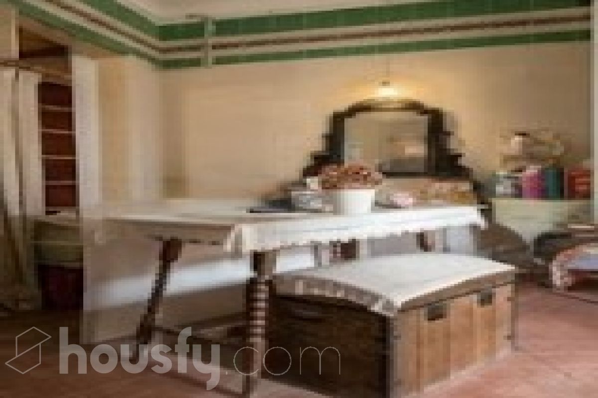 Housfy vende 🏡 edificio ubicado en Vilafranca del Penedès, GRAN OPORTUNIDAD para inversores. Edificio en una ubicación inmejorable en el centro de Vilafranca del Penedès. ¡Rentabilidad superior al 29%! Edificio de 1.385 m2 emblemático y de gran personalidad. Dispone de tres plantas superiores, con techos altos, suelos hidráulicos, puertas de doble hoja y vistas a la plaza. Construido en el año: Distribución de estancias -Salón-comedor -3 Baños -Cocina equipada - Varias habitaciones entre 9-11 Zona y entorno Respecto a la ubicación, se sitúa en Vilafranca del Penedès, municipio de Vilafranca del Penedès. Esta propiedad se encuentra cerca de transporte público, colegios, supermercados y farmacias. Aviso legal El precio de venta no incluye gastos de la compraventa como notaría, registro, impuestos, ni tampoco honorarios agencia. Esta publicación no es vinculante. Consulta siempre la nota simple con Housfy antes de formalizar la compraventa. Sobre nosotros Housfy es la plataforma integral de servicios inmobiliarios. Nuestra combinación de expertos y tecnología pone al alcance de todo el mundo servicios cómodos, claros y seguros. AICAT número: 7922. Nos encargamos de la gestión y asesoramiento de la compra. ¡Olvídate de todo! Hacemos los trámites por ti. Y, si además necesitas financiación, ponemos a tu disposición un bróker hipotecario para ayudarte a conseguir las mejores condiciones para tu perfil económico. ¿Quieres visitarla? Contacta con Housfy y agenda tu visita sin compromiso. Más información en: housfy.com-14