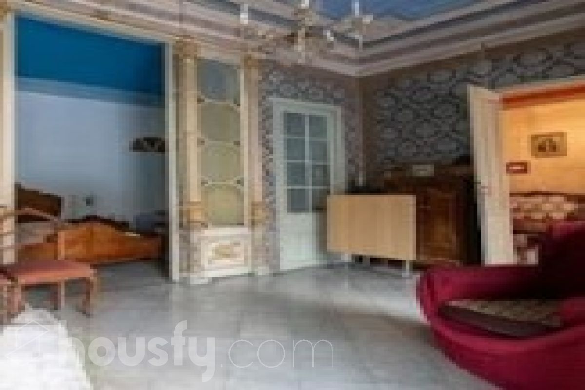 Housfy vende 🏡 edificio ubicado en Vilafranca del Penedès, GRAN OPORTUNIDAD para inversores. Edificio en una ubicación inmejorable en el centro de Vilafranca del Penedès. ¡Rentabilidad superior al 29%! Edificio de 1.385 m2 emblemático y de gran personalidad. Dispone de tres plantas superiores, con techos altos, suelos hidráulicos, puertas de doble hoja y vistas a la plaza. Construido en el año: Distribución de estancias -Salón-comedor -3 Baños -Cocina equipada - Varias habitaciones entre 9-11 Zona y entorno Respecto a la ubicación, se sitúa en Vilafranca del Penedès, municipio de Vilafranca del Penedès. Esta propiedad se encuentra cerca de transporte público, colegios, supermercados y farmacias. Aviso legal El precio de venta no incluye gastos de la compraventa como notaría, registro, impuestos, ni tampoco honorarios agencia. Esta publicación no es vinculante. Consulta siempre la nota simple con Housfy antes de formalizar la compraventa. Sobre nosotros Housfy es la plataforma integral de servicios inmobiliarios. Nuestra combinación de expertos y tecnología pone al alcance de todo el mundo servicios cómodos, claros y seguros. AICAT número: 7922. Nos encargamos de la gestión y asesoramiento de la compra. ¡Olvídate de todo! Hacemos los trámites por ti. Y, si además necesitas financiación, ponemos a tu disposición un bróker hipotecario para ayudarte a conseguir las mejores condiciones para tu perfil económico. ¿Quieres visitarla? Contacta con Housfy y agenda tu visita sin compromiso. Más información en: housfy.com-12