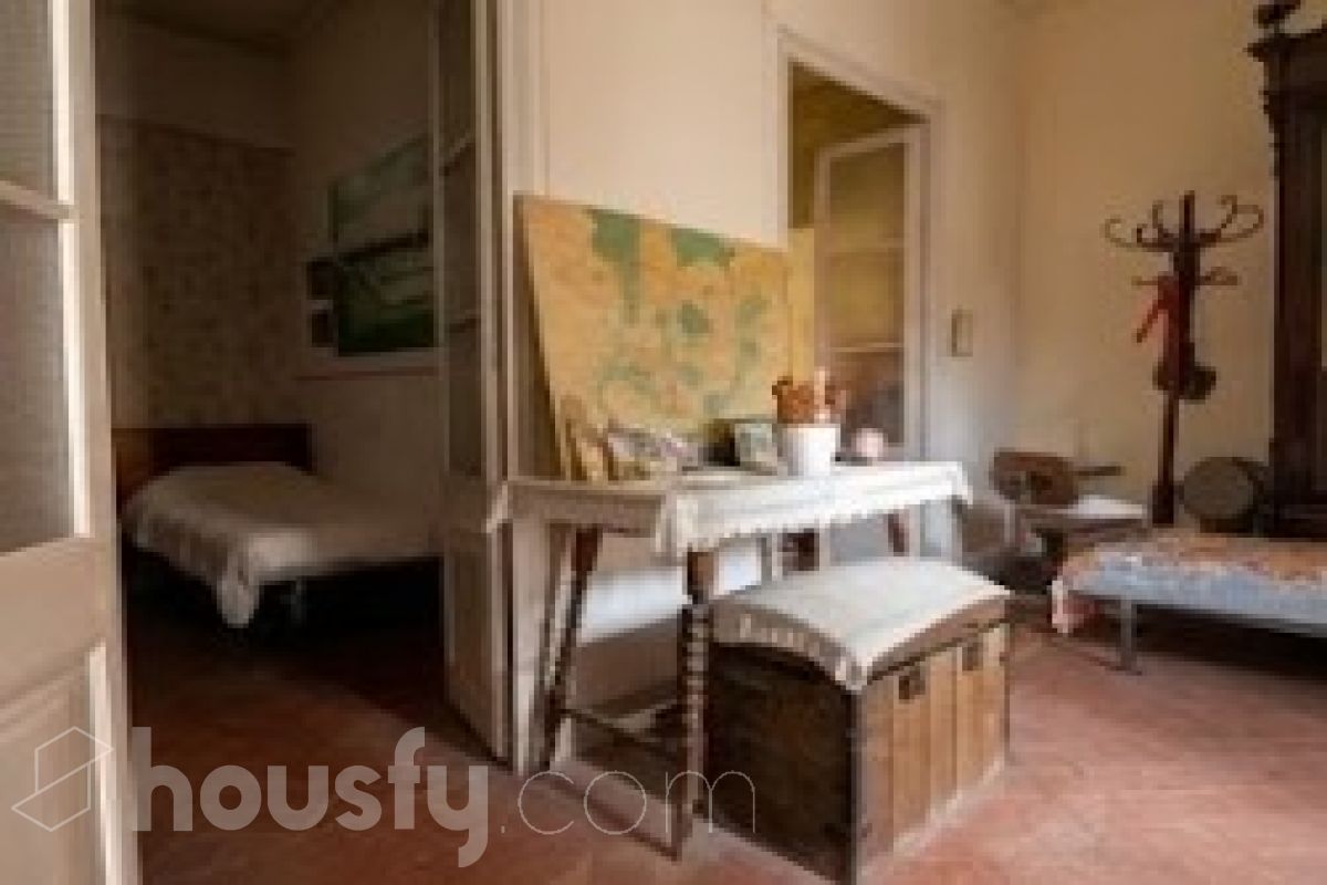 Housfy vende 🏡 edificio ubicado en Vilafranca del Penedès, GRAN OPORTUNIDAD para inversores. Edificio en una ubicación inmejorable en el centro de Vilafranca del Penedès. ¡Rentabilidad superior al 29%! Edificio de 1.385 m2 emblemático y de gran personalidad. Dispone de tres plantas superiores, con techos altos, suelos hidráulicos, puertas de doble hoja y vistas a la plaza. Construido en el año: Distribución de estancias -Salón-comedor -3 Baños -Cocina equipada - Varias habitaciones entre 9-11 Zona y entorno Respecto a la ubicación, se sitúa en Vilafranca del Penedès, municipio de Vilafranca del Penedès. Esta propiedad se encuentra cerca de transporte público, colegios, supermercados y farmacias. Aviso legal El precio de venta no incluye gastos de la compraventa como notaría, registro, impuestos, ni tampoco honorarios agencia. Esta publicación no es vinculante. Consulta siempre la nota simple con Housfy antes de formalizar la compraventa. Sobre nosotros Housfy es la plataforma integral de servicios inmobiliarios. Nuestra combinación de expertos y tecnología pone al alcance de todo el mundo servicios cómodos, claros y seguros. AICAT número: 7922. Nos encargamos de la gestión y asesoramiento de la compra. ¡Olvídate de todo! Hacemos los trámites por ti. Y, si además necesitas financiación, ponemos a tu disposición un bróker hipotecario para ayudarte a conseguir las mejores condiciones para tu perfil económico. ¿Quieres visitarla? Contacta con Housfy y agenda tu visita sin compromiso. Más información en: housfy.com-11