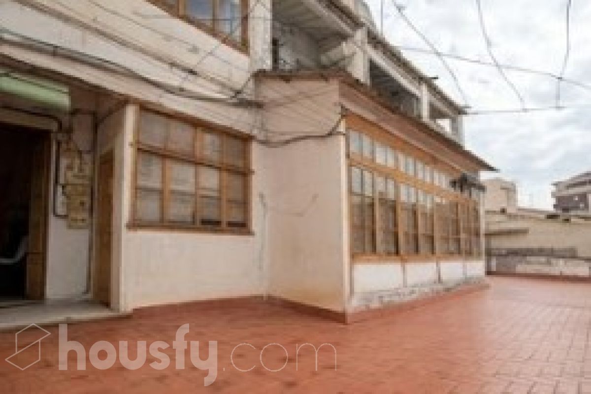 Housfy vende 🏡 edificio ubicado en Vilafranca del Penedès, GRAN OPORTUNIDAD para inversores. Edificio en una ubicación inmejorable en el centro de Vilafranca del Penedès. ¡Rentabilidad superior al 29%! Edificio de 1.385 m2 emblemático y de gran personalidad. Dispone de tres plantas superiores, con techos altos, suelos hidráulicos, puertas de doble hoja y vistas a la plaza. Construido en el año: Distribución de estancias -Salón-comedor -3 Baños -Cocina equipada - Varias habitaciones entre 9-11 Zona y entorno Respecto a la ubicación, se sitúa en Vilafranca del Penedès, municipio de Vilafranca del Penedès. Esta propiedad se encuentra cerca de transporte público, colegios, supermercados y farmacias. Aviso legal El precio de venta no incluye gastos de la compraventa como notaría, registro, impuestos, ni tampoco honorarios agencia. Esta publicación no es vinculante. Consulta siempre la nota simple con Housfy antes de formalizar la compraventa. Sobre nosotros Housfy es la plataforma integral de servicios inmobiliarios. Nuestra combinación de expertos y tecnología pone al alcance de todo el mundo servicios cómodos, claros y seguros. AICAT número: 7922. Nos encargamos de la gestión y asesoramiento de la compra. ¡Olvídate de todo! Hacemos los trámites por ti. Y, si además necesitas financiación, ponemos a tu disposición un bróker hipotecario para ayudarte a conseguir las mejores condiciones para tu perfil económico. ¿Quieres visitarla? Contacta con Housfy y agenda tu visita sin compromiso. Más información en: housfy.com-3