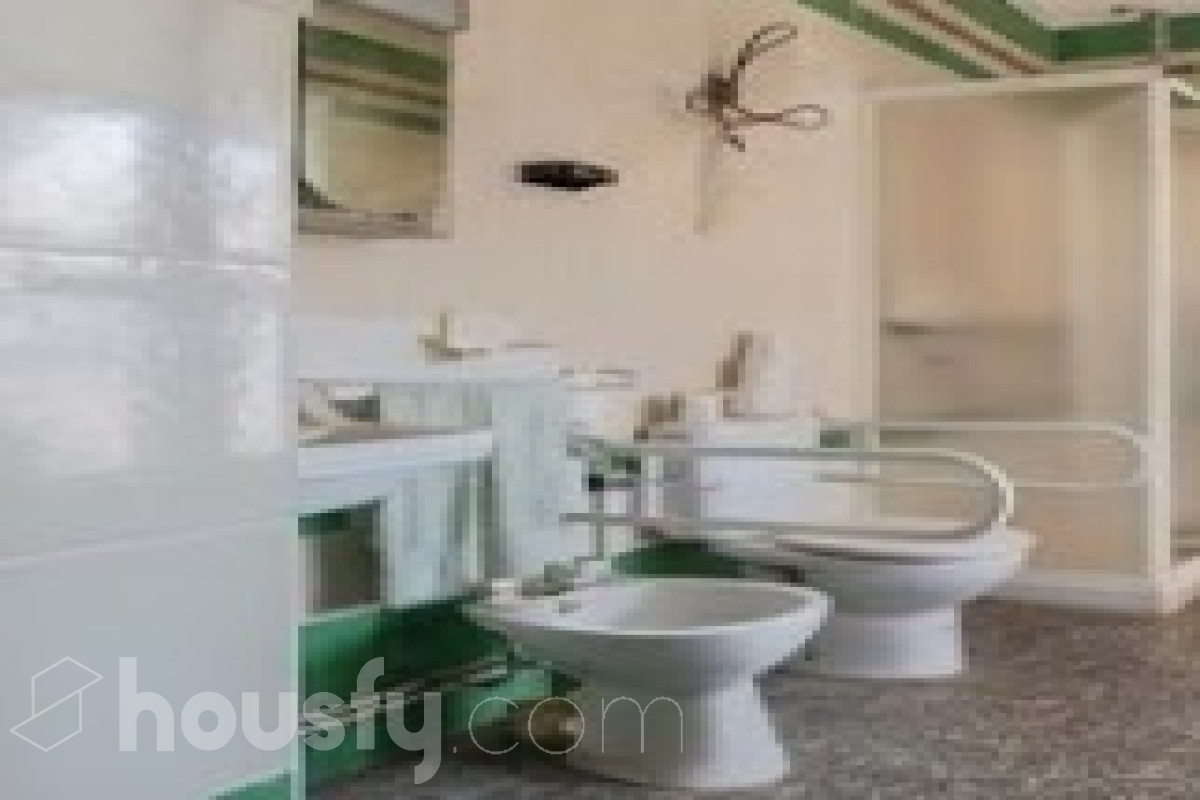 Housfy vende 🏡 edificio ubicado en Vilafranca del Penedès, GRAN OPORTUNIDAD para inversores. Edificio en una ubicación inmejorable en el centro de Vilafranca del Penedès. ¡Rentabilidad superior al 29%! Edificio de 1.385 m2 emblemático y de gran personalidad. Dispone de tres plantas superiores, con techos altos, suelos hidráulicos, puertas de doble hoja y vistas a la plaza. Construido en el año: Distribución de estancias -Salón-comedor -3 Baños -Cocina equipada - Varias habitaciones entre 9-11 Zona y entorno Respecto a la ubicación, se sitúa en Vilafranca del Penedès, municipio de Vilafranca del Penedès. Esta propiedad se encuentra cerca de transporte público, colegios, supermercados y farmacias. Aviso legal El precio de venta no incluye gastos de la compraventa como notaría, registro, impuestos, ni tampoco honorarios agencia. Esta publicación no es vinculante. Consulta siempre la nota simple con Housfy antes de formalizar la compraventa. Sobre nosotros Housfy es la plataforma integral de servicios inmobiliarios. Nuestra combinación de expertos y tecnología pone al alcance de todo el mundo servicios cómodos, claros y seguros. AICAT número: 7922. Nos encargamos de la gestión y asesoramiento de la compra. ¡Olvídate de todo! Hacemos los trámites por ti. Y, si además necesitas financiación, ponemos a tu disposición un bróker hipotecario para ayudarte a conseguir las mejores condiciones para tu perfil económico. ¿Quieres visitarla? Contacta con Housfy y agenda tu visita sin compromiso. Más información en: housfy.com-13